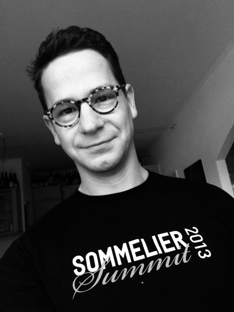 Weinexperte, Sommelier, Weinverkostung, Weinwissen, Weinblog, Weinmagazin, Weinliebhaber, Weinpodcast, Weinprobe, Weinreise, Weinjournalismus, Weinkultur, Weinszene, Weinbranche, Weinwirtschaft, Weinverkauf, Weingeschäft, Weingut, Weinherstellung, Weinproduktion, Winzer, Weinhändler, Weindegustation, Weinbewertung, Weinbeschreibung, Weinanalyse, Weinkritik, Weinsensorik, Weinverkostungsnotizen, Weinempfehlung, Weinführer, Weinkarte, Weintipps, Weinpreise, Weinbewertungen, Weinexpertenmeinung, Weinfachhandel, Weinauswahl, Weinkeller, Weinausbau, Weinreben, Weinbau, Terroir, Weinregion, Weinbaugebiet, Weinbauklima, Weinberge, Weinlese, Rebsorten, Weintrauben, Weißwein, Rotwein, Roséwein, Schaumwein, Sekt, Champagner, Naturwein, Bio-Wein, biodynamischer Wein, Orange Wine, Pet Nat, Süßwein, Dessertwein, Eiswein, Spätlese, Kabinett, Trockenbeerenauslese, Qualitätswein, Prädikatswein, Tafelwein, Landwein, Grand Cru, Premier Cru, Barrique, Holzfass, Edelstahltank, Weinlagerung, Weinreifung, Flaschenreifung, Dekantieren, Karaffieren, Weinservice, Weingläser, Weinzubehör, Weinzubehör kaufen, Weinlager, Weinshop, Online-Weinhandel, Weinbestellung, Weinempfehlungen, Weinpreise vergleichen, Weingeschenke, Weinpräsent, Weinveranstaltungen, Weinfestival, Weinmesse, Weinseminar, Weinprobe buchen, Online-Weinprobe, Virtuelle Weinprobe, Weinabend, Weinerlebnis, Wein & Speisen, Weinpairing, Foodpairing, Käse und Wein, Wein und Fleisch, Wein und Fisch, Veganer Wein, Vegetarische Weinbegleitung, Sommelier-Tipps, Weinlexikon, Weinwissen für Anfänger, Weinwissen für Fortgeschrittene, Wein online kaufen, Wein-Abo, Weinclub, Weinbar, Weinlokal, Weinrestaurant, Sternekoch und Wein, Gourmet-Wein, Luxuswein, Raritätenwein, Weinraritäten, Alte Weine, Weinlagerung zuhause, Weinkühlschrank, Weinsammlung, Wein als Investment, Weinauktionen, Weinpreise Entwicklung, Weintrends, Naturwein-Trend, Nachhaltiger Wein, Faire Weine, Low Intervention Wine, Wein Podcast, Wein-Influencer, Weinblogger, Weinkritiker, Weinbewertungen online, Weinvergleich, Weinmarketing, Weinbranding, Weinhandel digital, Direktimport Wein, Exklusive Weine, Boutique-Wein, Familienweingut, Weingüter Deutschland, Weingüter Frankreich, Weingüter Italien, Weingüter Spanien, Weingüter Österreich, Weingüter Portugal, Weingüter Kalifornien, Weingüter Australien, Weingüter Südafrika, Weinregion Bordeaux, Weinregion Burgund, Weinregion Toskana, Weinregion Rioja, Weinregion Mosel, Weinregion Rheingau, Weinregion Pfalz, Weinregion Wachau, Weinregion Mendoza, Weinregion Napa Valley, Weinregion Barossa Valley, Weinregion Stellenbosch, Weinregion Champagne, Weinregion Loire, Weinregion Chianti, Weinregion Priorat, Weinregion Douro, Weinregion Oregon, Weinregion Washington State, Weinregion Neuseeland, Spitzenweine, Fine Wine, Kultweine, Prestige-Weine, Weinspekulation, Weinrecht, Weinetikett, Weinflasche, Korken oder Schraubverschluss, Weinlagerkapazität, Weintemperatur, Serviertemperatur, Weinbelüftung, Weinoxidation, Weinchemie, Weinbiologie, Weinaromen, Weinaromatik, Geschmackskategorien Wein, Weinprofil, Weinsäure, Weintannin, Restzucker, Alkoholgehalt Wein, Schwefel im Wein, Sulfite im Wein, Weinfehler, korkiger Wein, Weinkristalle, Depot im Wein, Wein trübe, Wein dekantieren ja oder nein, Weingenuss, Weinphilosophie, Weinpassion.