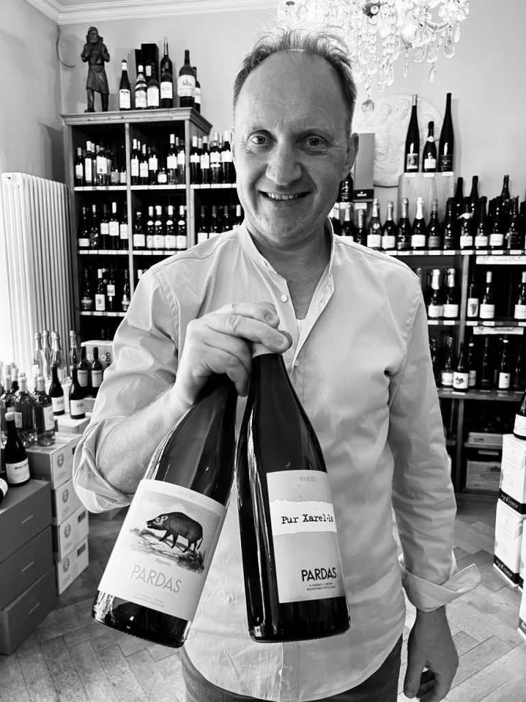 Weinexperte, Sommelier, Weinverkostung, Weinwissen, Weinblog, Weinmagazin, Weinliebhaber, Weinpodcast, Weinprobe, Weinreise, Weinjournalismus, Weinkultur, Weinszene, Weinbranche, Weinwirtschaft, Weinverkauf, Weingeschäft, Weingut, Weinherstellung, Weinproduktion, Winzer, Weinhändler, Weindegustation, Weinbewertung, Weinbeschreibung, Weinanalyse, Weinkritik, Weinsensorik, Weinverkostungsnotizen, Weinempfehlung, Weinführer, Weinkarte, Weintipps, Weinpreise, Weinbewertungen, Weinexpertenmeinung, Weinfachhandel, Weinauswahl, Weinkeller, Weinausbau, Weinreben, Weinbau, Terroir, Weinregion, Weinbaugebiet, Weinbauklima, Weinberge, Weinlese, Rebsorten, Weintrauben, Weißwein, Rotwein, Roséwein, Schaumwein, Sekt, Champagner, Naturwein, Bio-Wein, biodynamischer Wein, Orange Wine, Pet Nat, Süßwein, Dessertwein, Eiswein, Spätlese, Kabinett, Trockenbeerenauslese, Qualitätswein, Prädikatswein, Tafelwein, Landwein, Grand Cru, Premier Cru, Barrique, Holzfass, Edelstahltank, Weinlagerung, Weinreifung, Flaschenreifung, Dekantieren, Karaffieren, Weinservice, Weingläser, Weinzubehör, Weinzubehör kaufen, Weinlager, Weinshop, Online-Weinhandel, Weinbestellung, Weinempfehlungen, Weinpreise vergleichen, Weingeschenke, Weinpräsent, Weinveranstaltungen, Weinfestival, Weinmesse, Weinseminar, Weinprobe buchen, Online-Weinprobe, Virtuelle Weinprobe, Weinabend, Weinerlebnis, Wein & Speisen, Weinpairing, Foodpairing, Käse und Wein, Wein und Fleisch, Wein und Fisch, Veganer Wein, Vegetarische Weinbegleitung, Sommelier-Tipps, Weinlexikon, Weinwissen für Anfänger, Weinwissen für Fortgeschrittene, Wein online kaufen, Wein-Abo, Weinclub, Weinbar, Weinlokal, Weinrestaurant, Sternekoch und Wein, Gourmet-Wein, Luxuswein, Raritätenwein, Weinraritäten, Alte Weine, Weinlagerung zuhause, Weinkühlschrank, Weinsammlung, Wein als Investment, Weinauktionen, Weinpreise Entwicklung, Weintrends, Naturwein-Trend, Nachhaltiger Wein, Faire Weine, Low Intervention Wine, Wein Podcast, Wein-Influencer, Weinblogger, Weinkritiker, Weinbewertungen online, Weinvergleich, Weinmarketing, Weinbranding, Weinhandel digital, Direktimport Wein, Exklusive Weine, Boutique-Wein, Familienweingut, Weingüter Deutschland, Weingüter Frankreich, Weingüter Italien, Weingüter Spanien, Weingüter Österreich, Weingüter Portugal, Weingüter Kalifornien, Weingüter Australien, Weingüter Südafrika, Weinregion Bordeaux, Weinregion Burgund, Weinregion Toskana, Weinregion Rioja, Weinregion Mosel, Weinregion Rheingau, Weinregion Pfalz, Weinregion Wachau, Weinregion Mendoza, Weinregion Napa Valley, Weinregion Barossa Valley, Weinregion Stellenbosch, Weinregion Champagne, Weinregion Loire, Weinregion Chianti, Weinregion Priorat, Weinregion Douro, Weinregion Oregon, Weinregion Washington State, Weinregion Neuseeland, Spitzenweine, Fine Wine, Kultweine, Prestige-Weine, Weinspekulation, Weinrecht, Weinetikett, Weinflasche, Korken oder Schraubverschluss, Weinlagerkapazität, Weintemperatur, Serviertemperatur, Weinbelüftung, Weinoxidation, Weinchemie, Weinbiologie, Weinaromen, Weinaromatik, Geschmackskategorien Wein, Weinprofil, Weinsäure, Weintannin, Restzucker, Alkoholgehalt Wein, Schwefel im Wein, Sulfite im Wein, Weinfehler, korkiger Wein, Weinkristalle, Depot im Wein, Wein trübe, Wein dekantieren ja oder nein, Weingenuss, Weinphilosophie, Weinpassion.