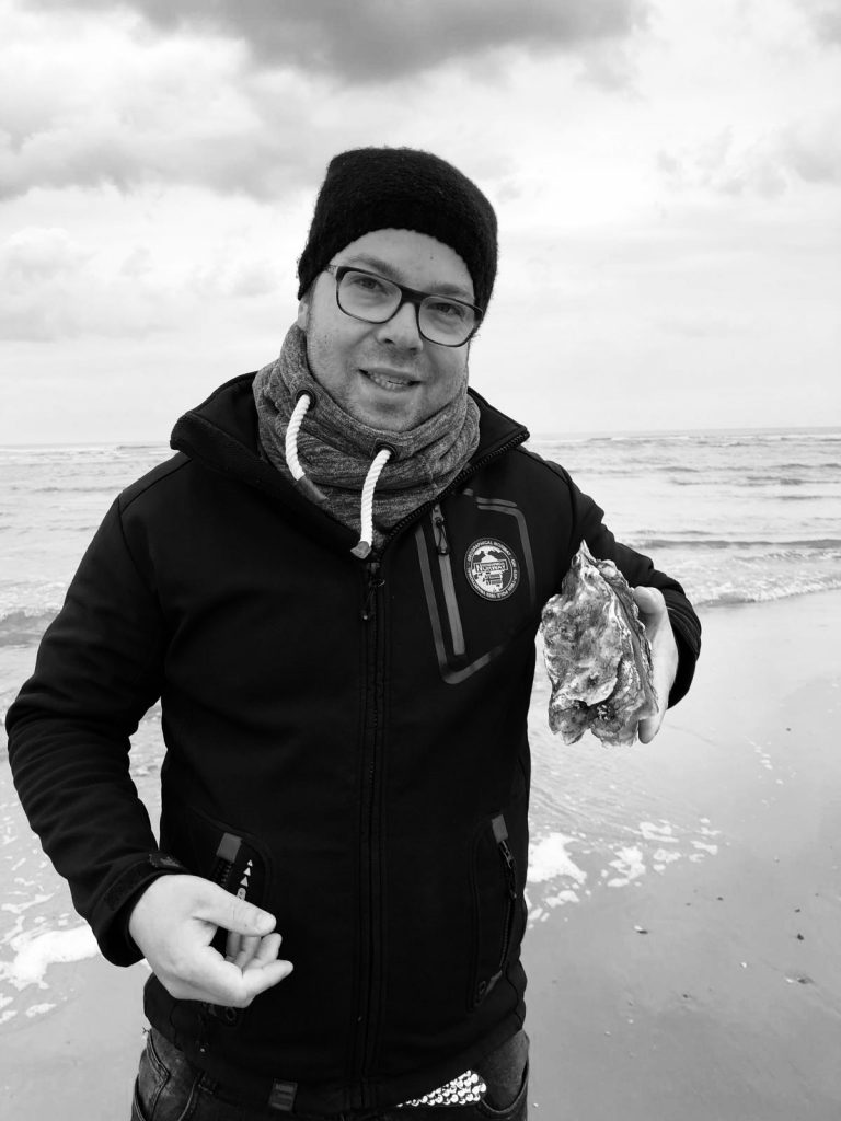 Weinexperte, Sommelier, Weinverkostung, Weinwissen, Weinblog, Weinmagazin, Weinliebhaber, Weinpodcast, Weinprobe, Weinreise, Weinjournalismus, Weinkultur, Weinszene, Weinbranche, Weinwirtschaft, Weinverkauf, Weingeschäft, Weingut, Weinherstellung, Weinproduktion, Winzer, Weinhändler, Weindegustation, Weinbewertung, Weinbeschreibung, Weinanalyse, Weinkritik, Weinsensorik, Weinverkostungsnotizen, Weinempfehlung, Weinführer, Weinkarte, Weintipps, Weinpreise, Weinbewertungen, Weinexpertenmeinung, Weinfachhandel, Weinauswahl, Weinkeller, Weinausbau, Weinreben, Weinbau, Terroir, Weinregion, Weinbaugebiet, Weinbauklima, Weinberge, Weinlese, Rebsorten, Weintrauben, Weißwein, Rotwein, Roséwein, Schaumwein, Sekt, Champagner, Naturwein, Bio-Wein, biodynamischer Wein, Orange Wine, Pet Nat, Süßwein, Dessertwein, Eiswein, Spätlese, Kabinett, Trockenbeerenauslese, Qualitätswein, Prädikatswein, Tafelwein, Landwein, Grand Cru, Premier Cru, Barrique, Holzfass, Edelstahltank, Weinlagerung, Weinreifung, Flaschenreifung, Dekantieren, Karaffieren, Weinservice, Weingläser, Weinzubehör, Weinzubehör kaufen, Weinlager, Weinshop, Online-Weinhandel, Weinbestellung, Weinempfehlungen, Weinpreise vergleichen, Weingeschenke, Weinpräsent, Weinveranstaltungen, Weinfestival, Weinmesse, Weinseminar, Weinprobe buchen, Online-Weinprobe, Virtuelle Weinprobe, Weinabend, Weinerlebnis, Wein & Speisen, Weinpairing, Foodpairing, Käse und Wein, Wein und Fleisch, Wein und Fisch, Veganer Wein, Vegetarische Weinbegleitung, Sommelier-Tipps, Weinlexikon, Weinwissen für Anfänger, Weinwissen für Fortgeschrittene, Wein online kaufen, Wein-Abo, Weinclub, Weinbar, Weinlokal, Weinrestaurant, Sternekoch und Wein, Gourmet-Wein, Luxuswein, Raritätenwein, Weinraritäten, Alte Weine, Weinlagerung zuhause, Weinkühlschrank, Weinsammlung, Wein als Investment, Weinauktionen, Weinpreise Entwicklung, Weintrends, Naturwein-Trend, Nachhaltiger Wein, Faire Weine, Low Intervention Wine, Wein Podcast, Wein-Influencer, Weinblogger, Weinkritiker, Weinbewertungen online, Weinvergleich, Weinmarketing, Weinbranding, Weinhandel digital, Direktimport Wein, Exklusive Weine, Boutique-Wein, Familienweingut, Weingüter Deutschland, Weingüter Frankreich, Weingüter Italien, Weingüter Spanien, Weingüter Österreich, Weingüter Portugal, Weingüter Kalifornien, Weingüter Australien, Weingüter Südafrika, Weinregion Bordeaux, Weinregion Burgund, Weinregion Toskana, Weinregion Rioja, Weinregion Mosel, Weinregion Rheingau, Weinregion Pfalz, Weinregion Wachau, Weinregion Mendoza, Weinregion Napa Valley, Weinregion Barossa Valley, Weinregion Stellenbosch, Weinregion Champagne, Weinregion Loire, Weinregion Chianti, Weinregion Priorat, Weinregion Douro, Weinregion Oregon, Weinregion Washington State, Weinregion Neuseeland, Spitzenweine, Fine Wine, Kultweine, Prestige-Weine, Weinspekulation, Weinrecht, Weinetikett, Weinflasche, Korken oder Schraubverschluss, Weinlagerkapazität, Weintemperatur, Serviertemperatur, Weinbelüftung, Weinoxidation, Weinchemie, Weinbiologie, Weinaromen, Weinaromatik, Geschmackskategorien Wein, Weinprofil, Weinsäure, Weintannin, Restzucker, Alkoholgehalt Wein, Schwefel im Wein, Sulfite im Wein, Weinfehler, korkiger Wein, Weinkristalle, Depot im Wein, Wein trübe, Wein dekantieren ja oder nein, Weingenuss, Weinphilosophie, Weinpassion.