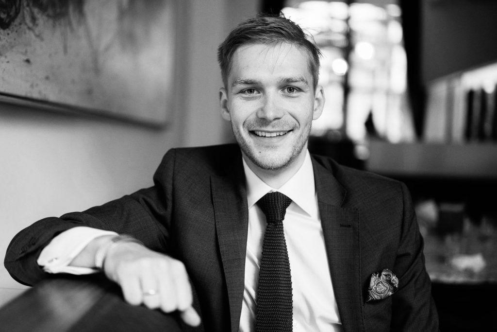 Weinexperte, Sommelier, Weinverkostung, Weinwissen, Weinblog, Weinmagazin, Weinliebhaber, Weinpodcast, Weinprobe, Weinreise, Weinjournalismus, Weinkultur, Weinszene, Weinbranche, Weinwirtschaft, Weinverkauf, Weingeschäft, Weingut, Weinherstellung, Weinproduktion, Winzer, Weinhändler, Weindegustation, Weinbewertung, Weinbeschreibung, Weinanalyse, Weinkritik, Weinsensorik, Weinverkostungsnotizen, Weinempfehlung, Weinführer, Weinkarte, Weintipps, Weinpreise, Weinbewertungen, Weinexpertenmeinung, Weinfachhandel, Weinauswahl, Weinkeller, Weinausbau, Weinreben, Weinbau, Terroir, Weinregion, Weinbaugebiet, Weinbauklima, Weinberge, Weinlese, Rebsorten, Weintrauben, Weißwein, Rotwein, Roséwein, Schaumwein, Sekt, Champagner, Naturwein, Bio-Wein, biodynamischer Wein, Orange Wine, Pet Nat, Süßwein, Dessertwein, Eiswein, Spätlese, Kabinett, Trockenbeerenauslese, Qualitätswein, Prädikatswein, Tafelwein, Landwein, Grand Cru, Premier Cru, Barrique, Holzfass, Edelstahltank, Weinlagerung, Weinreifung, Flaschenreifung, Dekantieren, Karaffieren, Weinservice, Weingläser, Weinzubehör, Weinzubehör kaufen, Weinlager, Weinshop, Online-Weinhandel, Weinbestellung, Weinempfehlungen, Weinpreise vergleichen, Weingeschenke, Weinpräsent, Weinveranstaltungen, Weinfestival, Weinmesse, Weinseminar, Weinprobe buchen, Online-Weinprobe, Virtuelle Weinprobe, Weinabend, Weinerlebnis, Wein & Speisen, Weinpairing, Foodpairing, Käse und Wein, Wein und Fleisch, Wein und Fisch, Veganer Wein, Vegetarische Weinbegleitung, Sommelier-Tipps, Weinlexikon, Weinwissen für Anfänger, Weinwissen für Fortgeschrittene, Wein online kaufen, Wein-Abo, Weinclub, Weinbar, Weinlokal, Weinrestaurant, Sternekoch und Wein, Gourmet-Wein, Luxuswein, Raritätenwein, Weinraritäten, Alte Weine, Weinlagerung zuhause, Weinkühlschrank, Weinsammlung, Wein als Investment, Weinauktionen, Weinpreise Entwicklung, Weintrends, Naturwein-Trend, Nachhaltiger Wein, Faire Weine, Low Intervention Wine, Wein Podcast, Wein-Influencer, Weinblogger, Weinkritiker, Weinbewertungen online, Weinvergleich, Weinmarketing, Weinbranding, Weinhandel digital, Direktimport Wein, Exklusive Weine, Boutique-Wein, Familienweingut, Weingüter Deutschland, Weingüter Frankreich, Weingüter Italien, Weingüter Spanien, Weingüter Österreich, Weingüter Portugal, Weingüter Kalifornien, Weingüter Australien, Weingüter Südafrika, Weinregion Bordeaux, Weinregion Burgund, Weinregion Toskana, Weinregion Rioja, Weinregion Mosel, Weinregion Rheingau, Weinregion Pfalz, Weinregion Wachau, Weinregion Mendoza, Weinregion Napa Valley, Weinregion Barossa Valley, Weinregion Stellenbosch, Weinregion Champagne, Weinregion Loire, Weinregion Chianti, Weinregion Priorat, Weinregion Douro, Weinregion Oregon, Weinregion Washington State, Weinregion Neuseeland, Spitzenweine, Fine Wine, Kultweine, Prestige-Weine, Weinspekulation, Weinrecht, Weinetikett, Weinflasche, Korken oder Schraubverschluss, Weinlagerkapazität, Weintemperatur, Serviertemperatur, Weinbelüftung, Weinoxidation, Weinchemie, Weinbiologie, Weinaromen, Weinaromatik, Geschmackskategorien Wein, Weinprofil, Weinsäure, Weintannin, Restzucker, Alkoholgehalt Wein, Schwefel im Wein, Sulfite im Wein, Weinfehler, korkiger Wein, Weinkristalle, Depot im Wein, Wein trübe, Wein dekantieren ja oder nein, Weingenuss, Weinphilosophie, Weinpassion.