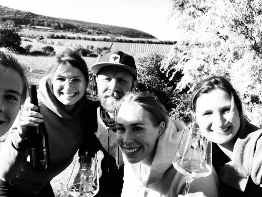 Weinexperte, Sommelier, Weinverkostung, Weinwissen, Weinblog, Weinmagazin, Weinliebhaber, Weinpodcast, Weinprobe, Weinreise, Weinjournalismus, Weinkultur, Weinszene, Weinbranche, Weinwirtschaft, Weinverkauf, Weingeschäft, Weingut, Weinherstellung, Weinproduktion, Winzer, Weinhändler, Weindegustation, Weinbewertung, Weinbeschreibung, Weinanalyse, Weinkritik, Weinsensorik, Weinverkostungsnotizen, Weinempfehlung, Weinführer, Weinkarte, Weintipps, Weinpreise, Weinbewertungen, Weinexpertenmeinung, Weinfachhandel, Weinauswahl, Weinkeller, Weinausbau, Weinreben, Weinbau, Terroir, Weinregion, Weinbaugebiet, Weinbauklima, Weinberge, Weinlese, Rebsorten, Weintrauben, Weißwein, Rotwein, Roséwein, Schaumwein, Sekt, Champagner, Naturwein, Bio-Wein, biodynamischer Wein, Orange Wine, Pet Nat, Süßwein, Dessertwein, Eiswein, Spätlese, Kabinett, Trockenbeerenauslese, Qualitätswein, Prädikatswein, Tafelwein, Landwein, Grand Cru, Premier Cru, Barrique, Holzfass, Edelstahltank, Weinlagerung, Weinreifung, Flaschenreifung, Dekantieren, Karaffieren, Weinservice, Weingläser, Weinzubehör, Weinzubehör kaufen, Weinlager, Weinshop, Online-Weinhandel, Weinbestellung, Weinempfehlungen, Weinpreise vergleichen, Weingeschenke, Weinpräsent, Weinveranstaltungen, Weinfestival, Weinmesse, Weinseminar, Weinprobe buchen, Online-Weinprobe, Virtuelle Weinprobe, Weinabend, Weinerlebnis, Wein & Speisen, Weinpairing, Foodpairing, Käse und Wein, Wein und Fleisch, Wein und Fisch, Veganer Wein, Vegetarische Weinbegleitung, Sommelier-Tipps, Weinlexikon, Weinwissen für Anfänger, Weinwissen für Fortgeschrittene, Wein online kaufen, Wein-Abo, Weinclub, Weinbar, Weinlokal, Weinrestaurant, Sternekoch und Wein, Gourmet-Wein, Luxuswein, Raritätenwein, Weinraritäten, Alte Weine, Weinlagerung zuhause, Weinkühlschrank, Weinsammlung, Wein als Investment, Weinauktionen, Weinpreise Entwicklung, Weintrends, Naturwein-Trend, Nachhaltiger Wein, Faire Weine, Low Intervention Wine, Wein Podcast, Wein-Influencer, Weinblogger, Weinkritiker, Weinbewertungen online, Weinvergleich, Weinmarketing, Weinbranding, Weinhandel digital, Direktimport Wein, Exklusive Weine, Boutique-Wein, Familienweingut, Weingüter Deutschland, Weingüter Frankreich, Weingüter Italien, Weingüter Spanien, Weingüter Österreich, Weingüter Portugal, Weingüter Kalifornien, Weingüter Australien, Weingüter Südafrika, Weinregion Bordeaux, Weinregion Burgund, Weinregion Toskana, Weinregion Rioja, Weinregion Mosel, Weinregion Rheingau, Weinregion Pfalz, Weinregion Wachau, Weinregion Mendoza, Weinregion Napa Valley, Weinregion Barossa Valley, Weinregion Stellenbosch, Weinregion Champagne, Weinregion Loire, Weinregion Chianti, Weinregion Priorat, Weinregion Douro, Weinregion Oregon, Weinregion Washington State, Weinregion Neuseeland, Spitzenweine, Fine Wine, Kultweine, Prestige-Weine, Weinspekulation, Weinrecht, Weinetikett, Weinflasche, Korken oder Schraubverschluss, Weinlagerkapazität, Weintemperatur, Serviertemperatur, Weinbelüftung, Weinoxidation, Weinchemie, Weinbiologie, Weinaromen, Weinaromatik, Geschmackskategorien Wein, Weinprofil, Weinsäure, Weintannin, Restzucker, Alkoholgehalt Wein, Schwefel im Wein, Sulfite im Wein, Weinfehler, korkiger Wein, Weinkristalle, Depot im Wein, Wein trübe, Wein dekantieren ja oder nein, Weingenuss, Weinphilosophie, Weinpassion.