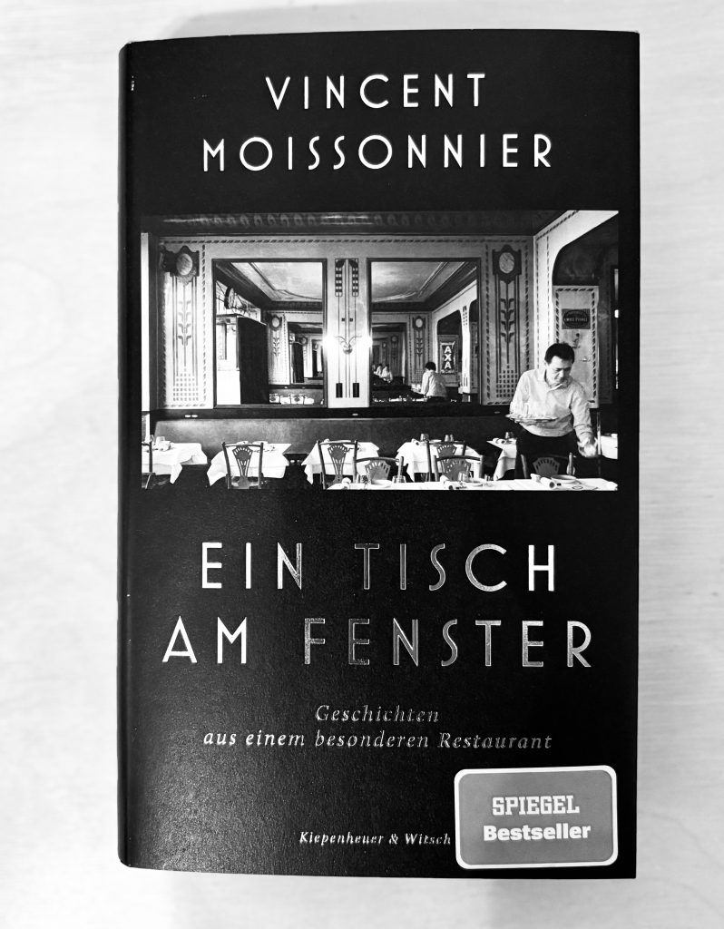 Weinexperte, Sommelier, Weinverkostung, Weinwissen, Weinblog, Weinmagazin, Weinliebhaber, Weinpodcast, Weinprobe, Weinreise, Weinjournalismus, Weinkultur, Weinszene, Weinbranche, Weinwirtschaft, Weinverkauf, Weingeschäft, Weingut, Weinherstellung, Weinproduktion, Winzer, Weinhändler, Weindegustation, Weinbewertung, Weinbeschreibung, Weinanalyse, Weinkritik, Weinsensorik, Weinverkostungsnotizen, Weinempfehlung, Weinführer, Weinkarte, Weintipps, Weinpreise, Weinbewertungen, Weinexpertenmeinung, Weinfachhandel, Weinauswahl, Weinkeller, Weinausbau, Weinreben, Weinbau, Terroir, Weinregion, Weinbaugebiet, Weinbauklima, Weinberge, Weinlese, Rebsorten, Weintrauben, Weißwein, Rotwein, Roséwein, Schaumwein, Sekt, Champagner, Naturwein, Bio-Wein, biodynamischer Wein, Orange Wine, Pet Nat, Süßwein, Dessertwein, Eiswein, Spätlese, Kabinett, Trockenbeerenauslese, Qualitätswein, Prädikatswein, Tafelwein, Landwein, Grand Cru, Premier Cru, Barrique, Holzfass, Edelstahltank, Weinlagerung, Weinreifung, Flaschenreifung, Dekantieren, Karaffieren, Weinservice, Weingläser, Weinzubehör, Weinzubehör kaufen, Weinlager, Weinshop, Online-Weinhandel, Weinbestellung, Weinempfehlungen, Weinpreise vergleichen, Weingeschenke, Weinpräsent, Weinveranstaltungen, Weinfestival, Weinmesse, Weinseminar, Weinprobe buchen, Online-Weinprobe, Virtuelle Weinprobe, Weinabend, Weinerlebnis, Wein & Speisen, Weinpairing, Foodpairing, Käse und Wein, Wein und Fleisch, Wein und Fisch, Veganer Wein, Vegetarische Weinbegleitung, Sommelier-Tipps, Weinlexikon, Weinwissen für Anfänger, Weinwissen für Fortgeschrittene, Wein online kaufen, Wein-Abo, Weinclub, Weinbar, Weinlokal, Weinrestaurant, Sternekoch und Wein, Gourmet-Wein, Luxuswein, Raritätenwein, Weinraritäten, Alte Weine, Weinlagerung zuhause, Weinkühlschrank, Weinsammlung, Wein als Investment, Weinauktionen, Weinpreise Entwicklung, Weintrends, Naturwein-Trend, Nachhaltiger Wein, Faire Weine, Low Intervention Wine, Wein Podcast, Wein-Influencer, Weinblogger, Weinkritiker, Weinbewertungen online, Weinvergleich, Weinmarketing, Weinbranding, Weinhandel digital, Direktimport Wein, Exklusive Weine, Boutique-Wein, Familienweingut, Weingüter Deutschland, Weingüter Frankreich, Weingüter Italien, Weingüter Spanien, Weingüter Österreich, Weingüter Portugal, Weingüter Kalifornien, Weingüter Australien, Weingüter Südafrika, Weinregion Bordeaux, Weinregion Burgund, Weinregion Toskana, Weinregion Rioja, Weinregion Mosel, Weinregion Rheingau, Weinregion Pfalz, Weinregion Wachau, Weinregion Mendoza, Weinregion Napa Valley, Weinregion Barossa Valley, Weinregion Stellenbosch, Weinregion Champagne, Weinregion Loire, Weinregion Chianti, Weinregion Priorat, Weinregion Douro, Weinregion Oregon, Weinregion Washington State, Weinregion Neuseeland, Spitzenweine, Fine Wine, Kultweine, Prestige-Weine, Weinspekulation, Weinrecht, Weinetikett, Weinflasche, Korken oder Schraubverschluss, Weinlagerkapazität, Weintemperatur, Serviertemperatur, Weinbelüftung, Weinoxidation, Weinchemie, Weinbiologie, Weinaromen, Weinaromatik, Geschmackskategorien Wein, Weinprofil, Weinsäure, Weintannin, Restzucker, Alkoholgehalt Wein, Schwefel im Wein, Sulfite im Wein, Weinfehler, korkiger Wein, Weinkristalle, Depot im Wein, Wein trübe, Wein dekantieren ja oder nein, Weingenuss, Weinphilosophie, Weinpassion.