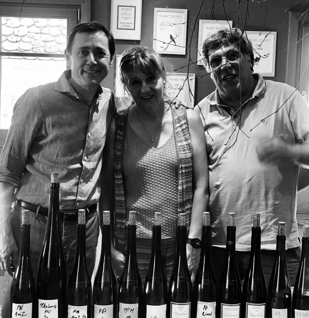Weinexperte, Sommelier, Weinverkostung, Weinwissen, Weinblog, Weinmagazin, Weinliebhaber, Weinpodcast, Weinprobe, Weinreise, Weinjournalismus, Weinkultur, Weinszene, Weinbranche, Weinwirtschaft, Weinverkauf, Weingeschäft, Weingut, Weinherstellung, Weinproduktion, Winzer, Weinhändler, Weindegustation, Weinbewertung, Weinbeschreibung, Weinanalyse, Weinkritik, Weinsensorik, Weinverkostungsnotizen, Weinempfehlung, Weinführer, Weinkarte, Weintipps, Weinpreise, Weinbewertungen, Weinexpertenmeinung, Weinfachhandel, Weinauswahl, Weinkeller, Weinausbau, Weinreben, Weinbau, Terroir, Weinregion, Weinbaugebiet, Weinbauklima, Weinberge, Weinlese, Rebsorten, Weintrauben, Weißwein, Rotwein, Roséwein, Schaumwein, Sekt, Champagner, Naturwein, Bio-Wein, biodynamischer Wein, Orange Wine, Pet Nat, Süßwein, Dessertwein, Eiswein, Spätlese, Kabinett, Trockenbeerenauslese, Qualitätswein, Prädikatswein, Tafelwein, Landwein, Grand Cru, Premier Cru, Barrique, Holzfass, Edelstahltank, Weinlagerung, Weinreifung, Flaschenreifung, Dekantieren, Karaffieren, Weinservice, Weingläser, Weinzubehör, Weinzubehör kaufen, Weinlager, Weinshop, Online-Weinhandel, Weinbestellung, Weinempfehlungen, Weinpreise vergleichen, Weingeschenke, Weinpräsent, Weinveranstaltungen, Weinfestival, Weinmesse, Weinseminar, Weinprobe buchen, Online-Weinprobe, Virtuelle Weinprobe, Weinabend, Weinerlebnis, Wein & Speisen, Weinpairing, Foodpairing, Käse und Wein, Wein und Fleisch, Wein und Fisch, Veganer Wein, Vegetarische Weinbegleitung, Sommelier-Tipps, Weinlexikon, Weinwissen für Anfänger, Weinwissen für Fortgeschrittene, Wein online kaufen, Wein-Abo, Weinclub, Weinbar, Weinlokal, Weinrestaurant, Sternekoch und Wein, Gourmet-Wein, Luxuswein, Raritätenwein, Weinraritäten, Alte Weine, Weinlagerung zuhause, Weinkühlschrank, Weinsammlung, Wein als Investment, Weinauktionen, Weinpreise Entwicklung, Weintrends, Naturwein-Trend, Nachhaltiger Wein, Faire Weine, Low Intervention Wine, Wein Podcast, Wein-Influencer, Weinblogger, Weinkritiker, Weinbewertungen online, Weinvergleich, Weinmarketing, Weinbranding, Weinhandel digital, Direktimport Wein, Exklusive Weine, Boutique-Wein, Familienweingut, Weingüter Deutschland, Weingüter Frankreich, Weingüter Italien, Weingüter Spanien, Weingüter Österreich, Weingüter Portugal, Weingüter Kalifornien, Weingüter Australien, Weingüter Südafrika, Weinregion Bordeaux, Weinregion Burgund, Weinregion Toskana, Weinregion Rioja, Weinregion Mosel, Weinregion Rheingau, Weinregion Pfalz, Weinregion Wachau, Weinregion Mendoza, Weinregion Napa Valley, Weinregion Barossa Valley, Weinregion Stellenbosch, Weinregion Champagne, Weinregion Loire, Weinregion Chianti, Weinregion Priorat, Weinregion Douro, Weinregion Oregon, Weinregion Washington State, Weinregion Neuseeland, Spitzenweine, Fine Wine, Kultweine, Prestige-Weine, Weinspekulation, Weinrecht, Weinetikett, Weinflasche, Korken oder Schraubverschluss, Weinlagerkapazität, Weintemperatur, Serviertemperatur, Weinbelüftung, Weinoxidation, Weinchemie, Weinbiologie, Weinaromen, Weinaromatik, Geschmackskategorien Wein, Weinprofil, Weinsäure, Weintannin, Restzucker, Alkoholgehalt Wein, Schwefel im Wein, Sulfite im Wein, Weinfehler, korkiger Wein, Weinkristalle, Depot im Wein, Wein trübe, Wein dekantieren ja oder nein, Weingenuss, Weinphilosophie, Weinpassion.