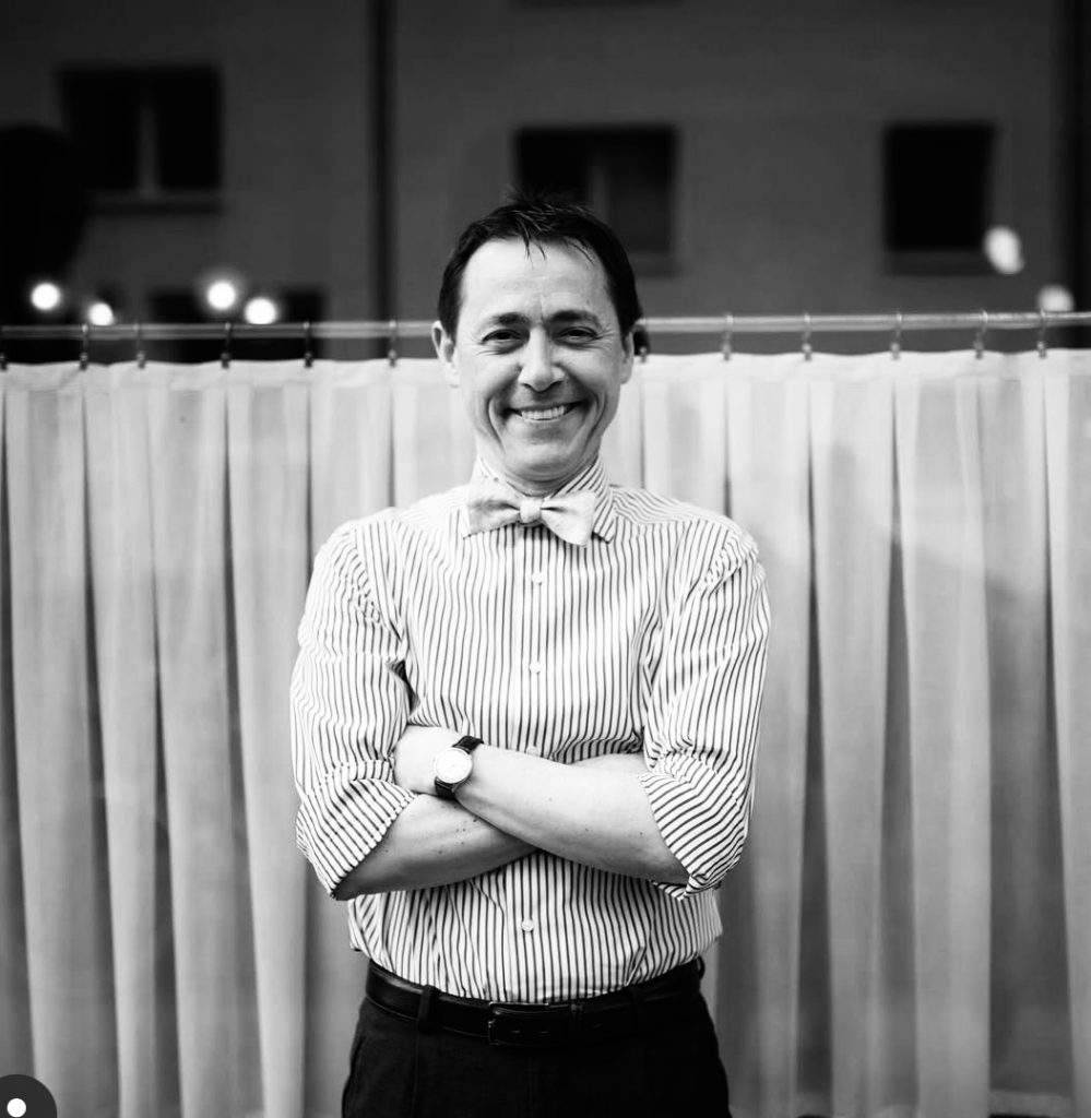 Weinexperte, Sommelier, Weinverkostung, Weinwissen, Weinblog, Weinmagazin, Weinliebhaber, Weinpodcast, Weinprobe, Weinreise, Weinjournalismus, Weinkultur, Weinszene, Weinbranche, Weinwirtschaft, Weinverkauf, Weingeschäft, Weingut, Weinherstellung, Weinproduktion, Winzer, Weinhändler, Weindegustation, Weinbewertung, Weinbeschreibung, Weinanalyse, Weinkritik, Weinsensorik, Weinverkostungsnotizen, Weinempfehlung, Weinführer, Weinkarte, Weintipps, Weinpreise, Weinbewertungen, Weinexpertenmeinung, Weinfachhandel, Weinauswahl, Weinkeller, Weinausbau, Weinreben, Weinbau, Terroir, Weinregion, Weinbaugebiet, Weinbauklima, Weinberge, Weinlese, Rebsorten, Weintrauben, Weißwein, Rotwein, Roséwein, Schaumwein, Sekt, Champagner, Naturwein, Bio-Wein, biodynamischer Wein, Orange Wine, Pet Nat, Süßwein, Dessertwein, Eiswein, Spätlese, Kabinett, Trockenbeerenauslese, Qualitätswein, Prädikatswein, Tafelwein, Landwein, Grand Cru, Premier Cru, Barrique, Holzfass, Edelstahltank, Weinlagerung, Weinreifung, Flaschenreifung, Dekantieren, Karaffieren, Weinservice, Weingläser, Weinzubehör, Weinzubehör kaufen, Weinlager, Weinshop, Online-Weinhandel, Weinbestellung, Weinempfehlungen, Weinpreise vergleichen, Weingeschenke, Weinpräsent, Weinveranstaltungen, Weinfestival, Weinmesse, Weinseminar, Weinprobe buchen, Online-Weinprobe, Virtuelle Weinprobe, Weinabend, Weinerlebnis, Wein & Speisen, Weinpairing, Foodpairing, Käse und Wein, Wein und Fleisch, Wein und Fisch, Veganer Wein, Vegetarische Weinbegleitung, Sommelier-Tipps, Weinlexikon, Weinwissen für Anfänger, Weinwissen für Fortgeschrittene, Wein online kaufen, Wein-Abo, Weinclub, Weinbar, Weinlokal, Weinrestaurant, Sternekoch und Wein, Gourmet-Wein, Luxuswein, Raritätenwein, Weinraritäten, Alte Weine, Weinlagerung zuhause, Weinkühlschrank, Weinsammlung, Wein als Investment, Weinauktionen, Weinpreise Entwicklung, Weintrends, Naturwein-Trend, Nachhaltiger Wein, Faire Weine, Low Intervention Wine, Wein Podcast, Wein-Influencer, Weinblogger, Weinkritiker, Weinbewertungen online, Weinvergleich, Weinmarketing, Weinbranding, Weinhandel digital, Direktimport Wein, Exklusive Weine, Boutique-Wein, Familienweingut, Weingüter Deutschland, Weingüter Frankreich, Weingüter Italien, Weingüter Spanien, Weingüter Österreich, Weingüter Portugal, Weingüter Kalifornien, Weingüter Australien, Weingüter Südafrika, Weinregion Bordeaux, Weinregion Burgund, Weinregion Toskana, Weinregion Rioja, Weinregion Mosel, Weinregion Rheingau, Weinregion Pfalz, Weinregion Wachau, Weinregion Mendoza, Weinregion Napa Valley, Weinregion Barossa Valley, Weinregion Stellenbosch, Weinregion Champagne, Weinregion Loire, Weinregion Chianti, Weinregion Priorat, Weinregion Douro, Weinregion Oregon, Weinregion Washington State, Weinregion Neuseeland, Spitzenweine, Fine Wine, Kultweine, Prestige-Weine, Weinspekulation, Weinrecht, Weinetikett, Weinflasche, Korken oder Schraubverschluss, Weinlagerkapazität, Weintemperatur, Serviertemperatur, Weinbelüftung, Weinoxidation, Weinchemie, Weinbiologie, Weinaromen, Weinaromatik, Geschmackskategorien Wein, Weinprofil, Weinsäure, Weintannin, Restzucker, Alkoholgehalt Wein, Schwefel im Wein, Sulfite im Wein, Weinfehler, korkiger Wein, Weinkristalle, Depot im Wein, Wein trübe, Wein dekantieren ja oder nein, Weingenuss, Weinphilosophie, Weinpassion.