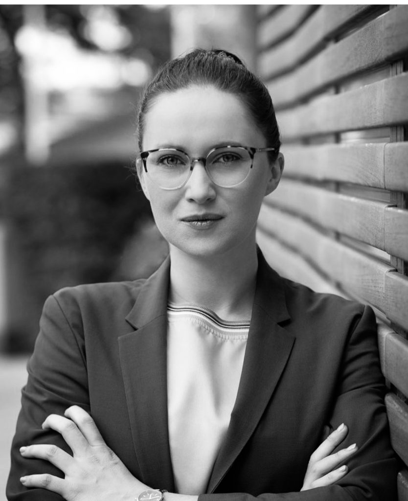 Weinexperte, Sommelier, Weinverkostung, Weinwissen, Weinblog, Weinmagazin, Weinliebhaber, Weinpodcast, Weinprobe, Weinreise, Weinjournalismus, Weinkultur, Weinszene, Weinbranche, Weinwirtschaft, Weinverkauf, Weingeschäft, Weingut, Weinherstellung, Weinproduktion, Winzer, Weinhändler, Weindegustation, Weinbewertung, Weinbeschreibung, Weinanalyse, Weinkritik, Weinsensorik, Weinverkostungsnotizen, Weinempfehlung, Weinführer, Weinkarte, Weintipps, Weinpreise, Weinbewertungen, Weinexpertenmeinung, Weinfachhandel, Weinauswahl, Weinkeller, Weinausbau, Weinreben, Weinbau, Terroir, Weinregion, Weinbaugebiet, Weinbauklima, Weinberge, Weinlese, Rebsorten, Weintrauben, Weißwein, Rotwein, Roséwein, Schaumwein, Sekt, Champagner, Naturwein, Bio-Wein, biodynamischer Wein, Orange Wine, Pet Nat, Süßwein, Dessertwein, Eiswein, Spätlese, Kabinett, Trockenbeerenauslese, Qualitätswein, Prädikatswein, Tafelwein, Landwein, Grand Cru, Premier Cru, Barrique, Holzfass, Edelstahltank, Weinlagerung, Weinreifung, Flaschenreifung, Dekantieren, Karaffieren, Weinservice, Weingläser, Weinzubehör, Weinzubehör kaufen, Weinlager, Weinshop, Online-Weinhandel, Weinbestellung, Weinempfehlungen, Weinpreise vergleichen, Weingeschenke, Weinpräsent, Weinveranstaltungen, Weinfestival, Weinmesse, Weinseminar, Weinprobe buchen, Online-Weinprobe, Virtuelle Weinprobe, Weinabend, Weinerlebnis, Wein & Speisen, Weinpairing, Foodpairing, Käse und Wein, Wein und Fleisch, Wein und Fisch, Veganer Wein, Vegetarische Weinbegleitung, Sommelier-Tipps, Weinlexikon, Weinwissen für Anfänger, Weinwissen für Fortgeschrittene, Wein online kaufen, Wein-Abo, Weinclub, Weinbar, Weinlokal, Weinrestaurant, Sternekoch und Wein, Gourmet-Wein, Luxuswein, Raritätenwein, Weinraritäten, Alte Weine, Weinlagerung zuhause, Weinkühlschrank, Weinsammlung, Wein als Investment, Weinauktionen, Weinpreise Entwicklung, Weintrends, Naturwein-Trend, Nachhaltiger Wein, Faire Weine, Low Intervention Wine, Wein Podcast, Wein-Influencer, Weinblogger, Weinkritiker, Weinbewertungen online, Weinvergleich, Weinmarketing, Weinbranding, Weinhandel digital, Direktimport Wein, Exklusive Weine, Boutique-Wein, Familienweingut, Weingüter Deutschland, Weingüter Frankreich, Weingüter Italien, Weingüter Spanien, Weingüter Österreich, Weingüter Portugal, Weingüter Kalifornien, Weingüter Australien, Weingüter Südafrika, Weinregion Bordeaux, Weinregion Burgund, Weinregion Toskana, Weinregion Rioja, Weinregion Mosel, Weinregion Rheingau, Weinregion Pfalz, Weinregion Wachau, Weinregion Mendoza, Weinregion Napa Valley, Weinregion Barossa Valley, Weinregion Stellenbosch, Weinregion Champagne, Weinregion Loire, Weinregion Chianti, Weinregion Priorat, Weinregion Douro, Weinregion Oregon, Weinregion Washington State, Weinregion Neuseeland, Spitzenweine, Fine Wine, Kultweine, Prestige-Weine, Weinspekulation, Weinrecht, Weinetikett, Weinflasche, Korken oder Schraubverschluss, Weinlagerkapazität, Weintemperatur, Serviertemperatur, Weinbelüftung, Weinoxidation, Weinchemie, Weinbiologie, Weinaromen, Weinaromatik, Geschmackskategorien Wein, Weinprofil, Weinsäure, Weintannin, Restzucker, Alkoholgehalt Wein, Schwefel im Wein, Sulfite im Wein, Weinfehler, korkiger Wein, Weinkristalle, Depot im Wein, Wein trübe, Wein dekantieren ja oder nein, Weingenuss, Weinphilosophie, Weinpassion.