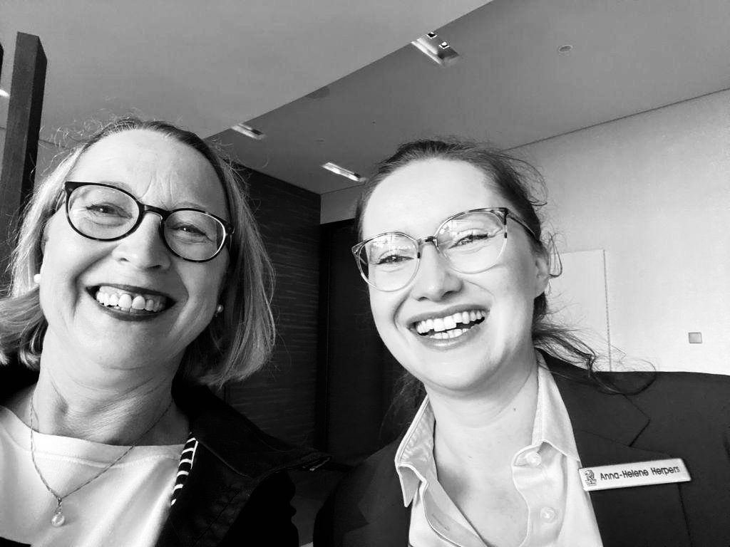 Weinexperte, Sommelier, Weinverkostung, Weinwissen, Weinblog, Weinmagazin, Weinliebhaber, Weinpodcast, Weinprobe, Weinreise, Weinjournalismus, Weinkultur, Weinszene, Weinbranche, Weinwirtschaft, Weinverkauf, Weingeschäft, Weingut, Weinherstellung, Weinproduktion, Winzer, Weinhändler, Weindegustation, Weinbewertung, Weinbeschreibung, Weinanalyse, Weinkritik, Weinsensorik, Weinverkostungsnotizen, Weinempfehlung, Weinführer, Weinkarte, Weintipps, Weinpreise, Weinbewertungen, Weinexpertenmeinung, Weinfachhandel, Weinauswahl, Weinkeller, Weinausbau, Weinreben, Weinbau, Terroir, Weinregion, Weinbaugebiet, Weinbauklima, Weinberge, Weinlese, Rebsorten, Weintrauben, Weißwein, Rotwein, Roséwein, Schaumwein, Sekt, Champagner, Naturwein, Bio-Wein, biodynamischer Wein, Orange Wine, Pet Nat, Süßwein, Dessertwein, Eiswein, Spätlese, Kabinett, Trockenbeerenauslese, Qualitätswein, Prädikatswein, Tafelwein, Landwein, Grand Cru, Premier Cru, Barrique, Holzfass, Edelstahltank, Weinlagerung, Weinreifung, Flaschenreifung, Dekantieren, Karaffieren, Weinservice, Weingläser, Weinzubehör, Weinzubehör kaufen, Weinlager, Weinshop, Online-Weinhandel, Weinbestellung, Weinempfehlungen, Weinpreise vergleichen, Weingeschenke, Weinpräsent, Weinveranstaltungen, Weinfestival, Weinmesse, Weinseminar, Weinprobe buchen, Online-Weinprobe, Virtuelle Weinprobe, Weinabend, Weinerlebnis, Wein & Speisen, Weinpairing, Foodpairing, Käse und Wein, Wein und Fleisch, Wein und Fisch, Veganer Wein, Vegetarische Weinbegleitung, Sommelier-Tipps, Weinlexikon, Weinwissen für Anfänger, Weinwissen für Fortgeschrittene, Wein online kaufen, Wein-Abo, Weinclub, Weinbar, Weinlokal, Weinrestaurant, Sternekoch und Wein, Gourmet-Wein, Luxuswein, Raritätenwein, Weinraritäten, Alte Weine, Weinlagerung zuhause, Weinkühlschrank, Weinsammlung, Wein als Investment, Weinauktionen, Weinpreise Entwicklung, Weintrends, Naturwein-Trend, Nachhaltiger Wein, Faire Weine, Low Intervention Wine, Wein Podcast, Wein-Influencer, Weinblogger, Weinkritiker, Weinbewertungen online, Weinvergleich, Weinmarketing, Weinbranding, Weinhandel digital, Direktimport Wein, Exklusive Weine, Boutique-Wein, Familienweingut, Weingüter Deutschland, Weingüter Frankreich, Weingüter Italien, Weingüter Spanien, Weingüter Österreich, Weingüter Portugal, Weingüter Kalifornien, Weingüter Australien, Weingüter Südafrika, Weinregion Bordeaux, Weinregion Burgund, Weinregion Toskana, Weinregion Rioja, Weinregion Mosel, Weinregion Rheingau, Weinregion Pfalz, Weinregion Wachau, Weinregion Mendoza, Weinregion Napa Valley, Weinregion Barossa Valley, Weinregion Stellenbosch, Weinregion Champagne, Weinregion Loire, Weinregion Chianti, Weinregion Priorat, Weinregion Douro, Weinregion Oregon, Weinregion Washington State, Weinregion Neuseeland, Spitzenweine, Fine Wine, Kultweine, Prestige-Weine, Weinspekulation, Weinrecht, Weinetikett, Weinflasche, Korken oder Schraubverschluss, Weinlagerkapazität, Weintemperatur, Serviertemperatur, Weinbelüftung, Weinoxidation, Weinchemie, Weinbiologie, Weinaromen, Weinaromatik, Geschmackskategorien Wein, Weinprofil, Weinsäure, Weintannin, Restzucker, Alkoholgehalt Wein, Schwefel im Wein, Sulfite im Wein, Weinfehler, korkiger Wein, Weinkristalle, Depot im Wein, Wein trübe, Wein dekantieren ja oder nein, Weingenuss, Weinphilosophie, Weinpassion.