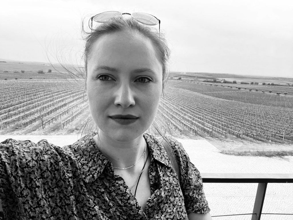 Weinexperte, Sommelier, Weinverkostung, Weinwissen, Weinblog, Weinmagazin, Weinliebhaber, Weinpodcast, Weinprobe, Weinreise, Weinjournalismus, Weinkultur, Weinszene, Weinbranche, Weinwirtschaft, Weinverkauf, Weingeschäft, Weingut, Weinherstellung, Weinproduktion, Winzer, Weinhändler, Weindegustation, Weinbewertung, Weinbeschreibung, Weinanalyse, Weinkritik, Weinsensorik, Weinverkostungsnotizen, Weinempfehlung, Weinführer, Weinkarte, Weintipps, Weinpreise, Weinbewertungen, Weinexpertenmeinung, Weinfachhandel, Weinauswahl, Weinkeller, Weinausbau, Weinreben, Weinbau, Terroir, Weinregion, Weinbaugebiet, Weinbauklima, Weinberge, Weinlese, Rebsorten, Weintrauben, Weißwein, Rotwein, Roséwein, Schaumwein, Sekt, Champagner, Naturwein, Bio-Wein, biodynamischer Wein, Orange Wine, Pet Nat, Süßwein, Dessertwein, Eiswein, Spätlese, Kabinett, Trockenbeerenauslese, Qualitätswein, Prädikatswein, Tafelwein, Landwein, Grand Cru, Premier Cru, Barrique, Holzfass, Edelstahltank, Weinlagerung, Weinreifung, Flaschenreifung, Dekantieren, Karaffieren, Weinservice, Weingläser, Weinzubehör, Weinzubehör kaufen, Weinlager, Weinshop, Online-Weinhandel, Weinbestellung, Weinempfehlungen, Weinpreise vergleichen, Weingeschenke, Weinpräsent, Weinveranstaltungen, Weinfestival, Weinmesse, Weinseminar, Weinprobe buchen, Online-Weinprobe, Virtuelle Weinprobe, Weinabend, Weinerlebnis, Wein & Speisen, Weinpairing, Foodpairing, Käse und Wein, Wein und Fleisch, Wein und Fisch, Veganer Wein, Vegetarische Weinbegleitung, Sommelier-Tipps, Weinlexikon, Weinwissen für Anfänger, Weinwissen für Fortgeschrittene, Wein online kaufen, Wein-Abo, Weinclub, Weinbar, Weinlokal, Weinrestaurant, Sternekoch und Wein, Gourmet-Wein, Luxuswein, Raritätenwein, Weinraritäten, Alte Weine, Weinlagerung zuhause, Weinkühlschrank, Weinsammlung, Wein als Investment, Weinauktionen, Weinpreise Entwicklung, Weintrends, Naturwein-Trend, Nachhaltiger Wein, Faire Weine, Low Intervention Wine, Wein Podcast, Wein-Influencer, Weinblogger, Weinkritiker, Weinbewertungen online, Weinvergleich, Weinmarketing, Weinbranding, Weinhandel digital, Direktimport Wein, Exklusive Weine, Boutique-Wein, Familienweingut, Weingüter Deutschland, Weingüter Frankreich, Weingüter Italien, Weingüter Spanien, Weingüter Österreich, Weingüter Portugal, Weingüter Kalifornien, Weingüter Australien, Weingüter Südafrika, Weinregion Bordeaux, Weinregion Burgund, Weinregion Toskana, Weinregion Rioja, Weinregion Mosel, Weinregion Rheingau, Weinregion Pfalz, Weinregion Wachau, Weinregion Mendoza, Weinregion Napa Valley, Weinregion Barossa Valley, Weinregion Stellenbosch, Weinregion Champagne, Weinregion Loire, Weinregion Chianti, Weinregion Priorat, Weinregion Douro, Weinregion Oregon, Weinregion Washington State, Weinregion Neuseeland, Spitzenweine, Fine Wine, Kultweine, Prestige-Weine, Weinspekulation, Weinrecht, Weinetikett, Weinflasche, Korken oder Schraubverschluss, Weinlagerkapazität, Weintemperatur, Serviertemperatur, Weinbelüftung, Weinoxidation, Weinchemie, Weinbiologie, Weinaromen, Weinaromatik, Geschmackskategorien Wein, Weinprofil, Weinsäure, Weintannin, Restzucker, Alkoholgehalt Wein, Schwefel im Wein, Sulfite im Wein, Weinfehler, korkiger Wein, Weinkristalle, Depot im Wein, Wein trübe, Wein dekantieren ja oder nein, Weingenuss, Weinphilosophie, Weinpassion.