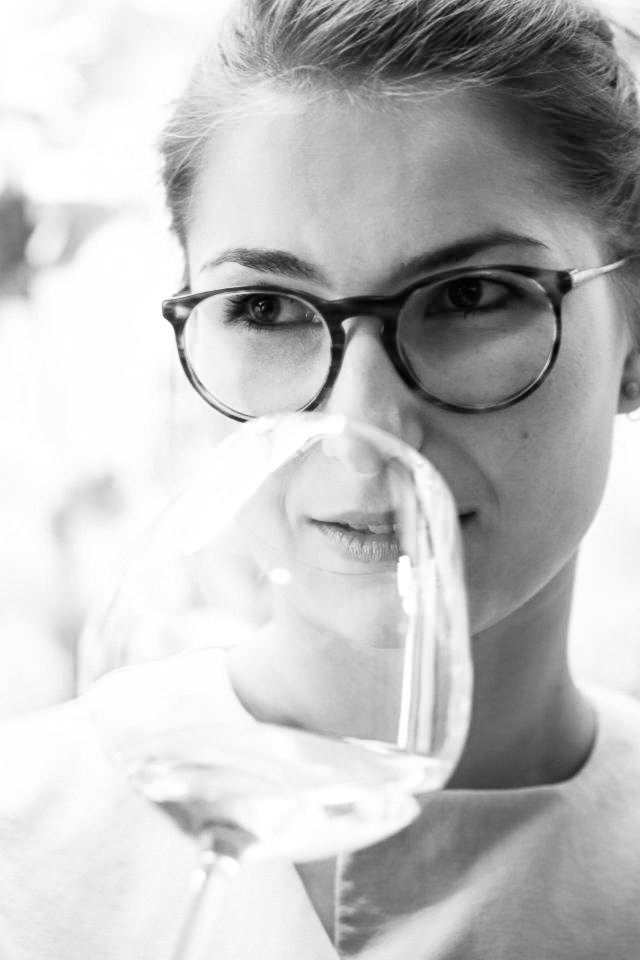 Weinexperte, Sommelier, Weinverkostung, Weinwissen, Weinblog, Weinmagazin, Weinliebhaber, Weinpodcast, Weinprobe, Weinreise, Weinjournalismus, Weinkultur, Weinszene, Weinbranche, Weinwirtschaft, Weinverkauf, Weingeschäft, Weingut, Weinherstellung, Weinproduktion, Winzer, Weinhändler, Weindegustation, Weinbewertung, Weinbeschreibung, Weinanalyse, Weinkritik, Weinsensorik, Weinverkostungsnotizen, Weinempfehlung, Weinführer, Weinkarte, Weintipps, Weinpreise, Weinbewertungen, Weinexpertenmeinung, Weinfachhandel, Weinauswahl, Weinkeller, Weinausbau, Weinreben, Weinbau, Terroir, Weinregion, Weinbaugebiet, Weinbauklima, Weinberge, Weinlese, Rebsorten, Weintrauben, Weißwein, Rotwein, Roséwein, Schaumwein, Sekt, Champagner, Naturwein, Bio-Wein, biodynamischer Wein, Orange Wine, Pet Nat, Süßwein, Dessertwein, Eiswein, Spätlese, Kabinett, Trockenbeerenauslese, Qualitätswein, Prädikatswein, Tafelwein, Landwein, Grand Cru, Premier Cru, Barrique, Holzfass, Edelstahltank, Weinlagerung, Weinreifung, Flaschenreifung, Dekantieren, Karaffieren, Weinservice, Weingläser, Weinzubehör, Weinzubehör kaufen, Weinlager, Weinshop, Online-Weinhandel, Weinbestellung, Weinempfehlungen, Weinpreise vergleichen, Weingeschenke, Weinpräsent, Weinveranstaltungen, Weinfestival, Weinmesse, Weinseminar, Weinprobe buchen, Online-Weinprobe, Virtuelle Weinprobe, Weinabend, Weinerlebnis, Wein & Speisen, Weinpairing, Foodpairing, Käse und Wein, Wein und Fleisch, Wein und Fisch, Veganer Wein, Vegetarische Weinbegleitung, Sommelier-Tipps, Weinlexikon, Weinwissen für Anfänger, Weinwissen für Fortgeschrittene, Wein online kaufen, Wein-Abo, Weinclub, Weinbar, Weinlokal, Weinrestaurant, Sternekoch und Wein, Gourmet-Wein, Luxuswein, Raritätenwein, Weinraritäten, Alte Weine, Weinlagerung zuhause, Weinkühlschrank, Weinsammlung, Wein als Investment, Weinauktionen, Weinpreise Entwicklung, Weintrends, Naturwein-Trend, Nachhaltiger Wein, Faire Weine, Low Intervention Wine, Wein Podcast, Wein-Influencer, Weinblogger, Weinkritiker, Weinbewertungen online, Weinvergleich, Weinmarketing, Weinbranding, Weinhandel digital, Direktimport Wein, Exklusive Weine, Boutique-Wein, Familienweingut, Weingüter Deutschland, Weingüter Frankreich, Weingüter Italien, Weingüter Spanien, Weingüter Österreich, Weingüter Portugal, Weingüter Kalifornien, Weingüter Australien, Weingüter Südafrika, Weinregion Bordeaux, Weinregion Burgund, Weinregion Toskana, Weinregion Rioja, Weinregion Mosel, Weinregion Rheingau, Weinregion Pfalz, Weinregion Wachau, Weinregion Mendoza, Weinregion Napa Valley, Weinregion Barossa Valley, Weinregion Stellenbosch, Weinregion Champagne, Weinregion Loire, Weinregion Chianti, Weinregion Priorat, Weinregion Douro, Weinregion Oregon, Weinregion Washington State, Weinregion Neuseeland, Spitzenweine, Fine Wine, Kultweine, Prestige-Weine, Weinspekulation, Weinrecht, Weinetikett, Weinflasche, Korken oder Schraubverschluss, Weinlagerkapazität, Weintemperatur, Serviertemperatur, Weinbelüftung, Weinoxidation, Weinchemie, Weinbiologie, Weinaromen, Weinaromatik, Geschmackskategorien Wein, Weinprofil, Weinsäure, Weintannin, Restzucker, Alkoholgehalt Wein, Schwefel im Wein, Sulfite im Wein, Weinfehler, korkiger Wein, Weinkristalle, Depot im Wein, Wein trübe, Wein dekantieren ja oder nein, Weingenuss, Weinphilosophie, Weinpassion.