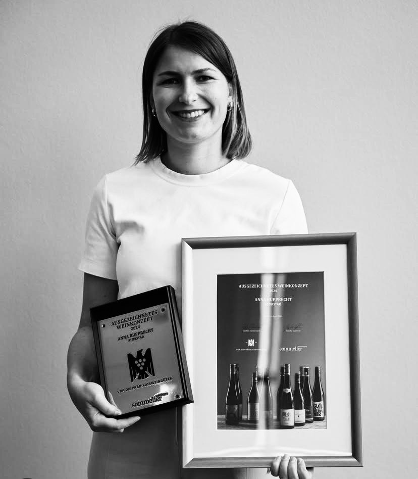 Weinexperte, Sommelier, Weinverkostung, Weinwissen, Weinblog, Weinmagazin, Weinliebhaber, Weinpodcast, Weinprobe, Weinreise, Weinjournalismus, Weinkultur, Weinszene, Weinbranche, Weinwirtschaft, Weinverkauf, Weingeschäft, Weingut, Weinherstellung, Weinproduktion, Winzer, Weinhändler, Weindegustation, Weinbewertung, Weinbeschreibung, Weinanalyse, Weinkritik, Weinsensorik, Weinverkostungsnotizen, Weinempfehlung, Weinführer, Weinkarte, Weintipps, Weinpreise, Weinbewertungen, Weinexpertenmeinung, Weinfachhandel, Weinauswahl, Weinkeller, Weinausbau, Weinreben, Weinbau, Terroir, Weinregion, Weinbaugebiet, Weinbauklima, Weinberge, Weinlese, Rebsorten, Weintrauben, Weißwein, Rotwein, Roséwein, Schaumwein, Sekt, Champagner, Naturwein, Bio-Wein, biodynamischer Wein, Orange Wine, Pet Nat, Süßwein, Dessertwein, Eiswein, Spätlese, Kabinett, Trockenbeerenauslese, Qualitätswein, Prädikatswein, Tafelwein, Landwein, Grand Cru, Premier Cru, Barrique, Holzfass, Edelstahltank, Weinlagerung, Weinreifung, Flaschenreifung, Dekantieren, Karaffieren, Weinservice, Weingläser, Weinzubehör, Weinzubehör kaufen, Weinlager, Weinshop, Online-Weinhandel, Weinbestellung, Weinempfehlungen, Weinpreise vergleichen, Weingeschenke, Weinpräsent, Weinveranstaltungen, Weinfestival, Weinmesse, Weinseminar, Weinprobe buchen, Online-Weinprobe, Virtuelle Weinprobe, Weinabend, Weinerlebnis, Wein & Speisen, Weinpairing, Foodpairing, Käse und Wein, Wein und Fleisch, Wein und Fisch, Veganer Wein, Vegetarische Weinbegleitung, Sommelier-Tipps, Weinlexikon, Weinwissen für Anfänger, Weinwissen für Fortgeschrittene, Wein online kaufen, Wein-Abo, Weinclub, Weinbar, Weinlokal, Weinrestaurant, Sternekoch und Wein, Gourmet-Wein, Luxuswein, Raritätenwein, Weinraritäten, Alte Weine, Weinlagerung zuhause, Weinkühlschrank, Weinsammlung, Wein als Investment, Weinauktionen, Weinpreise Entwicklung, Weintrends, Naturwein-Trend, Nachhaltiger Wein, Faire Weine, Low Intervention Wine, Wein Podcast, Wein-Influencer, Weinblogger, Weinkritiker, Weinbewertungen online, Weinvergleich, Weinmarketing, Weinbranding, Weinhandel digital, Direktimport Wein, Exklusive Weine, Boutique-Wein, Familienweingut, Weingüter Deutschland, Weingüter Frankreich, Weingüter Italien, Weingüter Spanien, Weingüter Österreich, Weingüter Portugal, Weingüter Kalifornien, Weingüter Australien, Weingüter Südafrika, Weinregion Bordeaux, Weinregion Burgund, Weinregion Toskana, Weinregion Rioja, Weinregion Mosel, Weinregion Rheingau, Weinregion Pfalz, Weinregion Wachau, Weinregion Mendoza, Weinregion Napa Valley, Weinregion Barossa Valley, Weinregion Stellenbosch, Weinregion Champagne, Weinregion Loire, Weinregion Chianti, Weinregion Priorat, Weinregion Douro, Weinregion Oregon, Weinregion Washington State, Weinregion Neuseeland, Spitzenweine, Fine Wine, Kultweine, Prestige-Weine, Weinspekulation, Weinrecht, Weinetikett, Weinflasche, Korken oder Schraubverschluss, Weinlagerkapazität, Weintemperatur, Serviertemperatur, Weinbelüftung, Weinoxidation, Weinchemie, Weinbiologie, Weinaromen, Weinaromatik, Geschmackskategorien Wein, Weinprofil, Weinsäure, Weintannin, Restzucker, Alkoholgehalt Wein, Schwefel im Wein, Sulfite im Wein, Weinfehler, korkiger Wein, Weinkristalle, Depot im Wein, Wein trübe, Wein dekantieren ja oder nein, Weingenuss, Weinphilosophie, Weinpassion.