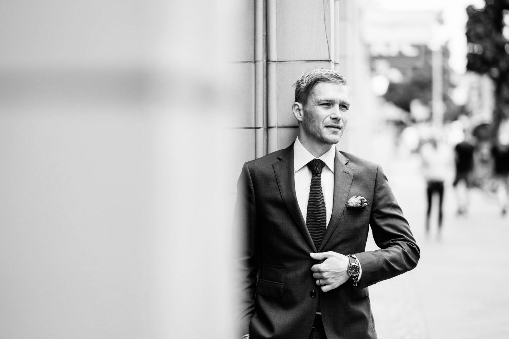Weinexperte, Sommelier, Weinverkostung, Weinwissen, Weinblog, Weinmagazin, Weinliebhaber, Weinpodcast, Weinprobe, Weinreise, Weinjournalismus, Weinkultur, Weinszene, Weinbranche, Weinwirtschaft, Weinverkauf, Weingeschäft, Weingut, Weinherstellung, Weinproduktion, Winzer, Weinhändler, Weindegustation, Weinbewertung, Weinbeschreibung, Weinanalyse, Weinkritik, Weinsensorik, Weinverkostungsnotizen, Weinempfehlung, Weinführer, Weinkarte, Weintipps, Weinpreise, Weinbewertungen, Weinexpertenmeinung, Weinfachhandel, Weinauswahl, Weinkeller, Weinausbau, Weinreben, Weinbau, Terroir, Weinregion, Weinbaugebiet, Weinbauklima, Weinberge, Weinlese, Rebsorten, Weintrauben, Weißwein, Rotwein, Roséwein, Schaumwein, Sekt, Champagner, Naturwein, Bio-Wein, biodynamischer Wein, Orange Wine, Pet Nat, Süßwein, Dessertwein, Eiswein, Spätlese, Kabinett, Trockenbeerenauslese, Qualitätswein, Prädikatswein, Tafelwein, Landwein, Grand Cru, Premier Cru, Barrique, Holzfass, Edelstahltank, Weinlagerung, Weinreifung, Flaschenreifung, Dekantieren, Karaffieren, Weinservice, Weingläser, Weinzubehör, Weinzubehör kaufen, Weinlager, Weinshop, Online-Weinhandel, Weinbestellung, Weinempfehlungen, Weinpreise vergleichen, Weingeschenke, Weinpräsent, Weinveranstaltungen, Weinfestival, Weinmesse, Weinseminar, Weinprobe buchen, Online-Weinprobe, Virtuelle Weinprobe, Weinabend, Weinerlebnis, Wein & Speisen, Weinpairing, Foodpairing, Käse und Wein, Wein und Fleisch, Wein und Fisch, Veganer Wein, Vegetarische Weinbegleitung, Sommelier-Tipps, Weinlexikon, Weinwissen für Anfänger, Weinwissen für Fortgeschrittene, Wein online kaufen, Wein-Abo, Weinclub, Weinbar, Weinlokal, Weinrestaurant, Sternekoch und Wein, Gourmet-Wein, Luxuswein, Raritätenwein, Weinraritäten, Alte Weine, Weinlagerung zuhause, Weinkühlschrank, Weinsammlung, Wein als Investment, Weinauktionen, Weinpreise Entwicklung, Weintrends, Naturwein-Trend, Nachhaltiger Wein, Faire Weine, Low Intervention Wine, Wein Podcast, Wein-Influencer, Weinblogger, Weinkritiker, Weinbewertungen online, Weinvergleich, Weinmarketing, Weinbranding, Weinhandel digital, Direktimport Wein, Exklusive Weine, Boutique-Wein, Familienweingut, Weingüter Deutschland, Weingüter Frankreich, Weingüter Italien, Weingüter Spanien, Weingüter Österreich, Weingüter Portugal, Weingüter Kalifornien, Weingüter Australien, Weingüter Südafrika, Weinregion Bordeaux, Weinregion Burgund, Weinregion Toskana, Weinregion Rioja, Weinregion Mosel, Weinregion Rheingau, Weinregion Pfalz, Weinregion Wachau, Weinregion Mendoza, Weinregion Napa Valley, Weinregion Barossa Valley, Weinregion Stellenbosch, Weinregion Champagne, Weinregion Loire, Weinregion Chianti, Weinregion Priorat, Weinregion Douro, Weinregion Oregon, Weinregion Washington State, Weinregion Neuseeland, Spitzenweine, Fine Wine, Kultweine, Prestige-Weine, Weinspekulation, Weinrecht, Weinetikett, Weinflasche, Korken oder Schraubverschluss, Weinlagerkapazität, Weintemperatur, Serviertemperatur, Weinbelüftung, Weinoxidation, Weinchemie, Weinbiologie, Weinaromen, Weinaromatik, Geschmackskategorien Wein, Weinprofil, Weinsäure, Weintannin, Restzucker, Alkoholgehalt Wein, Schwefel im Wein, Sulfite im Wein, Weinfehler, korkiger Wein, Weinkristalle, Depot im Wein, Wein trübe, Wein dekantieren ja oder nein, Weingenuss, Weinphilosophie, Weinpassion.