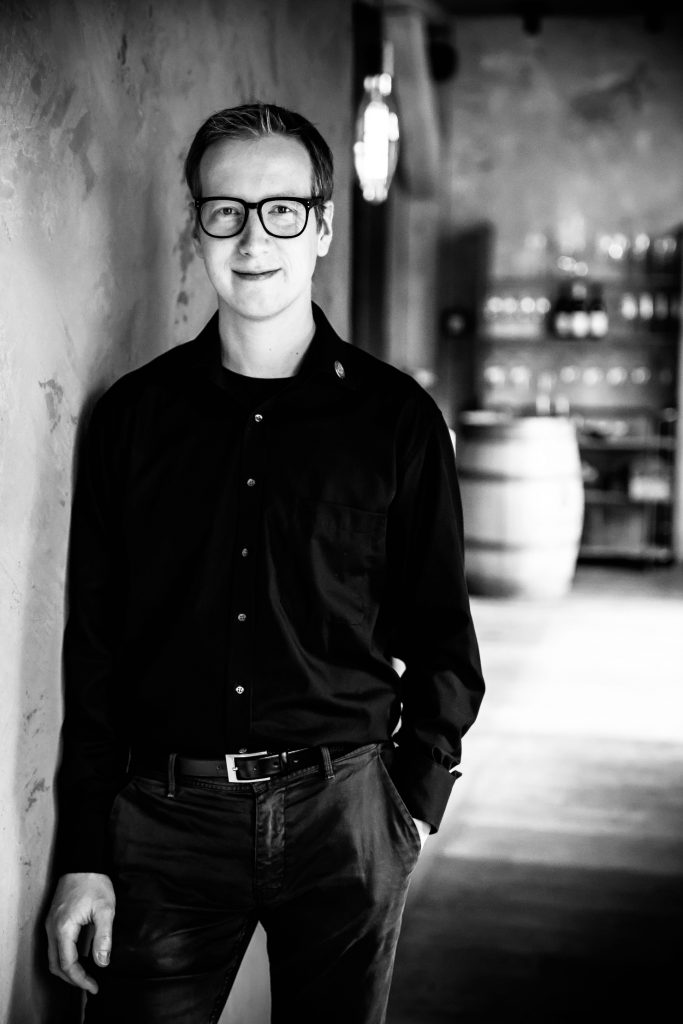 Weinexperte, Sommelier, Weinverkostung, Weinwissen, Weinblog, Weinmagazin, Weinliebhaber, Weinpodcast, Weinprobe, Weinreise, Weinjournalismus, Weinkultur, Weinszene, Weinbranche, Weinwirtschaft, Weinverkauf, Weingeschäft, Weingut, Weinherstellung, Weinproduktion, Winzer, Weinhändler, Weindegustation, Weinbewertung, Weinbeschreibung, Weinanalyse, Weinkritik, Weinsensorik, Weinverkostungsnotizen, Weinempfehlung, Weinführer, Weinkarte, Weintipps, Weinpreise, Weinbewertungen, Weinexpertenmeinung, Weinfachhandel, Weinauswahl, Weinkeller, Weinausbau, Weinreben, Weinbau, Terroir, Weinregion, Weinbaugebiet, Weinbauklima, Weinberge, Weinlese, Rebsorten, Weintrauben, Weißwein, Rotwein, Roséwein, Schaumwein, Sekt, Champagner, Naturwein, Bio-Wein, biodynamischer Wein, Orange Wine, Pet Nat, Süßwein, Dessertwein, Eiswein, Spätlese, Kabinett, Trockenbeerenauslese, Qualitätswein, Prädikatswein, Tafelwein, Landwein, Grand Cru, Premier Cru, Barrique, Holzfass, Edelstahltank, Weinlagerung, Weinreifung, Flaschenreifung, Dekantieren, Karaffieren, Weinservice, Weingläser, Weinzubehör, Weinzubehör kaufen, Weinlager, Weinshop, Online-Weinhandel, Weinbestellung, Weinempfehlungen, Weinpreise vergleichen, Weingeschenke, Weinpräsent, Weinveranstaltungen, Weinfestival, Weinmesse, Weinseminar, Weinprobe buchen, Online-Weinprobe, Virtuelle Weinprobe, Weinabend, Weinerlebnis, Wein & Speisen, Weinpairing, Foodpairing, Käse und Wein, Wein und Fleisch, Wein und Fisch, Veganer Wein, Vegetarische Weinbegleitung, Sommelier-Tipps, Weinlexikon, Weinwissen für Anfänger, Weinwissen für Fortgeschrittene, Wein online kaufen, Wein-Abo, Weinclub, Weinbar, Weinlokal, Weinrestaurant, Sternekoch und Wein, Gourmet-Wein, Luxuswein, Raritätenwein, Weinraritäten, Alte Weine, Weinlagerung zuhause, Weinkühlschrank, Weinsammlung, Wein als Investment, Weinauktionen, Weinpreise Entwicklung, Weintrends, Naturwein-Trend, Nachhaltiger Wein, Faire Weine, Low Intervention Wine, Wein Podcast, Wein-Influencer, Weinblogger, Weinkritiker, Weinbewertungen online, Weinvergleich, Weinmarketing, Weinbranding, Weinhandel digital, Direktimport Wein, Exklusive Weine, Boutique-Wein, Familienweingut, Weingüter Deutschland, Weingüter Frankreich, Weingüter Italien, Weingüter Spanien, Weingüter Österreich, Weingüter Portugal, Weingüter Kalifornien, Weingüter Australien, Weingüter Südafrika, Weinregion Bordeaux, Weinregion Burgund, Weinregion Toskana, Weinregion Rioja, Weinregion Mosel, Weinregion Rheingau, Weinregion Pfalz, Weinregion Wachau, Weinregion Mendoza, Weinregion Napa Valley, Weinregion Barossa Valley, Weinregion Stellenbosch, Weinregion Champagne, Weinregion Loire, Weinregion Chianti, Weinregion Priorat, Weinregion Douro, Weinregion Oregon, Weinregion Washington State, Weinregion Neuseeland, Spitzenweine, Fine Wine, Kultweine, Prestige-Weine, Weinspekulation, Weinrecht, Weinetikett, Weinflasche, Korken oder Schraubverschluss, Weinlagerkapazität, Weintemperatur, Serviertemperatur, Weinbelüftung, Weinoxidation, Weinchemie, Weinbiologie, Weinaromen, Weinaromatik, Geschmackskategorien Wein, Weinprofil, Weinsäure, Weintannin, Restzucker, Alkoholgehalt Wein, Schwefel im Wein, Sulfite im Wein, Weinfehler, korkiger Wein, Weinkristalle, Depot im Wein, Wein trübe, Wein dekantieren ja oder nein, Weingenuss, Weinphilosophie, Weinpassion.