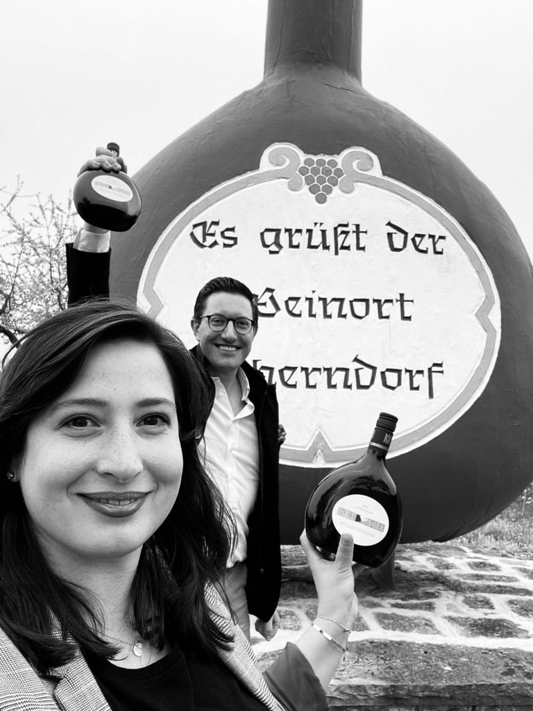 Weinexperte, Sommelier, Weinverkostung, Weinwissen, Weinblog, Weinmagazin, Weinliebhaber, Weinpodcast, Weinprobe, Weinreise, Weinjournalismus, Weinkultur, Weinszene, Weinbranche, Weinwirtschaft, Weinverkauf, Weingeschäft, Weingut, Weinherstellung, Weinproduktion, Winzer, Weinhändler, Weindegustation, Weinbewertung, Weinbeschreibung, Weinanalyse, Weinkritik, Weinsensorik, Weinverkostungsnotizen, Weinempfehlung, Weinführer, Weinkarte, Weintipps, Weinpreise, Weinbewertungen, Weinexpertenmeinung, Weinfachhandel, Weinauswahl, Weinkeller, Weinausbau, Weinreben, Weinbau, Terroir, Weinregion, Weinbaugebiet, Weinbauklima, Weinberge, Weinlese, Rebsorten, Weintrauben, Weißwein, Rotwein, Roséwein, Schaumwein, Sekt, Champagner, Naturwein, Bio-Wein, biodynamischer Wein, Orange Wine, Pet Nat, Süßwein, Dessertwein, Eiswein, Spätlese, Kabinett, Trockenbeerenauslese, Qualitätswein, Prädikatswein, Tafelwein, Landwein, Grand Cru, Premier Cru, Barrique, Holzfass, Edelstahltank, Weinlagerung, Weinreifung, Flaschenreifung, Dekantieren, Karaffieren, Weinservice, Weingläser, Weinzubehör, Weinzubehör kaufen, Weinlager, Weinshop, Online-Weinhandel, Weinbestellung, Weinempfehlungen, Weinpreise vergleichen, Weingeschenke, Weinpräsent, Weinveranstaltungen, Weinfestival, Weinmesse, Weinseminar, Weinprobe buchen, Online-Weinprobe, Virtuelle Weinprobe, Weinabend, Weinerlebnis, Wein & Speisen, Weinpairing, Foodpairing, Käse und Wein, Wein und Fleisch, Wein und Fisch, Veganer Wein, Vegetarische Weinbegleitung, Sommelier-Tipps, Weinlexikon, Weinwissen für Anfänger, Weinwissen für Fortgeschrittene, Wein online kaufen, Wein-Abo, Weinclub, Weinbar, Weinlokal, Weinrestaurant, Sternekoch und Wein, Gourmet-Wein, Luxuswein, Raritätenwein, Weinraritäten, Alte Weine, Weinlagerung zuhause, Weinkühlschrank, Weinsammlung, Wein als Investment, Weinauktionen, Weinpreise Entwicklung, Weintrends, Naturwein-Trend, Nachhaltiger Wein, Faire Weine, Low Intervention Wine, Wein Podcast, Wein-Influencer, Weinblogger, Weinkritiker, Weinbewertungen online, Weinvergleich, Weinmarketing, Weinbranding, Weinhandel digital, Direktimport Wein, Exklusive Weine, Boutique-Wein, Familienweingut, Weingüter Deutschland, Weingüter Frankreich, Weingüter Italien, Weingüter Spanien, Weingüter Österreich, Weingüter Portugal, Weingüter Kalifornien, Weingüter Australien, Weingüter Südafrika, Weinregion Bordeaux, Weinregion Burgund, Weinregion Toskana, Weinregion Rioja, Weinregion Mosel, Weinregion Rheingau, Weinregion Pfalz, Weinregion Wachau, Weinregion Mendoza, Weinregion Napa Valley, Weinregion Barossa Valley, Weinregion Stellenbosch, Weinregion Champagne, Weinregion Loire, Weinregion Chianti, Weinregion Priorat, Weinregion Douro, Weinregion Oregon, Weinregion Washington State, Weinregion Neuseeland, Spitzenweine, Fine Wine, Kultweine, Prestige-Weine, Weinspekulation, Weinrecht, Weinetikett, Weinflasche, Korken oder Schraubverschluss, Weinlagerkapazität, Weintemperatur, Serviertemperatur, Weinbelüftung, Weinoxidation, Weinchemie, Weinbiologie, Weinaromen, Weinaromatik, Geschmackskategorien Wein, Weinprofil, Weinsäure, Weintannin, Restzucker, Alkoholgehalt Wein, Schwefel im Wein, Sulfite im Wein, Weinfehler, korkiger Wein, Weinkristalle, Depot im Wein, Wein trübe, Wein dekantieren ja oder nein, Weingenuss, Weinphilosophie, Weinpassion.