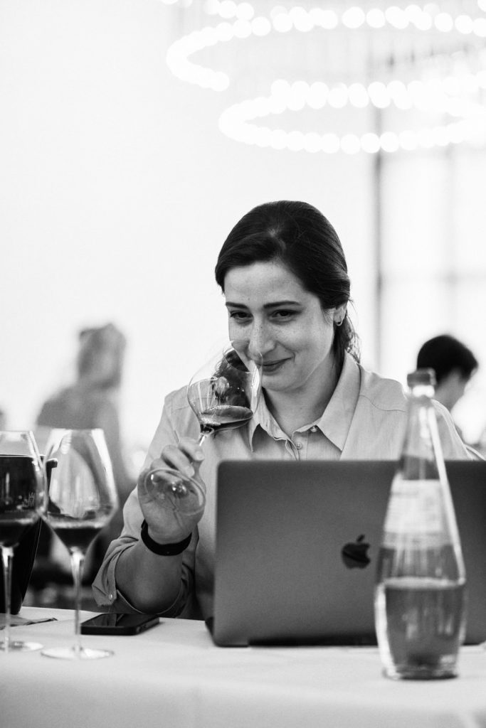 Weinexperte, Sommelier, Weinverkostung, Weinwissen, Weinblog, Weinmagazin, Weinliebhaber, Weinpodcast, Weinprobe, Weinreise, Weinjournalismus, Weinkultur, Weinszene, Weinbranche, Weinwirtschaft, Weinverkauf, Weingeschäft, Weingut, Weinherstellung, Weinproduktion, Winzer, Weinhändler, Weindegustation, Weinbewertung, Weinbeschreibung, Weinanalyse, Weinkritik, Weinsensorik, Weinverkostungsnotizen, Weinempfehlung, Weinführer, Weinkarte, Weintipps, Weinpreise, Weinbewertungen, Weinexpertenmeinung, Weinfachhandel, Weinauswahl, Weinkeller, Weinausbau, Weinreben, Weinbau, Terroir, Weinregion, Weinbaugebiet, Weinbauklima, Weinberge, Weinlese, Rebsorten, Weintrauben, Weißwein, Rotwein, Roséwein, Schaumwein, Sekt, Champagner, Naturwein, Bio-Wein, biodynamischer Wein, Orange Wine, Pet Nat, Süßwein, Dessertwein, Eiswein, Spätlese, Kabinett, Trockenbeerenauslese, Qualitätswein, Prädikatswein, Tafelwein, Landwein, Grand Cru, Premier Cru, Barrique, Holzfass, Edelstahltank, Weinlagerung, Weinreifung, Flaschenreifung, Dekantieren, Karaffieren, Weinservice, Weingläser, Weinzubehör, Weinzubehör kaufen, Weinlager, Weinshop, Online-Weinhandel, Weinbestellung, Weinempfehlungen, Weinpreise vergleichen, Weingeschenke, Weinpräsent, Weinveranstaltungen, Weinfestival, Weinmesse, Weinseminar, Weinprobe buchen, Online-Weinprobe, Virtuelle Weinprobe, Weinabend, Weinerlebnis, Wein & Speisen, Weinpairing, Foodpairing, Käse und Wein, Wein und Fleisch, Wein und Fisch, Veganer Wein, Vegetarische Weinbegleitung, Sommelier-Tipps, Weinlexikon, Weinwissen für Anfänger, Weinwissen für Fortgeschrittene, Wein online kaufen, Wein-Abo, Weinclub, Weinbar, Weinlokal, Weinrestaurant, Sternekoch und Wein, Gourmet-Wein, Luxuswein, Raritätenwein, Weinraritäten, Alte Weine, Weinlagerung zuhause, Weinkühlschrank, Weinsammlung, Wein als Investment, Weinauktionen, Weinpreise Entwicklung, Weintrends, Naturwein-Trend, Nachhaltiger Wein, Faire Weine, Low Intervention Wine, Wein Podcast, Wein-Influencer, Weinblogger, Weinkritiker, Weinbewertungen online, Weinvergleich, Weinmarketing, Weinbranding, Weinhandel digital, Direktimport Wein, Exklusive Weine, Boutique-Wein, Familienweingut, Weingüter Deutschland, Weingüter Frankreich, Weingüter Italien, Weingüter Spanien, Weingüter Österreich, Weingüter Portugal, Weingüter Kalifornien, Weingüter Australien, Weingüter Südafrika, Weinregion Bordeaux, Weinregion Burgund, Weinregion Toskana, Weinregion Rioja, Weinregion Mosel, Weinregion Rheingau, Weinregion Pfalz, Weinregion Wachau, Weinregion Mendoza, Weinregion Napa Valley, Weinregion Barossa Valley, Weinregion Stellenbosch, Weinregion Champagne, Weinregion Loire, Weinregion Chianti, Weinregion Priorat, Weinregion Douro, Weinregion Oregon, Weinregion Washington State, Weinregion Neuseeland, Spitzenweine, Fine Wine, Kultweine, Prestige-Weine, Weinspekulation, Weinrecht, Weinetikett, Weinflasche, Korken oder Schraubverschluss, Weinlagerkapazität, Weintemperatur, Serviertemperatur, Weinbelüftung, Weinoxidation, Weinchemie, Weinbiologie, Weinaromen, Weinaromatik, Geschmackskategorien Wein, Weinprofil, Weinsäure, Weintannin, Restzucker, Alkoholgehalt Wein, Schwefel im Wein, Sulfite im Wein, Weinfehler, korkiger Wein, Weinkristalle, Depot im Wein, Wein trübe, Wein dekantieren ja oder nein, Weingenuss, Weinphilosophie, Weinpassion.