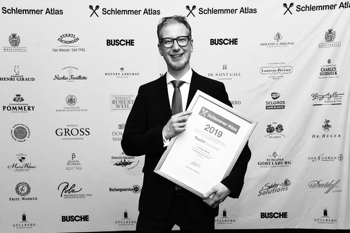 Weinexperte, Sommelier, Weinverkostung, Weinwissen, Weinblog, Weinmagazin, Weinliebhaber, Weinpodcast, Weinprobe, Weinreise, Weinjournalismus, Weinkultur, Weinszene, Weinbranche, Weinwirtschaft, Weinverkauf, Weingeschäft, Weingut, Weinherstellung, Weinproduktion, Winzer, Weinhändler, Weindegustation, Weinbewertung, Weinbeschreibung, Weinanalyse, Weinkritik, Weinsensorik, Weinverkostungsnotizen, Weinempfehlung, Weinführer, Weinkarte, Weintipps, Weinpreise, Weinbewertungen, Weinexpertenmeinung, Weinfachhandel, Weinauswahl, Weinkeller, Weinausbau, Weinreben, Weinbau, Terroir, Weinregion, Weinbaugebiet, Weinbauklima, Weinberge, Weinlese, Rebsorten, Weintrauben, Weißwein, Rotwein, Roséwein, Schaumwein, Sekt, Champagner, Naturwein, Bio-Wein, biodynamischer Wein, Orange Wine, Pet Nat, Süßwein, Dessertwein, Eiswein, Spätlese, Kabinett, Trockenbeerenauslese, Qualitätswein, Prädikatswein, Tafelwein, Landwein, Grand Cru, Premier Cru, Barrique, Holzfass, Edelstahltank, Weinlagerung, Weinreifung, Flaschenreifung, Dekantieren, Karaffieren, Weinservice, Weingläser, Weinzubehör, Weinzubehör kaufen, Weinlager, Weinshop, Online-Weinhandel, Weinbestellung, Weinempfehlungen, Weinpreise vergleichen, Weingeschenke, Weinpräsent, Weinveranstaltungen, Weinfestival, Weinmesse, Weinseminar, Weinprobe buchen, Online-Weinprobe, Virtuelle Weinprobe, Weinabend, Weinerlebnis, Wein & Speisen, Weinpairing, Foodpairing, Käse und Wein, Wein und Fleisch, Wein und Fisch, Veganer Wein, Vegetarische Weinbegleitung, Sommelier-Tipps, Weinlexikon, Weinwissen für Anfänger, Weinwissen für Fortgeschrittene, Wein online kaufen, Wein-Abo, Weinclub, Weinbar, Weinlokal, Weinrestaurant, Sternekoch und Wein, Gourmet-Wein, Luxuswein, Raritätenwein, Weinraritäten, Alte Weine, Weinlagerung zuhause, Weinkühlschrank, Weinsammlung, Wein als Investment, Weinauktionen, Weinpreise Entwicklung, Weintrends, Naturwein-Trend, Nachhaltiger Wein, Faire Weine, Low Intervention Wine, Wein Podcast, Wein-Influencer, Weinblogger, Weinkritiker, Weinbewertungen online, Weinvergleich, Weinmarketing, Weinbranding, Weinhandel digital, Direktimport Wein, Exklusive Weine, Boutique-Wein, Familienweingut, Weingüter Deutschland, Weingüter Frankreich, Weingüter Italien, Weingüter Spanien, Weingüter Österreich, Weingüter Portugal, Weingüter Kalifornien, Weingüter Australien, Weingüter Südafrika, Weinregion Bordeaux, Weinregion Burgund, Weinregion Toskana, Weinregion Rioja, Weinregion Mosel, Weinregion Rheingau, Weinregion Pfalz, Weinregion Wachau, Weinregion Mendoza, Weinregion Napa Valley, Weinregion Barossa Valley, Weinregion Stellenbosch, Weinregion Champagne, Weinregion Loire, Weinregion Chianti, Weinregion Priorat, Weinregion Douro, Weinregion Oregon, Weinregion Washington State, Weinregion Neuseeland, Spitzenweine, Fine Wine, Kultweine, Prestige-Weine, Weinspekulation, Weinrecht, Weinetikett, Weinflasche, Korken oder Schraubverschluss, Weinlagerkapazität, Weintemperatur, Serviertemperatur, Weinbelüftung, Weinoxidation, Weinchemie, Weinbiologie, Weinaromen, Weinaromatik, Geschmackskategorien Wein, Weinprofil, Weinsäure, Weintannin, Restzucker, Alkoholgehalt Wein, Schwefel im Wein, Sulfite im Wein, Weinfehler, korkiger Wein, Weinkristalle, Depot im Wein, Wein trübe, Wein dekantieren ja oder nein, Weingenuss, Weinphilosophie, Weinpassion.