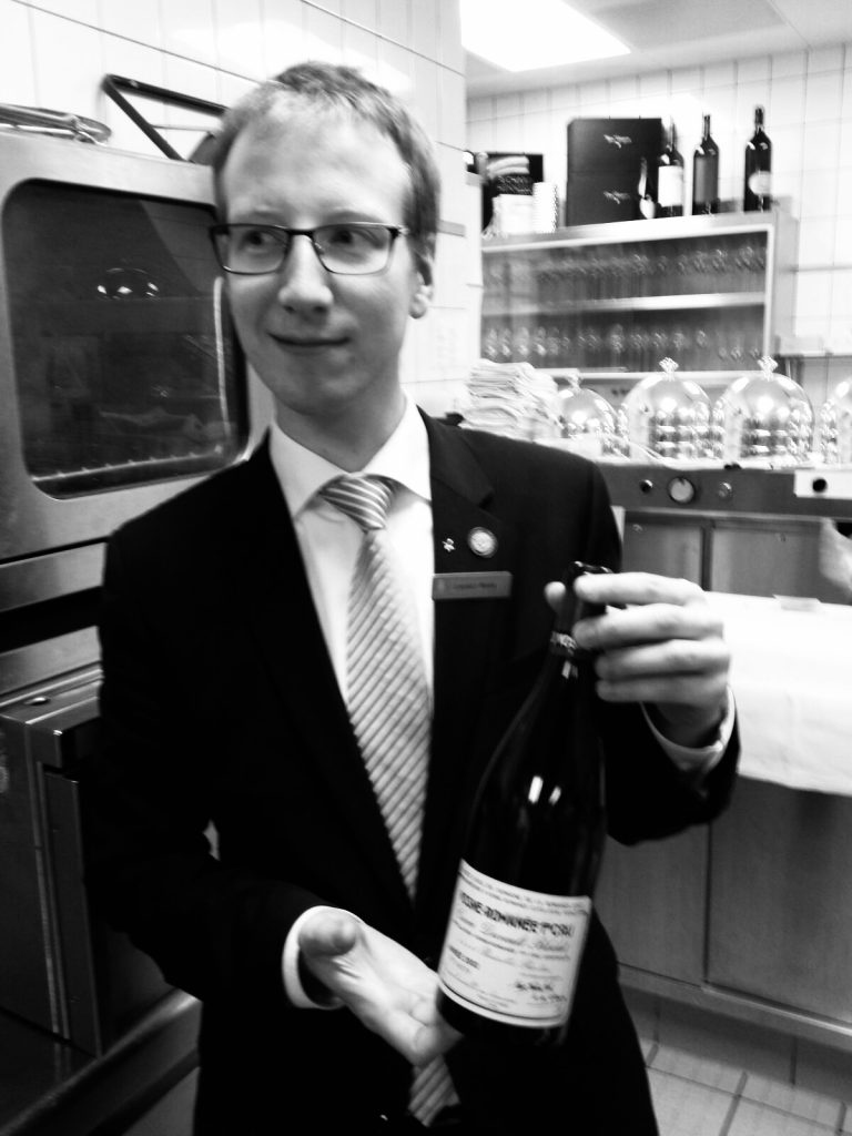 Weinexperte, Sommelier, Weinverkostung, Weinwissen, Weinblog, Weinmagazin, Weinliebhaber, Weinpodcast, Weinprobe, Weinreise, Weinjournalismus, Weinkultur, Weinszene, Weinbranche, Weinwirtschaft, Weinverkauf, Weingeschäft, Weingut, Weinherstellung, Weinproduktion, Winzer, Weinhändler, Weindegustation, Weinbewertung, Weinbeschreibung, Weinanalyse, Weinkritik, Weinsensorik, Weinverkostungsnotizen, Weinempfehlung, Weinführer, Weinkarte, Weintipps, Weinpreise, Weinbewertungen, Weinexpertenmeinung, Weinfachhandel, Weinauswahl, Weinkeller, Weinausbau, Weinreben, Weinbau, Terroir, Weinregion, Weinbaugebiet, Weinbauklima, Weinberge, Weinlese, Rebsorten, Weintrauben, Weißwein, Rotwein, Roséwein, Schaumwein, Sekt, Champagner, Naturwein, Bio-Wein, biodynamischer Wein, Orange Wine, Pet Nat, Süßwein, Dessertwein, Eiswein, Spätlese, Kabinett, Trockenbeerenauslese, Qualitätswein, Prädikatswein, Tafelwein, Landwein, Grand Cru, Premier Cru, Barrique, Holzfass, Edelstahltank, Weinlagerung, Weinreifung, Flaschenreifung, Dekantieren, Karaffieren, Weinservice, Weingläser, Weinzubehör, Weinzubehör kaufen, Weinlager, Weinshop, Online-Weinhandel, Weinbestellung, Weinempfehlungen, Weinpreise vergleichen, Weingeschenke, Weinpräsent, Weinveranstaltungen, Weinfestival, Weinmesse, Weinseminar, Weinprobe buchen, Online-Weinprobe, Virtuelle Weinprobe, Weinabend, Weinerlebnis, Wein & Speisen, Weinpairing, Foodpairing, Käse und Wein, Wein und Fleisch, Wein und Fisch, Veganer Wein, Vegetarische Weinbegleitung, Sommelier-Tipps, Weinlexikon, Weinwissen für Anfänger, Weinwissen für Fortgeschrittene, Wein online kaufen, Wein-Abo, Weinclub, Weinbar, Weinlokal, Weinrestaurant, Sternekoch und Wein, Gourmet-Wein, Luxuswein, Raritätenwein, Weinraritäten, Alte Weine, Weinlagerung zuhause, Weinkühlschrank, Weinsammlung, Wein als Investment, Weinauktionen, Weinpreise Entwicklung, Weintrends, Naturwein-Trend, Nachhaltiger Wein, Faire Weine, Low Intervention Wine, Wein Podcast, Wein-Influencer, Weinblogger, Weinkritiker, Weinbewertungen online, Weinvergleich, Weinmarketing, Weinbranding, Weinhandel digital, Direktimport Wein, Exklusive Weine, Boutique-Wein, Familienweingut, Weingüter Deutschland, Weingüter Frankreich, Weingüter Italien, Weingüter Spanien, Weingüter Österreich, Weingüter Portugal, Weingüter Kalifornien, Weingüter Australien, Weingüter Südafrika, Weinregion Bordeaux, Weinregion Burgund, Weinregion Toskana, Weinregion Rioja, Weinregion Mosel, Weinregion Rheingau, Weinregion Pfalz, Weinregion Wachau, Weinregion Mendoza, Weinregion Napa Valley, Weinregion Barossa Valley, Weinregion Stellenbosch, Weinregion Champagne, Weinregion Loire, Weinregion Chianti, Weinregion Priorat, Weinregion Douro, Weinregion Oregon, Weinregion Washington State, Weinregion Neuseeland, Spitzenweine, Fine Wine, Kultweine, Prestige-Weine, Weinspekulation, Weinrecht, Weinetikett, Weinflasche, Korken oder Schraubverschluss, Weinlagerkapazität, Weintemperatur, Serviertemperatur, Weinbelüftung, Weinoxidation, Weinchemie, Weinbiologie, Weinaromen, Weinaromatik, Geschmackskategorien Wein, Weinprofil, Weinsäure, Weintannin, Restzucker, Alkoholgehalt Wein, Schwefel im Wein, Sulfite im Wein, Weinfehler, korkiger Wein, Weinkristalle, Depot im Wein, Wein trübe, Wein dekantieren ja oder nein, Weingenuss, Weinphilosophie, Weinpassion.
