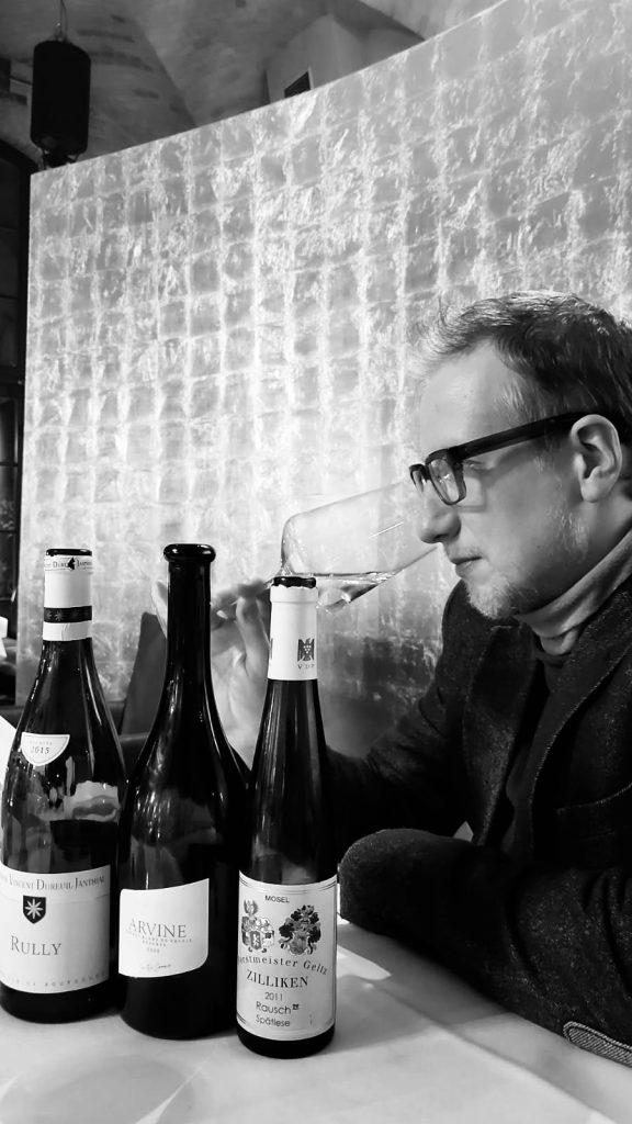 Weinexperte, Sommelier, Weinverkostung, Weinwissen, Weinblog, Weinmagazin, Weinliebhaber, Weinpodcast, Weinprobe, Weinreise, Weinjournalismus, Weinkultur, Weinszene, Weinbranche, Weinwirtschaft, Weinverkauf, Weingeschäft, Weingut, Weinherstellung, Weinproduktion, Winzer, Weinhändler, Weindegustation, Weinbewertung, Weinbeschreibung, Weinanalyse, Weinkritik, Weinsensorik, Weinverkostungsnotizen, Weinempfehlung, Weinführer, Weinkarte, Weintipps, Weinpreise, Weinbewertungen, Weinexpertenmeinung, Weinfachhandel, Weinauswahl, Weinkeller, Weinausbau, Weinreben, Weinbau, Terroir, Weinregion, Weinbaugebiet, Weinbauklima, Weinberge, Weinlese, Rebsorten, Weintrauben, Weißwein, Rotwein, Roséwein, Schaumwein, Sekt, Champagner, Naturwein, Bio-Wein, biodynamischer Wein, Orange Wine, Pet Nat, Süßwein, Dessertwein, Eiswein, Spätlese, Kabinett, Trockenbeerenauslese, Qualitätswein, Prädikatswein, Tafelwein, Landwein, Grand Cru, Premier Cru, Barrique, Holzfass, Edelstahltank, Weinlagerung, Weinreifung, Flaschenreifung, Dekantieren, Karaffieren, Weinservice, Weingläser, Weinzubehör, Weinzubehör kaufen, Weinlager, Weinshop, Online-Weinhandel, Weinbestellung, Weinempfehlungen, Weinpreise vergleichen, Weingeschenke, Weinpräsent, Weinveranstaltungen, Weinfestival, Weinmesse, Weinseminar, Weinprobe buchen, Online-Weinprobe, Virtuelle Weinprobe, Weinabend, Weinerlebnis, Wein & Speisen, Weinpairing, Foodpairing, Käse und Wein, Wein und Fleisch, Wein und Fisch, Veganer Wein, Vegetarische Weinbegleitung, Sommelier-Tipps, Weinlexikon, Weinwissen für Anfänger, Weinwissen für Fortgeschrittene, Wein online kaufen, Wein-Abo, Weinclub, Weinbar, Weinlokal, Weinrestaurant, Sternekoch und Wein, Gourmet-Wein, Luxuswein, Raritätenwein, Weinraritäten, Alte Weine, Weinlagerung zuhause, Weinkühlschrank, Weinsammlung, Wein als Investment, Weinauktionen, Weinpreise Entwicklung, Weintrends, Naturwein-Trend, Nachhaltiger Wein, Faire Weine, Low Intervention Wine, Wein Podcast, Wein-Influencer, Weinblogger, Weinkritiker, Weinbewertungen online, Weinvergleich, Weinmarketing, Weinbranding, Weinhandel digital, Direktimport Wein, Exklusive Weine, Boutique-Wein, Familienweingut, Weingüter Deutschland, Weingüter Frankreich, Weingüter Italien, Weingüter Spanien, Weingüter Österreich, Weingüter Portugal, Weingüter Kalifornien, Weingüter Australien, Weingüter Südafrika, Weinregion Bordeaux, Weinregion Burgund, Weinregion Toskana, Weinregion Rioja, Weinregion Mosel, Weinregion Rheingau, Weinregion Pfalz, Weinregion Wachau, Weinregion Mendoza, Weinregion Napa Valley, Weinregion Barossa Valley, Weinregion Stellenbosch, Weinregion Champagne, Weinregion Loire, Weinregion Chianti, Weinregion Priorat, Weinregion Douro, Weinregion Oregon, Weinregion Washington State, Weinregion Neuseeland, Spitzenweine, Fine Wine, Kultweine, Prestige-Weine, Weinspekulation, Weinrecht, Weinetikett, Weinflasche, Korken oder Schraubverschluss, Weinlagerkapazität, Weintemperatur, Serviertemperatur, Weinbelüftung, Weinoxidation, Weinchemie, Weinbiologie, Weinaromen, Weinaromatik, Geschmackskategorien Wein, Weinprofil, Weinsäure, Weintannin, Restzucker, Alkoholgehalt Wein, Schwefel im Wein, Sulfite im Wein, Weinfehler, korkiger Wein, Weinkristalle, Depot im Wein, Wein trübe, Wein dekantieren ja oder nein, Weingenuss, Weinphilosophie, Weinpassion.