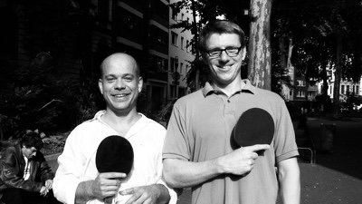 Weinexperte, Sommelier, Weinverkostung, Weinwissen, Weinblog, Weinmagazin, Weinliebhaber, Weinpodcast, Weinprobe, Weinreise, Weinjournalismus, Weinkultur, Weinszene, Weinbranche, Weinwirtschaft, Weinverkauf, Weingeschäft, Weingut, Weinherstellung, Weinproduktion, Winzer, Weinhändler, Weindegustation, Weinbewertung, Weinbeschreibung, Weinanalyse, Weinkritik, Weinsensorik, Weinverkostungsnotizen, Weinempfehlung, Weinführer, Weinkarte, Weintipps, Weinpreise, Weinbewertungen, Weinexpertenmeinung, Weinfachhandel, Weinauswahl, Weinkeller, Weinausbau, Weinreben, Weinbau, Terroir, Weinregion, Weinbaugebiet, Weinbauklima, Weinberge, Weinlese, Rebsorten, Weintrauben, Weißwein, Rotwein, Roséwein, Schaumwein, Sekt, Champagner, Naturwein, Bio-Wein, biodynamischer Wein, Orange Wine, Pet Nat, Süßwein, Dessertwein, Eiswein, Spätlese, Kabinett, Trockenbeerenauslese, Qualitätswein, Prädikatswein, Tafelwein, Landwein, Grand Cru, Premier Cru, Barrique, Holzfass, Edelstahltank, Weinlagerung, Weinreifung, Flaschenreifung, Dekantieren, Karaffieren, Weinservice, Weingläser, Weinzubehör, Weinzubehör kaufen, Weinlager, Weinshop, Online-Weinhandel, Weinbestellung, Weinempfehlungen, Weinpreise vergleichen, Weingeschenke, Weinpräsent, Weinveranstaltungen, Weinfestival, Weinmesse, Weinseminar, Weinprobe buchen, Online-Weinprobe, Virtuelle Weinprobe, Weinabend, Weinerlebnis, Wein & Speisen, Weinpairing, Foodpairing, Käse und Wein, Wein und Fleisch, Wein und Fisch, Veganer Wein, Vegetarische Weinbegleitung, Sommelier-Tipps, Weinlexikon, Weinwissen für Anfänger, Weinwissen für Fortgeschrittene, Wein online kaufen, Wein-Abo, Weinclub, Weinbar, Weinlokal, Weinrestaurant, Sternekoch und Wein, Gourmet-Wein, Luxuswein, Raritätenwein, Weinraritäten, Alte Weine, Weinlagerung zuhause, Weinkühlschrank, Weinsammlung, Wein als Investment, Weinauktionen, Weinpreise Entwicklung, Weintrends, Naturwein-Trend, Nachhaltiger Wein, Faire Weine, Low Intervention Wine, Wein Podcast, Wein-Influencer, Weinblogger, Weinkritiker, Weinbewertungen online, Weinvergleich, Weinmarketing, Weinbranding, Weinhandel digital, Direktimport Wein, Exklusive Weine, Boutique-Wein, Familienweingut, Weingüter Deutschland, Weingüter Frankreich, Weingüter Italien, Weingüter Spanien, Weingüter Österreich, Weingüter Portugal, Weingüter Kalifornien, Weingüter Australien, Weingüter Südafrika, Weinregion Bordeaux, Weinregion Burgund, Weinregion Toskana, Weinregion Rioja, Weinregion Mosel, Weinregion Rheingau, Weinregion Pfalz, Weinregion Wachau, Weinregion Mendoza, Weinregion Napa Valley, Weinregion Barossa Valley, Weinregion Stellenbosch, Weinregion Champagne, Weinregion Loire, Weinregion Chianti, Weinregion Priorat, Weinregion Douro, Weinregion Oregon, Weinregion Washington State, Weinregion Neuseeland, Spitzenweine, Fine Wine, Kultweine, Prestige-Weine, Weinspekulation, Weinrecht, Weinetikett, Weinflasche, Korken oder Schraubverschluss, Weinlagerkapazität, Weintemperatur, Serviertemperatur, Weinbelüftung, Weinoxidation, Weinchemie, Weinbiologie, Weinaromen, Weinaromatik, Geschmackskategorien Wein, Weinprofil, Weinsäure, Weintannin, Restzucker, Alkoholgehalt Wein, Schwefel im Wein, Sulfite im Wein, Weinfehler, korkiger Wein, Weinkristalle, Depot im Wein, Wein trübe, Wein dekantieren ja oder nein, Weingenuss, Weinphilosophie, Weinpassion.