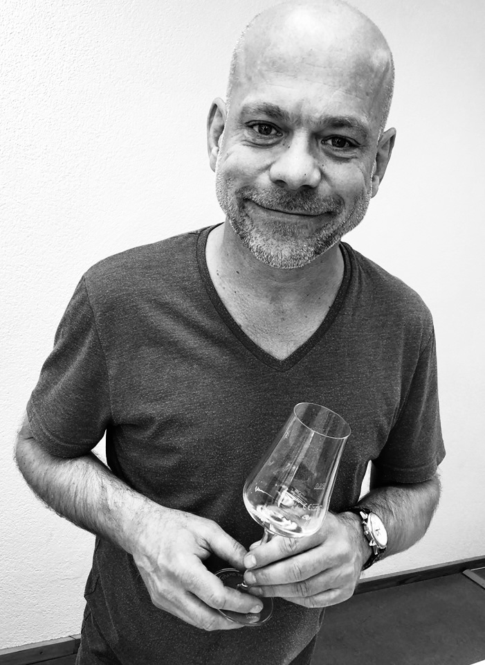 Weinexperte, Sommelier, Weinverkostung, Weinwissen, Weinblog, Weinmagazin, Weinliebhaber, Weinpodcast, Weinprobe, Weinreise, Weinjournalismus, Weinkultur, Weinszene, Weinbranche, Weinwirtschaft, Weinverkauf, Weingeschäft, Weingut, Weinherstellung, Weinproduktion, Winzer, Weinhändler, Weindegustation, Weinbewertung, Weinbeschreibung, Weinanalyse, Weinkritik, Weinsensorik, Weinverkostungsnotizen, Weinempfehlung, Weinführer, Weinkarte, Weintipps, Weinpreise, Weinbewertungen, Weinexpertenmeinung, Weinfachhandel, Weinauswahl, Weinkeller, Weinausbau, Weinreben, Weinbau, Terroir, Weinregion, Weinbaugebiet, Weinbauklima, Weinberge, Weinlese, Rebsorten, Weintrauben, Weißwein, Rotwein, Roséwein, Schaumwein, Sekt, Champagner, Naturwein, Bio-Wein, biodynamischer Wein, Orange Wine, Pet Nat, Süßwein, Dessertwein, Eiswein, Spätlese, Kabinett, Trockenbeerenauslese, Qualitätswein, Prädikatswein, Tafelwein, Landwein, Grand Cru, Premier Cru, Barrique, Holzfass, Edelstahltank, Weinlagerung, Weinreifung, Flaschenreifung, Dekantieren, Karaffieren, Weinservice, Weingläser, Weinzubehör, Weinzubehör kaufen, Weinlager, Weinshop, Online-Weinhandel, Weinbestellung, Weinempfehlungen, Weinpreise vergleichen, Weingeschenke, Weinpräsent, Weinveranstaltungen, Weinfestival, Weinmesse, Weinseminar, Weinprobe buchen, Online-Weinprobe, Virtuelle Weinprobe, Weinabend, Weinerlebnis, Wein & Speisen, Weinpairing, Foodpairing, Käse und Wein, Wein und Fleisch, Wein und Fisch, Veganer Wein, Vegetarische Weinbegleitung, Sommelier-Tipps, Weinlexikon, Weinwissen für Anfänger, Weinwissen für Fortgeschrittene, Wein online kaufen, Wein-Abo, Weinclub, Weinbar, Weinlokal, Weinrestaurant, Sternekoch und Wein, Gourmet-Wein, Luxuswein, Raritätenwein, Weinraritäten, Alte Weine, Weinlagerung zuhause, Weinkühlschrank, Weinsammlung, Wein als Investment, Weinauktionen, Weinpreise Entwicklung, Weintrends, Naturwein-Trend, Nachhaltiger Wein, Faire Weine, Low Intervention Wine, Wein Podcast, Wein-Influencer, Weinblogger, Weinkritiker, Weinbewertungen online, Weinvergleich, Weinmarketing, Weinbranding, Weinhandel digital, Direktimport Wein, Exklusive Weine, Boutique-Wein, Familienweingut, Weingüter Deutschland, Weingüter Frankreich, Weingüter Italien, Weingüter Spanien, Weingüter Österreich, Weingüter Portugal, Weingüter Kalifornien, Weingüter Australien, Weingüter Südafrika, Weinregion Bordeaux, Weinregion Burgund, Weinregion Toskana, Weinregion Rioja, Weinregion Mosel, Weinregion Rheingau, Weinregion Pfalz, Weinregion Wachau, Weinregion Mendoza, Weinregion Napa Valley, Weinregion Barossa Valley, Weinregion Stellenbosch, Weinregion Champagne, Weinregion Loire, Weinregion Chianti, Weinregion Priorat, Weinregion Douro, Weinregion Oregon, Weinregion Washington State, Weinregion Neuseeland, Spitzenweine, Fine Wine, Kultweine, Prestige-Weine, Weinspekulation, Weinrecht, Weinetikett, Weinflasche, Korken oder Schraubverschluss, Weinlagerkapazität, Weintemperatur, Serviertemperatur, Weinbelüftung, Weinoxidation, Weinchemie, Weinbiologie, Weinaromen, Weinaromatik, Geschmackskategorien Wein, Weinprofil, Weinsäure, Weintannin, Restzucker, Alkoholgehalt Wein, Schwefel im Wein, Sulfite im Wein, Weinfehler, korkiger Wein, Weinkristalle, Depot im Wein, Wein trübe, Wein dekantieren ja oder nein, Weingenuss, Weinphilosophie, Weinpassion.