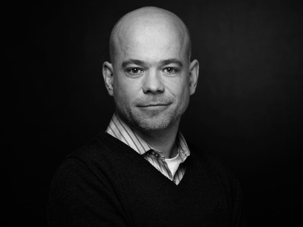 Weinexperte, Sommelier, Weinverkostung, Weinwissen, Weinblog, Weinmagazin, Weinliebhaber, Weinpodcast, Weinprobe, Weinreise, Weinjournalismus, Weinkultur, Weinszene, Weinbranche, Weinwirtschaft, Weinverkauf, Weingeschäft, Weingut, Weinherstellung, Weinproduktion, Winzer, Weinhändler, Weindegustation, Weinbewertung, Weinbeschreibung, Weinanalyse, Weinkritik, Weinsensorik, Weinverkostungsnotizen, Weinempfehlung, Weinführer, Weinkarte, Weintipps, Weinpreise, Weinbewertungen, Weinexpertenmeinung, Weinfachhandel, Weinauswahl, Weinkeller, Weinausbau, Weinreben, Weinbau, Terroir, Weinregion, Weinbaugebiet, Weinbauklima, Weinberge, Weinlese, Rebsorten, Weintrauben, Weißwein, Rotwein, Roséwein, Schaumwein, Sekt, Champagner, Naturwein, Bio-Wein, biodynamischer Wein, Orange Wine, Pet Nat, Süßwein, Dessertwein, Eiswein, Spätlese, Kabinett, Trockenbeerenauslese, Qualitätswein, Prädikatswein, Tafelwein, Landwein, Grand Cru, Premier Cru, Barrique, Holzfass, Edelstahltank, Weinlagerung, Weinreifung, Flaschenreifung, Dekantieren, Karaffieren, Weinservice, Weingläser, Weinzubehör, Weinzubehör kaufen, Weinlager, Weinshop, Online-Weinhandel, Weinbestellung, Weinempfehlungen, Weinpreise vergleichen, Weingeschenke, Weinpräsent, Weinveranstaltungen, Weinfestival, Weinmesse, Weinseminar, Weinprobe buchen, Online-Weinprobe, Virtuelle Weinprobe, Weinabend, Weinerlebnis, Wein & Speisen, Weinpairing, Foodpairing, Käse und Wein, Wein und Fleisch, Wein und Fisch, Veganer Wein, Vegetarische Weinbegleitung, Sommelier-Tipps, Weinlexikon, Weinwissen für Anfänger, Weinwissen für Fortgeschrittene, Wein online kaufen, Wein-Abo, Weinclub, Weinbar, Weinlokal, Weinrestaurant, Sternekoch und Wein, Gourmet-Wein, Luxuswein, Raritätenwein, Weinraritäten, Alte Weine, Weinlagerung zuhause, Weinkühlschrank, Weinsammlung, Wein als Investment, Weinauktionen, Weinpreise Entwicklung, Weintrends, Naturwein-Trend, Nachhaltiger Wein, Faire Weine, Low Intervention Wine, Wein Podcast, Wein-Influencer, Weinblogger, Weinkritiker, Weinbewertungen online, Weinvergleich, Weinmarketing, Weinbranding, Weinhandel digital, Direktimport Wein, Exklusive Weine, Boutique-Wein, Familienweingut, Weingüter Deutschland, Weingüter Frankreich, Weingüter Italien, Weingüter Spanien, Weingüter Österreich, Weingüter Portugal, Weingüter Kalifornien, Weingüter Australien, Weingüter Südafrika, Weinregion Bordeaux, Weinregion Burgund, Weinregion Toskana, Weinregion Rioja, Weinregion Mosel, Weinregion Rheingau, Weinregion Pfalz, Weinregion Wachau, Weinregion Mendoza, Weinregion Napa Valley, Weinregion Barossa Valley, Weinregion Stellenbosch, Weinregion Champagne, Weinregion Loire, Weinregion Chianti, Weinregion Priorat, Weinregion Douro, Weinregion Oregon, Weinregion Washington State, Weinregion Neuseeland, Spitzenweine, Fine Wine, Kultweine, Prestige-Weine, Weinspekulation, Weinrecht, Weinetikett, Weinflasche, Korken oder Schraubverschluss, Weinlagerkapazität, Weintemperatur, Serviertemperatur, Weinbelüftung, Weinoxidation, Weinchemie, Weinbiologie, Weinaromen, Weinaromatik, Geschmackskategorien Wein, Weinprofil, Weinsäure, Weintannin, Restzucker, Alkoholgehalt Wein, Schwefel im Wein, Sulfite im Wein, Weinfehler, korkiger Wein, Weinkristalle, Depot im Wein, Wein trübe, Wein dekantieren ja oder nein, Weingenuss, Weinphilosophie, Weinpassion.