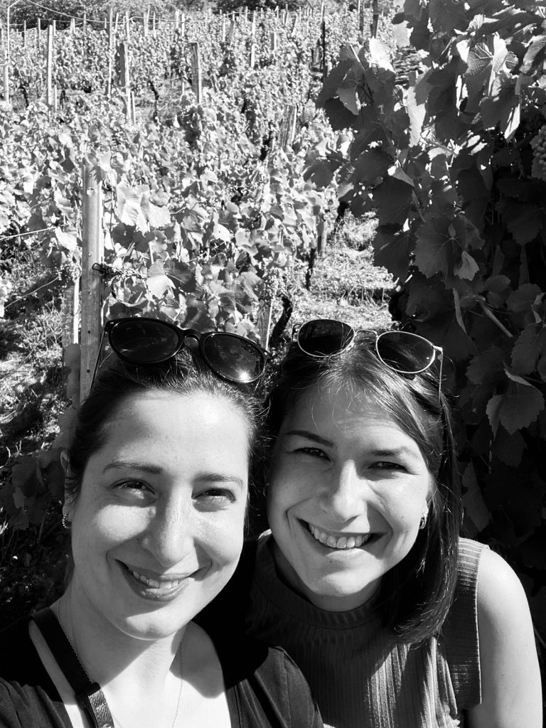Weinexperte, Sommelier, Weinverkostung, Weinwissen, Weinblog, Weinmagazin, Weinliebhaber, Weinpodcast, Weinprobe, Weinreise, Weinjournalismus, Weinkultur, Weinszene, Weinbranche, Weinwirtschaft, Weinverkauf, Weingeschäft, Weingut, Weinherstellung, Weinproduktion, Winzer, Weinhändler, Weindegustation, Weinbewertung, Weinbeschreibung, Weinanalyse, Weinkritik, Weinsensorik, Weinverkostungsnotizen, Weinempfehlung, Weinführer, Weinkarte, Weintipps, Weinpreise, Weinbewertungen, Weinexpertenmeinung, Weinfachhandel, Weinauswahl, Weinkeller, Weinausbau, Weinreben, Weinbau, Terroir, Weinregion, Weinbaugebiet, Weinbauklima, Weinberge, Weinlese, Rebsorten, Weintrauben, Weißwein, Rotwein, Roséwein, Schaumwein, Sekt, Champagner, Naturwein, Bio-Wein, biodynamischer Wein, Orange Wine, Pet Nat, Süßwein, Dessertwein, Eiswein, Spätlese, Kabinett, Trockenbeerenauslese, Qualitätswein, Prädikatswein, Tafelwein, Landwein, Grand Cru, Premier Cru, Barrique, Holzfass, Edelstahltank, Weinlagerung, Weinreifung, Flaschenreifung, Dekantieren, Karaffieren, Weinservice, Weingläser, Weinzubehör, Weinzubehör kaufen, Weinlager, Weinshop, Online-Weinhandel, Weinbestellung, Weinempfehlungen, Weinpreise vergleichen, Weingeschenke, Weinpräsent, Weinveranstaltungen, Weinfestival, Weinmesse, Weinseminar, Weinprobe buchen, Online-Weinprobe, Virtuelle Weinprobe, Weinabend, Weinerlebnis, Wein & Speisen, Weinpairing, Foodpairing, Käse und Wein, Wein und Fleisch, Wein und Fisch, Veganer Wein, Vegetarische Weinbegleitung, Sommelier-Tipps, Weinlexikon, Weinwissen für Anfänger, Weinwissen für Fortgeschrittene, Wein online kaufen, Wein-Abo, Weinclub, Weinbar, Weinlokal, Weinrestaurant, Sternekoch und Wein, Gourmet-Wein, Luxuswein, Raritätenwein, Weinraritäten, Alte Weine, Weinlagerung zuhause, Weinkühlschrank, Weinsammlung, Wein als Investment, Weinauktionen, Weinpreise Entwicklung, Weintrends, Naturwein-Trend, Nachhaltiger Wein, Faire Weine, Low Intervention Wine, Wein Podcast, Wein-Influencer, Weinblogger, Weinkritiker, Weinbewertungen online, Weinvergleich, Weinmarketing, Weinbranding, Weinhandel digital, Direktimport Wein, Exklusive Weine, Boutique-Wein, Familienweingut, Weingüter Deutschland, Weingüter Frankreich, Weingüter Italien, Weingüter Spanien, Weingüter Österreich, Weingüter Portugal, Weingüter Kalifornien, Weingüter Australien, Weingüter Südafrika, Weinregion Bordeaux, Weinregion Burgund, Weinregion Toskana, Weinregion Rioja, Weinregion Mosel, Weinregion Rheingau, Weinregion Pfalz, Weinregion Wachau, Weinregion Mendoza, Weinregion Napa Valley, Weinregion Barossa Valley, Weinregion Stellenbosch, Weinregion Champagne, Weinregion Loire, Weinregion Chianti, Weinregion Priorat, Weinregion Douro, Weinregion Oregon, Weinregion Washington State, Weinregion Neuseeland, Spitzenweine, Fine Wine, Kultweine, Prestige-Weine, Weinspekulation, Weinrecht, Weinetikett, Weinflasche, Korken oder Schraubverschluss, Weinlagerkapazität, Weintemperatur, Serviertemperatur, Weinbelüftung, Weinoxidation, Weinchemie, Weinbiologie, Weinaromen, Weinaromatik, Geschmackskategorien Wein, Weinprofil, Weinsäure, Weintannin, Restzucker, Alkoholgehalt Wein, Schwefel im Wein, Sulfite im Wein, Weinfehler, korkiger Wein, Weinkristalle, Depot im Wein, Wein trübe, Wein dekantieren ja oder nein, Weingenuss, Weinphilosophie, Weinpassion.