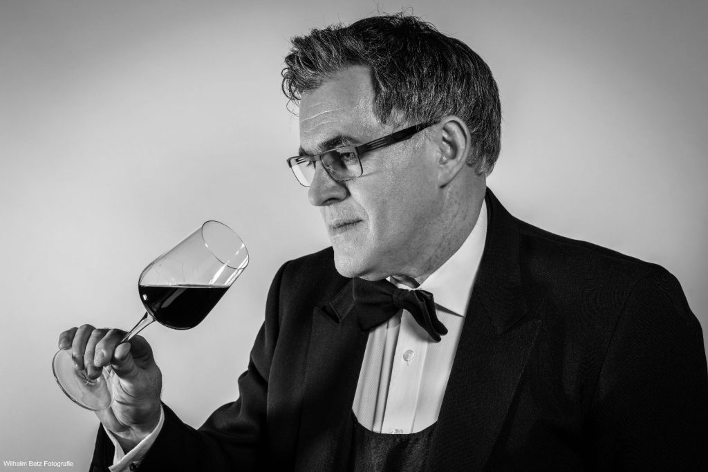 wein, weinsorte, rotwein, weißwein, roséwein, weingut, sommelier, sommellerie, weinprobe, weinverkostung, weinbewertung, weinwissen, weinbeschreibung, weincharakter, weinaromen, weinempfehlung, weinberatung, weintipp, weinpairing, foodpairing, weinbegleitung, wein und essen, wein zum fisch, wein zum steak, wein zu käse, wein zu pasta, wein zum dessert, weinmenü, fine dining, gastronomie, restaurantwein, haubenrestaurant, michelin, delice stuttgart, weinliste, weinkarte, weinauswahl, servicekultur, servicekunst, gastgeber, sommelierschule, sommelierschein, sommelierschulung, sensorik, weinsensorik, aromarad, geschmacksprofil, terroir, weinbau, weinrebe, rebsorte, weinberg, weinregion, herkunft, weinland, weinbaugebiet, deutschlandwein, italienwein, französischer wein, spanischer wein, österreichwein, schweizer wein, südafrika wein, kalifornien wein, napa valley, bordeaux, burgund, chianti, rioja, ribera del duero, moselwein, pfalzwein, rheingau, rheinhessen, frankenwein, badenwein, sachsenwein, saale-unstrut, elsasswein, piemontwein, barolo, barbaresco, brunello, amarone, valpolicella, prosecco, franciacorta, champagne, cremants, sekt, deutscher sekt, schaumwein, stillwein, natural wine, orange wine, biodynamischer wein, biowein, veganer wein, nachhaltiger wein, weinherstellung, kelterung, gärung, malolaktische gärung, ausbau, barrique, holzfass, edelstahltank, flaschenreife, dekantieren, karaffieren, weinservice, trinktemperatur, weinglas, zieher vision, zieher glass, burgunderglas, rieslingglas, universalglas, rotweinglas, weißweinglas, glasform, aromaentfaltung, glasempfehlung, weinlagerung, weinkeller, weinklimaschrank, weintemperierung, korken, schraubverschluss, naturkork, glasverschluss, korkfehler, oxidation, belüftung, sediment, depot, weinflecken, weinstein, weinfehler, schwefel, säure, restzucker, trocken, halbtrocken, feinherb, lieblich, süßwein, dessertwein, eiswein, beerenauslese, trockenbeerenauslese, spätlese, auslese, kabinett, pradikatswein, qualitätswein, tafelwein, landwein, weingesetz, appellation, docg, aoc, d.o., vdp, grosses gewächs, erste lage, weinbewertungssystem, parker punkte, falstaff punkte, vinum, wein plus, tasting note, verkostungsnotiz, farbe, bukett, duft, mundgefühl, struktur, körper, tannin, abgang, länge, komplexität, balance, mineralität, frucht, würze, florale noten, kräuter, vanille, toast, mokka, leder, erde, stein, graphite, salz, kalk, kirsche, pflaume, himbeere, brombeere, apfel, birne, zitrus, limette, grapefruit, ananas, mango, pfirsich, marille, honig, haselnuss, mandel, butter, karamell, rauch, pfeffer, balsamico, eukalyptus, menthol, kräuterwürze, kräuterduft, rosennote, veilchen, lavendel, wacholder, muskat, zimt, nelke, kumin, schokolade, kaffeebohne, toastbrot, hefe, brioche, kreide, mineralisch, floral, würzig, fruchtig, elegant, kräftig, rund, harmonisch, frisch, kühl, linear, lang, dicht, filigran, stoffig, samtig, cremig, lebendig, fein, komplex, tief, delikat, zart, salzig, kalkig, rauchig, reif, jugendlich, balanciert, animierend, expressiv, subtil, konzentriert, trinkreif, lagerfähig, jahrgang, jahrgangstiefe, jahrgangsvergleich, klimawandel, hitzejahrgang, weinqualität, erntezeitpunkt, handlese, selektion, weinlese, mostgewicht, oechsle, weinsäure, weinzucker, weinalkohol, alkoholgehalt, restzuckeranalyse, ph-wert, schwefelung, filtrierung, unfiltriert, weinbereitung, cuvée, reinsortig, assemblage, blend, fassprobe, bottling, degorgieren, dégorgement, dosage, brut, extra brut, sec, demi sec, doux, reserve, vintage, non vintage, jahrgangssekt, prestige cuvée, grand cru, premier cru, village, cru classé, estate, domaine, tenuta, bodega, château, weingutsführung, weinverkauf, weinhandlung, onlineweinhandel, weinshop, vinothek, weinmesse, weinevent, weinfestival, weingala, weinreise, weintourismus, tasting flight, masterclass, sommelierschule, weinakademie, weinseminar, sensoriktraining, degustation, blindverkostung, vergleichsprobe, horizontale verkostung, vertikale verkostung, weinbeschreibung schreiben, tasting note vorlage, aroma erkennen, wein bewerten, wein empfehlen, best wine germany, best sommeliers, deutscher sommelierverband, wset, court of master sommeliers, weinexperte, weinkritiker, weinjournalismus, weinblog, weinpodcast, weinmagazin, weinwissen online, gastrokultur, kulinarik, gourmet, fine dining szene, sterneküche, haubenküche, pairing idee, menübegleitung, amuse bouche, wein zum käse, wein zum dessert, aperitif, digestif, wein und sake, sakepairing, champagnerpairing, rosétrends, naturalwine trend, orange wine trend, zero dosage, low intervention, slow wine, nachhaltigkeit im weinbau, regenerative weinwirtschaft, biodynamik, demeter, ecovin, fair’n green, klimaneutraler wein, co2 bilanz wein, glas vs bag in box, wein innovation, alkoholfreier wein, entalkoholisierter wein, wein ohne alkohol, wein mit wenig alkohol, leichte weine, sommerwein, winterwein, festtagswein, weihnachtswein, osterwein, grillwein, terrassewein, picknickwein, aperitifwein, brunchwein, valentinstag wein, muttertag wein, geschenkwein, weingeschenk, firmengeschenk, personalisiertes etikett, flaschenetikett, etikettendesign, korkenzieher, sommeliermesser, dekantierkaraffe, weinausgießer, weinthermometer, flaschenverschluss, weinaccessoires, weinreinigung, glasreinigung, weinglaspolitur, weingläser kaufen, zieher gläser, zieher vision balance, zieher vision intense, zieher vision fresh, zieher vision straight, zieher vision graceful, zieher vision rich, zieher vision delicate, glastest, aromaentwicklung, gläservergleich, weinservice im restaurant, serviceprotokoll, mise en place wein, gastansprache, storytelling am tisch, weinphilosophie, emotion im service, gastzufriedenheit, feinsinn, wein und kultur, wein und kunst, wein und musik, wein und literatur, wein und reisen, weinregion italien, weinregion frankreich, weinregion deutschland, region stuttgart, wein aus württemberg, neckartal wein, remstal, heilbronner weinstraße, wein aus der pfalz, wein aus baden, wein aus franken, wein aus der mosel, rheingau riesling, pfälzer chardonnay, deutscher pinot noir, spätburgunder, grauburgunder, weissburgunder, silvaner, riesling, sauvignon blanc, muskateller, scheurebe, gewürztraminer, chardonnay, pinot blanc, pinot gris, pinot noir, nebbiolo, sangiovese, tempranillo, cabernet sauvignon, merlot, syrah, grenache, carignan, malbec, zinfandel, shiraz, touriga nacional, albariño, vermentino, verdejo, grüner veltliner, blaufränkisch, zweigelt, saint laurent, tannat, barbera, dolcetto, aglianico, nero d’avola, cortese, garganega, viognier, marsanne, roussanne, chenin blanc, rieslaner, muscadet, viura, clairette, semillon, weintrend, sommelierszene, weinkultur deutschland, europäische weinkultur, neue weinwelt, alte welt wein, moderne weininterpretation, weinphilosophie, serviceleidenschaft, gastgeberschaft, sinneswahrnehmung, geschmackstraining, feine aromatik, elegance im glas, balance im wein, weincharme, weinleidenschaft, genusskultur, lebensfreude, genussmoment, stilvoll trinken, wein erleben, wein entdecken, wein verstehen, wein teilen, wein genießen, wein erleben podcast, sommelier interview, evangelos pattas, delice restaurant, stuttgart fine dining, silvio nitzsche podcast, sommeliers erzählen, weinwissen teilen, deutsche sommellerie, weinleidenschaft deutschland, kultur des genusses, wein und leben, kunst des servierens, stille eleganz, wein als beziehung, genuss im glas, handwerk im service, achtsamkeit im wein, feine noten, große momente, leben mit wein, service und seele, wein als sprache, die kunst des pairings.
