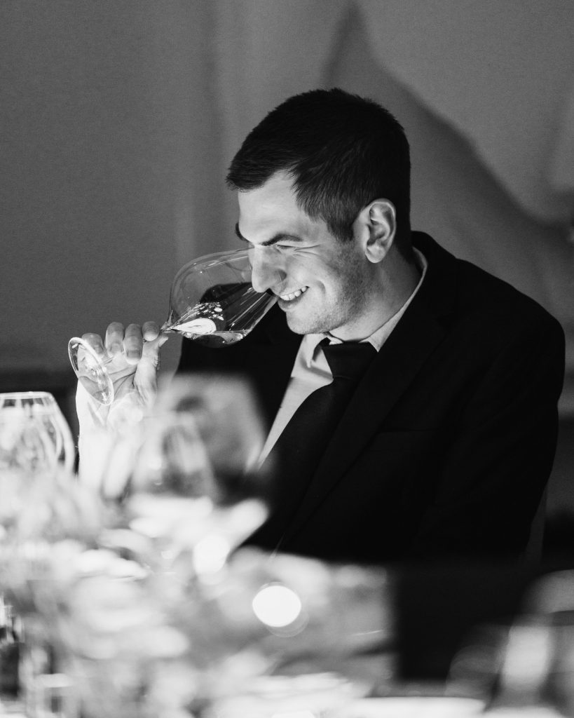 Weinexperte, Sommelier, Weinverkostung, Weinwissen, Weinblog, Weinmagazin, Weinliebhaber, Weinpodcast, Weinprobe, Weinreise, Weinjournalismus, Weinkultur, Weinszene, Weinbranche, Weinwirtschaft, Weinverkauf, Weingeschäft, Weingut, Weinherstellung, Weinproduktion, Winzer, Weinhändler, Weindegustation, Weinbewertung, Weinbeschreibung, Weinanalyse, Weinkritik, Weinsensorik, Weinverkostungsnotizen, Weinempfehlung, Weinführer, Weinkarte, Weintipps, Weinpreise, Weinbewertungen, Weinexpertenmeinung, Weinfachhandel, Weinauswahl, Weinkeller, Weinausbau, Weinreben, Weinbau, Terroir, Weinregion, Weinbaugebiet, Weinbauklima, Weinberge, Weinlese, Rebsorten, Weintrauben, Weißwein, Rotwein, Roséwein, Schaumwein, Sekt, Champagner, Naturwein, Bio-Wein, biodynamischer Wein, Orange Wine, Pet Nat, Süßwein, Dessertwein, Eiswein, Spätlese, Kabinett, Trockenbeerenauslese, Qualitätswein, Prädikatswein, Tafelwein, Landwein, Grand Cru, Premier Cru, Barrique, Holzfass, Edelstahltank, Weinlagerung, Weinreifung, Flaschenreifung, Dekantieren, Karaffieren, Weinservice, Weingläser, Weinzubehör, Weinzubehör kaufen, Weinlager, Weinshop, Online-Weinhandel, Weinbestellung, Weinempfehlungen, Weinpreise vergleichen, Weingeschenke, Weinpräsent, Weinveranstaltungen, Weinfestival, Weinmesse, Weinseminar, Weinprobe buchen, Online-Weinprobe, Virtuelle Weinprobe, Weinabend, Weinerlebnis, Wein & Speisen, Weinpairing, Foodpairing, Käse und Wein, Wein und Fleisch, Wein und Fisch, Veganer Wein, Vegetarische Weinbegleitung, Sommelier-Tipps, Weinlexikon, Weinwissen für Anfänger, Weinwissen für Fortgeschrittene, Wein online kaufen, Wein-Abo, Weinclub, Weinbar, Weinlokal, Weinrestaurant, Sternekoch und Wein, Gourmet-Wein, Luxuswein, Raritätenwein, Weinraritäten, Alte Weine, Weinlagerung zuhause, Weinkühlschrank, Weinsammlung, Wein als Investment, Weinauktionen, Weinpreise Entwicklung, Weintrends, Naturwein-Trend, Nachhaltiger Wein, Faire Weine, Low Intervention Wine, Wein Podcast, Wein-Influencer, Weinblogger, Weinkritiker, Weinbewertungen online, Weinvergleich, Weinmarketing, Weinbranding, Weinhandel digital, Direktimport Wein, Exklusive Weine, Boutique-Wein, Familienweingut, Weingüter Deutschland, Weingüter Frankreich, Weingüter Italien, Weingüter Spanien, Weingüter Österreich, Weingüter Portugal, Weingüter Kalifornien, Weingüter Australien, Weingüter Südafrika, Weinregion Bordeaux, Weinregion Burgund, Weinregion Toskana, Weinregion Rioja, Weinregion Mosel, Weinregion Rheingau, Weinregion Pfalz, Weinregion Wachau, Weinregion Mendoza, Weinregion Napa Valley, Weinregion Barossa Valley, Weinregion Stellenbosch, Weinregion Champagne, Weinregion Loire, Weinregion Chianti, Weinregion Priorat, Weinregion Douro, Weinregion Oregon, Weinregion Washington State, Weinregion Neuseeland, Spitzenweine, Fine Wine, Kultweine, Prestige-Weine, Weinspekulation, Weinrecht, Weinetikett, Weinflasche, Korken oder Schraubverschluss, Weinlagerkapazität, Weintemperatur, Serviertemperatur, Weinbelüftung, Weinoxidation, Weinchemie, Weinbiologie, Weinaromen, Weinaromatik, Geschmackskategorien Wein, Weinprofil, Weinsäure, Weintannin, Restzucker, Alkoholgehalt Wein, Schwefel im Wein, Sulfite im Wein, Weinfehler, korkiger Wein, Weinkristalle, Depot im Wein, Wein trübe, Wein dekantieren ja oder nein, Weingenuss, Weinphilosophie, Weinpassion.