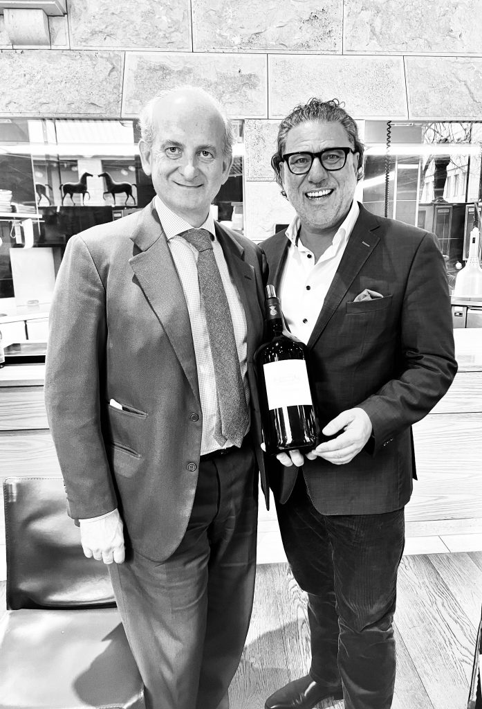Weinexperte, Sommelier, Weinverkostung, Weinwissen, Weinblog, Weinmagazin, Weinliebhaber, Weinpodcast, Weinprobe, Weinreise, Weinjournalismus, Weinkultur, Weinszene, Weinbranche, Weinwirtschaft, Weinverkauf, Weingeschäft, Weingut, Weinherstellung, Weinproduktion, Winzer, Weinhändler, Weindegustation, Weinbewertung, Weinbeschreibung, Weinanalyse, Weinkritik, Weinsensorik, Weinverkostungsnotizen, Weinempfehlung, Weinführer, Weinkarte, Weintipps, Weinpreise, Weinbewertungen, Weinexpertenmeinung, Weinfachhandel, Weinauswahl, Weinkeller, Weinausbau, Weinreben, Weinbau, Terroir, Weinregion, Weinbaugebiet, Weinbauklima, Weinberge, Weinlese, Rebsorten, Weintrauben, Weißwein, Rotwein, Roséwein, Schaumwein, Sekt, Champagner, Naturwein, Bio-Wein, biodynamischer Wein, Orange Wine, Pet Nat, Süßwein, Dessertwein, Eiswein, Spätlese, Kabinett, Trockenbeerenauslese, Qualitätswein, Prädikatswein, Tafelwein, Landwein, Grand Cru, Premier Cru, Barrique, Holzfass, Edelstahltank, Weinlagerung, Weinreifung, Flaschenreifung, Dekantieren, Karaffieren, Weinservice, Weingläser, Weinzubehör, Weinzubehör kaufen, Weinlager, Weinshop, Online-Weinhandel, Weinbestellung, Weinempfehlungen, Weinpreise vergleichen, Weingeschenke, Weinpräsent, Weinveranstaltungen, Weinfestival, Weinmesse, Weinseminar, Weinprobe buchen, Online-Weinprobe, Virtuelle Weinprobe, Weinabend, Weinerlebnis, Wein & Speisen, Weinpairing, Foodpairing, Käse und Wein, Wein und Fleisch, Wein und Fisch, Veganer Wein, Vegetarische Weinbegleitung, Sommelier-Tipps, Weinlexikon, Weinwissen für Anfänger, Weinwissen für Fortgeschrittene, Wein online kaufen, Wein-Abo, Weinclub, Weinbar, Weinlokal, Weinrestaurant, Sternekoch und Wein, Gourmet-Wein, Luxuswein, Raritätenwein, Weinraritäten, Alte Weine, Weinlagerung zuhause, Weinkühlschrank, Weinsammlung, Wein als Investment, Weinauktionen, Weinpreise Entwicklung, Weintrends, Naturwein-Trend, Nachhaltiger Wein, Faire Weine, Low Intervention Wine, Wein Podcast, Wein-Influencer, Weinblogger, Weinkritiker, Weinbewertungen online, Weinvergleich, Weinmarketing, Weinbranding, Weinhandel digital, Direktimport Wein, Exklusive Weine, Boutique-Wein, Familienweingut, Weingüter Deutschland, Weingüter Frankreich, Weingüter Italien, Weingüter Spanien, Weingüter Österreich, Weingüter Portugal, Weingüter Kalifornien, Weingüter Australien, Weingüter Südafrika, Weinregion Bordeaux, Weinregion Burgund, Weinregion Toskana, Weinregion Rioja, Weinregion Mosel, Weinregion Rheingau, Weinregion Pfalz, Weinregion Wachau, Weinregion Mendoza, Weinregion Napa Valley, Weinregion Barossa Valley, Weinregion Stellenbosch, Weinregion Champagne, Weinregion Loire, Weinregion Chianti, Weinregion Priorat, Weinregion Douro, Weinregion Oregon, Weinregion Washington State, Weinregion Neuseeland, Spitzenweine, Fine Wine, Kultweine, Prestige-Weine, Weinspekulation, Weinrecht, Weinetikett, Weinflasche, Korken oder Schraubverschluss, Weinlagerkapazität, Weintemperatur, Serviertemperatur, Weinbelüftung, Weinoxidation, Weinchemie, Weinbiologie, Weinaromen, Weinaromatik, Geschmackskategorien Wein, Weinprofil, Weinsäure, Weintannin, Restzucker, Alkoholgehalt Wein, Schwefel im Wein, Sulfite im Wein, Weinfehler, korkiger Wein, Weinkristalle, Depot im Wein, Wein trübe, Wein dekantieren ja oder nein, Weingenuss, Weinphilosophie, Weinpassion.