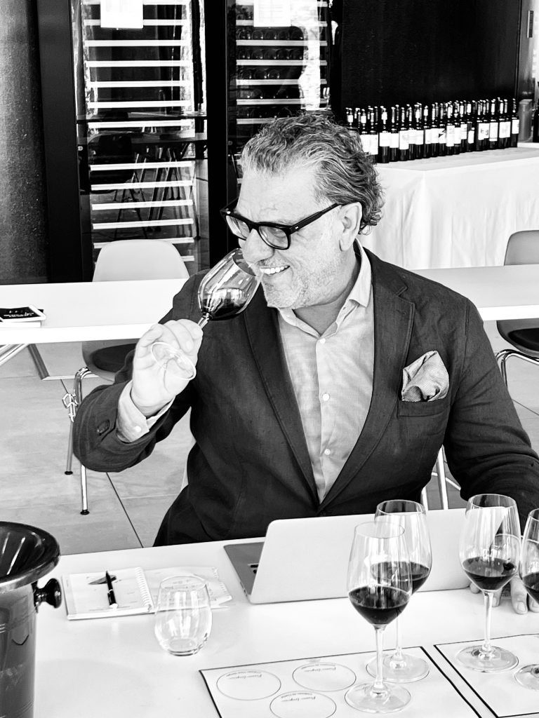 Weinexperte, Sommelier, Weinverkostung, Weinwissen, Weinblog, Weinmagazin, Weinliebhaber, Weinpodcast, Weinprobe, Weinreise, Weinjournalismus, Weinkultur, Weinszene, Weinbranche, Weinwirtschaft, Weinverkauf, Weingeschäft, Weingut, Weinherstellung, Weinproduktion, Winzer, Weinhändler, Weindegustation, Weinbewertung, Weinbeschreibung, Weinanalyse, Weinkritik, Weinsensorik, Weinverkostungsnotizen, Weinempfehlung, Weinführer, Weinkarte, Weintipps, Weinpreise, Weinbewertungen, Weinexpertenmeinung, Weinfachhandel, Weinauswahl, Weinkeller, Weinausbau, Weinreben, Weinbau, Terroir, Weinregion, Weinbaugebiet, Weinbauklima, Weinberge, Weinlese, Rebsorten, Weintrauben, Weißwein, Rotwein, Roséwein, Schaumwein, Sekt, Champagner, Naturwein, Bio-Wein, biodynamischer Wein, Orange Wine, Pet Nat, Süßwein, Dessertwein, Eiswein, Spätlese, Kabinett, Trockenbeerenauslese, Qualitätswein, Prädikatswein, Tafelwein, Landwein, Grand Cru, Premier Cru, Barrique, Holzfass, Edelstahltank, Weinlagerung, Weinreifung, Flaschenreifung, Dekantieren, Karaffieren, Weinservice, Weingläser, Weinzubehör, Weinzubehör kaufen, Weinlager, Weinshop, Online-Weinhandel, Weinbestellung, Weinempfehlungen, Weinpreise vergleichen, Weingeschenke, Weinpräsent, Weinveranstaltungen, Weinfestival, Weinmesse, Weinseminar, Weinprobe buchen, Online-Weinprobe, Virtuelle Weinprobe, Weinabend, Weinerlebnis, Wein & Speisen, Weinpairing, Foodpairing, Käse und Wein, Wein und Fleisch, Wein und Fisch, Veganer Wein, Vegetarische Weinbegleitung, Sommelier-Tipps, Weinlexikon, Weinwissen für Anfänger, Weinwissen für Fortgeschrittene, Wein online kaufen, Wein-Abo, Weinclub, Weinbar, Weinlokal, Weinrestaurant, Sternekoch und Wein, Gourmet-Wein, Luxuswein, Raritätenwein, Weinraritäten, Alte Weine, Weinlagerung zuhause, Weinkühlschrank, Weinsammlung, Wein als Investment, Weinauktionen, Weinpreise Entwicklung, Weintrends, Naturwein-Trend, Nachhaltiger Wein, Faire Weine, Low Intervention Wine, Wein Podcast, Wein-Influencer, Weinblogger, Weinkritiker, Weinbewertungen online, Weinvergleich, Weinmarketing, Weinbranding, Weinhandel digital, Direktimport Wein, Exklusive Weine, Boutique-Wein, Familienweingut, Weingüter Deutschland, Weingüter Frankreich, Weingüter Italien, Weingüter Spanien, Weingüter Österreich, Weingüter Portugal, Weingüter Kalifornien, Weingüter Australien, Weingüter Südafrika, Weinregion Bordeaux, Weinregion Burgund, Weinregion Toskana, Weinregion Rioja, Weinregion Mosel, Weinregion Rheingau, Weinregion Pfalz, Weinregion Wachau, Weinregion Mendoza, Weinregion Napa Valley, Weinregion Barossa Valley, Weinregion Stellenbosch, Weinregion Champagne, Weinregion Loire, Weinregion Chianti, Weinregion Priorat, Weinregion Douro, Weinregion Oregon, Weinregion Washington State, Weinregion Neuseeland, Spitzenweine, Fine Wine, Kultweine, Prestige-Weine, Weinspekulation, Weinrecht, Weinetikett, Weinflasche, Korken oder Schraubverschluss, Weinlagerkapazität, Weintemperatur, Serviertemperatur, Weinbelüftung, Weinoxidation, Weinchemie, Weinbiologie, Weinaromen, Weinaromatik, Geschmackskategorien Wein, Weinprofil, Weinsäure, Weintannin, Restzucker, Alkoholgehalt Wein, Schwefel im Wein, Sulfite im Wein, Weinfehler, korkiger Wein, Weinkristalle, Depot im Wein, Wein trübe, Wein dekantieren ja oder nein, Weingenuss, Weinphilosophie, Weinpassion.