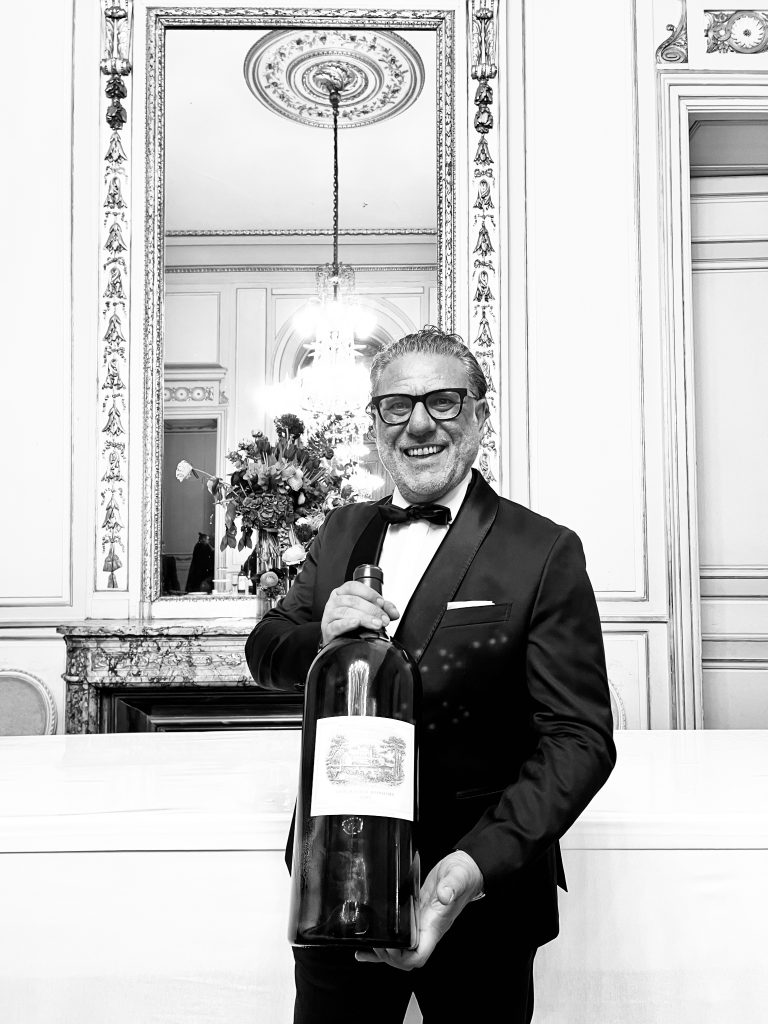 Weinexperte, Sommelier, Weinverkostung, Weinwissen, Weinblog, Weinmagazin, Weinliebhaber, Weinpodcast, Weinprobe, Weinreise, Weinjournalismus, Weinkultur, Weinszene, Weinbranche, Weinwirtschaft, Weinverkauf, Weingeschäft, Weingut, Weinherstellung, Weinproduktion, Winzer, Weinhändler, Weindegustation, Weinbewertung, Weinbeschreibung, Weinanalyse, Weinkritik, Weinsensorik, Weinverkostungsnotizen, Weinempfehlung, Weinführer, Weinkarte, Weintipps, Weinpreise, Weinbewertungen, Weinexpertenmeinung, Weinfachhandel, Weinauswahl, Weinkeller, Weinausbau, Weinreben, Weinbau, Terroir, Weinregion, Weinbaugebiet, Weinbauklima, Weinberge, Weinlese, Rebsorten, Weintrauben, Weißwein, Rotwein, Roséwein, Schaumwein, Sekt, Champagner, Naturwein, Bio-Wein, biodynamischer Wein, Orange Wine, Pet Nat, Süßwein, Dessertwein, Eiswein, Spätlese, Kabinett, Trockenbeerenauslese, Qualitätswein, Prädikatswein, Tafelwein, Landwein, Grand Cru, Premier Cru, Barrique, Holzfass, Edelstahltank, Weinlagerung, Weinreifung, Flaschenreifung, Dekantieren, Karaffieren, Weinservice, Weingläser, Weinzubehör, Weinzubehör kaufen, Weinlager, Weinshop, Online-Weinhandel, Weinbestellung, Weinempfehlungen, Weinpreise vergleichen, Weingeschenke, Weinpräsent, Weinveranstaltungen, Weinfestival, Weinmesse, Weinseminar, Weinprobe buchen, Online-Weinprobe, Virtuelle Weinprobe, Weinabend, Weinerlebnis, Wein & Speisen, Weinpairing, Foodpairing, Käse und Wein, Wein und Fleisch, Wein und Fisch, Veganer Wein, Vegetarische Weinbegleitung, Sommelier-Tipps, Weinlexikon, Weinwissen für Anfänger, Weinwissen für Fortgeschrittene, Wein online kaufen, Wein-Abo, Weinclub, Weinbar, Weinlokal, Weinrestaurant, Sternekoch und Wein, Gourmet-Wein, Luxuswein, Raritätenwein, Weinraritäten, Alte Weine, Weinlagerung zuhause, Weinkühlschrank, Weinsammlung, Wein als Investment, Weinauktionen, Weinpreise Entwicklung, Weintrends, Naturwein-Trend, Nachhaltiger Wein, Faire Weine, Low Intervention Wine, Wein Podcast, Wein-Influencer, Weinblogger, Weinkritiker, Weinbewertungen online, Weinvergleich, Weinmarketing, Weinbranding, Weinhandel digital, Direktimport Wein, Exklusive Weine, Boutique-Wein, Familienweingut, Weingüter Deutschland, Weingüter Frankreich, Weingüter Italien, Weingüter Spanien, Weingüter Österreich, Weingüter Portugal, Weingüter Kalifornien, Weingüter Australien, Weingüter Südafrika, Weinregion Bordeaux, Weinregion Burgund, Weinregion Toskana, Weinregion Rioja, Weinregion Mosel, Weinregion Rheingau, Weinregion Pfalz, Weinregion Wachau, Weinregion Mendoza, Weinregion Napa Valley, Weinregion Barossa Valley, Weinregion Stellenbosch, Weinregion Champagne, Weinregion Loire, Weinregion Chianti, Weinregion Priorat, Weinregion Douro, Weinregion Oregon, Weinregion Washington State, Weinregion Neuseeland, Spitzenweine, Fine Wine, Kultweine, Prestige-Weine, Weinspekulation, Weinrecht, Weinetikett, Weinflasche, Korken oder Schraubverschluss, Weinlagerkapazität, Weintemperatur, Serviertemperatur, Weinbelüftung, Weinoxidation, Weinchemie, Weinbiologie, Weinaromen, Weinaromatik, Geschmackskategorien Wein, Weinprofil, Weinsäure, Weintannin, Restzucker, Alkoholgehalt Wein, Schwefel im Wein, Sulfite im Wein, Weinfehler, korkiger Wein, Weinkristalle, Depot im Wein, Wein trübe, Wein dekantieren ja oder nein, Weingenuss, Weinphilosophie, Weinpassion.