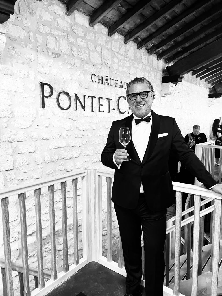 Weinexperte, Sommelier, Weinverkostung, Weinwissen, Weinblog, Weinmagazin, Weinliebhaber, Weinpodcast, Weinprobe, Weinreise, Weinjournalismus, Weinkultur, Weinszene, Weinbranche, Weinwirtschaft, Weinverkauf, Weingeschäft, Weingut, Weinherstellung, Weinproduktion, Winzer, Weinhändler, Weindegustation, Weinbewertung, Weinbeschreibung, Weinanalyse, Weinkritik, Weinsensorik, Weinverkostungsnotizen, Weinempfehlung, Weinführer, Weinkarte, Weintipps, Weinpreise, Weinbewertungen, Weinexpertenmeinung, Weinfachhandel, Weinauswahl, Weinkeller, Weinausbau, Weinreben, Weinbau, Terroir, Weinregion, Weinbaugebiet, Weinbauklima, Weinberge, Weinlese, Rebsorten, Weintrauben, Weißwein, Rotwein, Roséwein, Schaumwein, Sekt, Champagner, Naturwein, Bio-Wein, biodynamischer Wein, Orange Wine, Pet Nat, Süßwein, Dessertwein, Eiswein, Spätlese, Kabinett, Trockenbeerenauslese, Qualitätswein, Prädikatswein, Tafelwein, Landwein, Grand Cru, Premier Cru, Barrique, Holzfass, Edelstahltank, Weinlagerung, Weinreifung, Flaschenreifung, Dekantieren, Karaffieren, Weinservice, Weingläser, Weinzubehör, Weinzubehör kaufen, Weinlager, Weinshop, Online-Weinhandel, Weinbestellung, Weinempfehlungen, Weinpreise vergleichen, Weingeschenke, Weinpräsent, Weinveranstaltungen, Weinfestival, Weinmesse, Weinseminar, Weinprobe buchen, Online-Weinprobe, Virtuelle Weinprobe, Weinabend, Weinerlebnis, Wein & Speisen, Weinpairing, Foodpairing, Käse und Wein, Wein und Fleisch, Wein und Fisch, Veganer Wein, Vegetarische Weinbegleitung, Sommelier-Tipps, Weinlexikon, Weinwissen für Anfänger, Weinwissen für Fortgeschrittene, Wein online kaufen, Wein-Abo, Weinclub, Weinbar, Weinlokal, Weinrestaurant, Sternekoch und Wein, Gourmet-Wein, Luxuswein, Raritätenwein, Weinraritäten, Alte Weine, Weinlagerung zuhause, Weinkühlschrank, Weinsammlung, Wein als Investment, Weinauktionen, Weinpreise Entwicklung, Weintrends, Naturwein-Trend, Nachhaltiger Wein, Faire Weine, Low Intervention Wine, Wein Podcast, Wein-Influencer, Weinblogger, Weinkritiker, Weinbewertungen online, Weinvergleich, Weinmarketing, Weinbranding, Weinhandel digital, Direktimport Wein, Exklusive Weine, Boutique-Wein, Familienweingut, Weingüter Deutschland, Weingüter Frankreich, Weingüter Italien, Weingüter Spanien, Weingüter Österreich, Weingüter Portugal, Weingüter Kalifornien, Weingüter Australien, Weingüter Südafrika, Weinregion Bordeaux, Weinregion Burgund, Weinregion Toskana, Weinregion Rioja, Weinregion Mosel, Weinregion Rheingau, Weinregion Pfalz, Weinregion Wachau, Weinregion Mendoza, Weinregion Napa Valley, Weinregion Barossa Valley, Weinregion Stellenbosch, Weinregion Champagne, Weinregion Loire, Weinregion Chianti, Weinregion Priorat, Weinregion Douro, Weinregion Oregon, Weinregion Washington State, Weinregion Neuseeland, Spitzenweine, Fine Wine, Kultweine, Prestige-Weine, Weinspekulation, Weinrecht, Weinetikett, Weinflasche, Korken oder Schraubverschluss, Weinlagerkapazität, Weintemperatur, Serviertemperatur, Weinbelüftung, Weinoxidation, Weinchemie, Weinbiologie, Weinaromen, Weinaromatik, Geschmackskategorien Wein, Weinprofil, Weinsäure, Weintannin, Restzucker, Alkoholgehalt Wein, Schwefel im Wein, Sulfite im Wein, Weinfehler, korkiger Wein, Weinkristalle, Depot im Wein, Wein trübe, Wein dekantieren ja oder nein, Weingenuss, Weinphilosophie, Weinpassion.