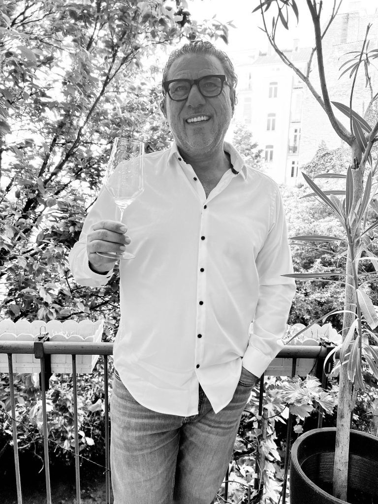 Weinexperte, Sommelier, Weinverkostung, Weinwissen, Weinblog, Weinmagazin, Weinliebhaber, Weinpodcast, Weinprobe, Weinreise, Weinjournalismus, Weinkultur, Weinszene, Weinbranche, Weinwirtschaft, Weinverkauf, Weingeschäft, Weingut, Weinherstellung, Weinproduktion, Winzer, Weinhändler, Weindegustation, Weinbewertung, Weinbeschreibung, Weinanalyse, Weinkritik, Weinsensorik, Weinverkostungsnotizen, Weinempfehlung, Weinführer, Weinkarte, Weintipps, Weinpreise, Weinbewertungen, Weinexpertenmeinung, Weinfachhandel, Weinauswahl, Weinkeller, Weinausbau, Weinreben, Weinbau, Terroir, Weinregion, Weinbaugebiet, Weinbauklima, Weinberge, Weinlese, Rebsorten, Weintrauben, Weißwein, Rotwein, Roséwein, Schaumwein, Sekt, Champagner, Naturwein, Bio-Wein, biodynamischer Wein, Orange Wine, Pet Nat, Süßwein, Dessertwein, Eiswein, Spätlese, Kabinett, Trockenbeerenauslese, Qualitätswein, Prädikatswein, Tafelwein, Landwein, Grand Cru, Premier Cru, Barrique, Holzfass, Edelstahltank, Weinlagerung, Weinreifung, Flaschenreifung, Dekantieren, Karaffieren, Weinservice, Weingläser, Weinzubehör, Weinzubehör kaufen, Weinlager, Weinshop, Online-Weinhandel, Weinbestellung, Weinempfehlungen, Weinpreise vergleichen, Weingeschenke, Weinpräsent, Weinveranstaltungen, Weinfestival, Weinmesse, Weinseminar, Weinprobe buchen, Online-Weinprobe, Virtuelle Weinprobe, Weinabend, Weinerlebnis, Wein & Speisen, Weinpairing, Foodpairing, Käse und Wein, Wein und Fleisch, Wein und Fisch, Veganer Wein, Vegetarische Weinbegleitung, Sommelier-Tipps, Weinlexikon, Weinwissen für Anfänger, Weinwissen für Fortgeschrittene, Wein online kaufen, Wein-Abo, Weinclub, Weinbar, Weinlokal, Weinrestaurant, Sternekoch und Wein, Gourmet-Wein, Luxuswein, Raritätenwein, Weinraritäten, Alte Weine, Weinlagerung zuhause, Weinkühlschrank, Weinsammlung, Wein als Investment, Weinauktionen, Weinpreise Entwicklung, Weintrends, Naturwein-Trend, Nachhaltiger Wein, Faire Weine, Low Intervention Wine, Wein Podcast, Wein-Influencer, Weinblogger, Weinkritiker, Weinbewertungen online, Weinvergleich, Weinmarketing, Weinbranding, Weinhandel digital, Direktimport Wein, Exklusive Weine, Boutique-Wein, Familienweingut, Weingüter Deutschland, Weingüter Frankreich, Weingüter Italien, Weingüter Spanien, Weingüter Österreich, Weingüter Portugal, Weingüter Kalifornien, Weingüter Australien, Weingüter Südafrika, Weinregion Bordeaux, Weinregion Burgund, Weinregion Toskana, Weinregion Rioja, Weinregion Mosel, Weinregion Rheingau, Weinregion Pfalz, Weinregion Wachau, Weinregion Mendoza, Weinregion Napa Valley, Weinregion Barossa Valley, Weinregion Stellenbosch, Weinregion Champagne, Weinregion Loire, Weinregion Chianti, Weinregion Priorat, Weinregion Douro, Weinregion Oregon, Weinregion Washington State, Weinregion Neuseeland, Spitzenweine, Fine Wine, Kultweine, Prestige-Weine, Weinspekulation, Weinrecht, Weinetikett, Weinflasche, Korken oder Schraubverschluss, Weinlagerkapazität, Weintemperatur, Serviertemperatur, Weinbelüftung, Weinoxidation, Weinchemie, Weinbiologie, Weinaromen, Weinaromatik, Geschmackskategorien Wein, Weinprofil, Weinsäure, Weintannin, Restzucker, Alkoholgehalt Wein, Schwefel im Wein, Sulfite im Wein, Weinfehler, korkiger Wein, Weinkristalle, Depot im Wein, Wein trübe, Wein dekantieren ja oder nein, Weingenuss, Weinphilosophie, Weinpassion.