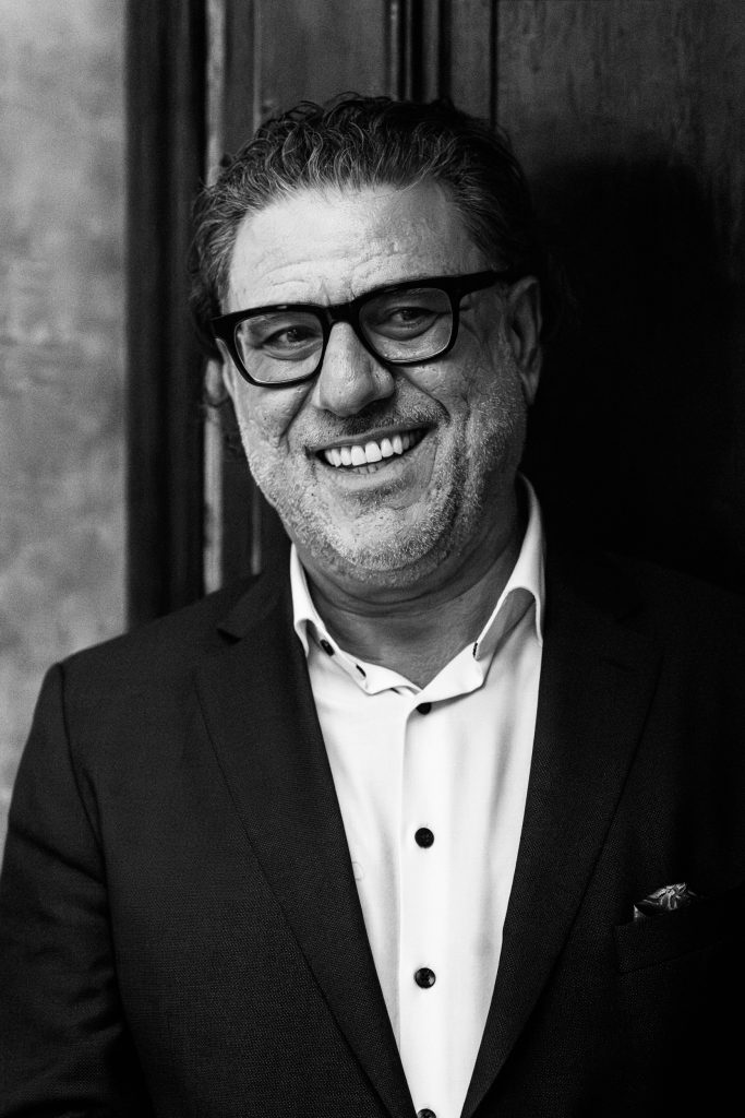 Weinexperte, Sommelier, Weinverkostung, Weinwissen, Weinblog, Weinmagazin, Weinliebhaber, Weinpodcast, Weinprobe, Weinreise, Weinjournalismus, Weinkultur, Weinszene, Weinbranche, Weinwirtschaft, Weinverkauf, Weingeschäft, Weingut, Weinherstellung, Weinproduktion, Winzer, Weinhändler, Weindegustation, Weinbewertung, Weinbeschreibung, Weinanalyse, Weinkritik, Weinsensorik, Weinverkostungsnotizen, Weinempfehlung, Weinführer, Weinkarte, Weintipps, Weinpreise, Weinbewertungen, Weinexpertenmeinung, Weinfachhandel, Weinauswahl, Weinkeller, Weinausbau, Weinreben, Weinbau, Terroir, Weinregion, Weinbaugebiet, Weinbauklima, Weinberge, Weinlese, Rebsorten, Weintrauben, Weißwein, Rotwein, Roséwein, Schaumwein, Sekt, Champagner, Naturwein, Bio-Wein, biodynamischer Wein, Orange Wine, Pet Nat, Süßwein, Dessertwein, Eiswein, Spätlese, Kabinett, Trockenbeerenauslese, Qualitätswein, Prädikatswein, Tafelwein, Landwein, Grand Cru, Premier Cru, Barrique, Holzfass, Edelstahltank, Weinlagerung, Weinreifung, Flaschenreifung, Dekantieren, Karaffieren, Weinservice, Weingläser, Weinzubehör, Weinzubehör kaufen, Weinlager, Weinshop, Online-Weinhandel, Weinbestellung, Weinempfehlungen, Weinpreise vergleichen, Weingeschenke, Weinpräsent, Weinveranstaltungen, Weinfestival, Weinmesse, Weinseminar, Weinprobe buchen, Online-Weinprobe, Virtuelle Weinprobe, Weinabend, Weinerlebnis, Wein & Speisen, Weinpairing, Foodpairing, Käse und Wein, Wein und Fleisch, Wein und Fisch, Veganer Wein, Vegetarische Weinbegleitung, Sommelier-Tipps, Weinlexikon, Weinwissen für Anfänger, Weinwissen für Fortgeschrittene, Wein online kaufen, Wein-Abo, Weinclub, Weinbar, Weinlokal, Weinrestaurant, Sternekoch und Wein, Gourmet-Wein, Luxuswein, Raritätenwein, Weinraritäten, Alte Weine, Weinlagerung zuhause, Weinkühlschrank, Weinsammlung, Wein als Investment, Weinauktionen, Weinpreise Entwicklung, Weintrends, Naturwein-Trend, Nachhaltiger Wein, Faire Weine, Low Intervention Wine, Wein Podcast, Wein-Influencer, Weinblogger, Weinkritiker, Weinbewertungen online, Weinvergleich, Weinmarketing, Weinbranding, Weinhandel digital, Direktimport Wein, Exklusive Weine, Boutique-Wein, Familienweingut, Weingüter Deutschland, Weingüter Frankreich, Weingüter Italien, Weingüter Spanien, Weingüter Österreich, Weingüter Portugal, Weingüter Kalifornien, Weingüter Australien, Weingüter Südafrika, Weinregion Bordeaux, Weinregion Burgund, Weinregion Toskana, Weinregion Rioja, Weinregion Mosel, Weinregion Rheingau, Weinregion Pfalz, Weinregion Wachau, Weinregion Mendoza, Weinregion Napa Valley, Weinregion Barossa Valley, Weinregion Stellenbosch, Weinregion Champagne, Weinregion Loire, Weinregion Chianti, Weinregion Priorat, Weinregion Douro, Weinregion Oregon, Weinregion Washington State, Weinregion Neuseeland, Spitzenweine, Fine Wine, Kultweine, Prestige-Weine, Weinspekulation, Weinrecht, Weinetikett, Weinflasche, Korken oder Schraubverschluss, Weinlagerkapazität, Weintemperatur, Serviertemperatur, Weinbelüftung, Weinoxidation, Weinchemie, Weinbiologie, Weinaromen, Weinaromatik, Geschmackskategorien Wein, Weinprofil, Weinsäure, Weintannin, Restzucker, Alkoholgehalt Wein, Schwefel im Wein, Sulfite im Wein, Weinfehler, korkiger Wein, Weinkristalle, Depot im Wein, Wein trübe, Wein dekantieren ja oder nein, Weingenuss, Weinphilosophie, Weinpassion.