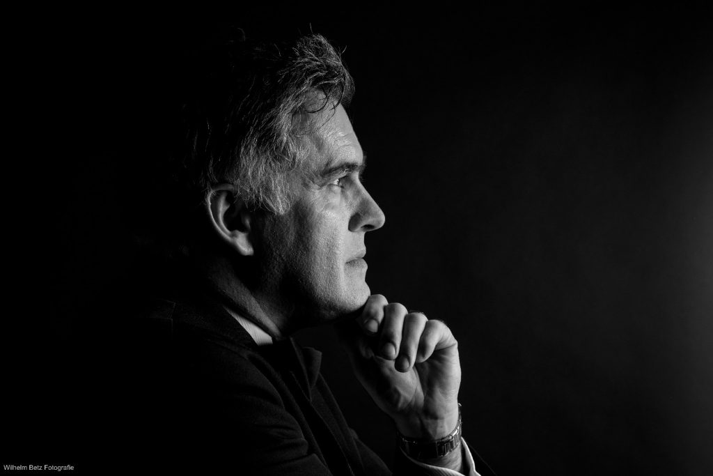 wein, weinsorte, rotwein, weißwein, roséwein, weingut, sommelier, sommellerie, weinprobe, weinverkostung, weinbewertung, weinwissen, weinbeschreibung, weincharakter, weinaromen, weinempfehlung, weinberatung, weintipp, weinpairing, foodpairing, weinbegleitung, wein und essen, wein zum fisch, wein zum steak, wein zu käse, wein zu pasta, wein zum dessert, weinmenü, fine dining, gastronomie, restaurantwein, haubenrestaurant, michelin, delice stuttgart, weinliste, weinkarte, weinauswahl, servicekultur, servicekunst, gastgeber, sommelierschule, sommelierschein, sommelierschulung, sensorik, weinsensorik, aromarad, geschmacksprofil, terroir, weinbau, weinrebe, rebsorte, weinberg, weinregion, herkunft, weinland, weinbaugebiet, deutschlandwein, italienwein, französischer wein, spanischer wein, österreichwein, schweizer wein, südafrika wein, kalifornien wein, napa valley, bordeaux, burgund, chianti, rioja, ribera del duero, moselwein, pfalzwein, rheingau, rheinhessen, frankenwein, badenwein, sachsenwein, saale-unstrut, elsasswein, piemontwein, barolo, barbaresco, brunello, amarone, valpolicella, prosecco, franciacorta, champagne, cremants, sekt, deutscher sekt, schaumwein, stillwein, natural wine, orange wine, biodynamischer wein, biowein, veganer wein, nachhaltiger wein, weinherstellung, kelterung, gärung, malolaktische gärung, ausbau, barrique, holzfass, edelstahltank, flaschenreife, dekantieren, karaffieren, weinservice, trinktemperatur, weinglas, zieher vision, zieher glass, burgunderglas, rieslingglas, universalglas, rotweinglas, weißweinglas, glasform, aromaentfaltung, glasempfehlung, weinlagerung, weinkeller, weinklimaschrank, weintemperierung, korken, schraubverschluss, naturkork, glasverschluss, korkfehler, oxidation, belüftung, sediment, depot, weinflecken, weinstein, weinfehler, schwefel, säure, restzucker, trocken, halbtrocken, feinherb, lieblich, süßwein, dessertwein, eiswein, beerenauslese, trockenbeerenauslese, spätlese, auslese, kabinett, pradikatswein, qualitätswein, tafelwein, landwein, weingesetz, appellation, docg, aoc, d.o., vdp, grosses gewächs, erste lage, weinbewertungssystem, parker punkte, falstaff punkte, vinum, wein plus, tasting note, verkostungsnotiz, farbe, bukett, duft, mundgefühl, struktur, körper, tannin, abgang, länge, komplexität, balance, mineralität, frucht, würze, florale noten, kräuter, vanille, toast, mokka, leder, erde, stein, graphite, salz, kalk, kirsche, pflaume, himbeere, brombeere, apfel, birne, zitrus, limette, grapefruit, ananas, mango, pfirsich, marille, honig, haselnuss, mandel, butter, karamell, rauch, pfeffer, balsamico, eukalyptus, menthol, kräuterwürze, kräuterduft, rosennote, veilchen, lavendel, wacholder, muskat, zimt, nelke, kumin, schokolade, kaffeebohne, toastbrot, hefe, brioche, kreide, mineralisch, floral, würzig, fruchtig, elegant, kräftig, rund, harmonisch, frisch, kühl, linear, lang, dicht, filigran, stoffig, samtig, cremig, lebendig, fein, komplex, tief, delikat, zart, salzig, kalkig, rauchig, reif, jugendlich, balanciert, animierend, expressiv, subtil, konzentriert, trinkreif, lagerfähig, jahrgang, jahrgangstiefe, jahrgangsvergleich, klimawandel, hitzejahrgang, weinqualität, erntezeitpunkt, handlese, selektion, weinlese, mostgewicht, oechsle, weinsäure, weinzucker, weinalkohol, alkoholgehalt, restzuckeranalyse, ph-wert, schwefelung, filtrierung, unfiltriert, weinbereitung, cuvée, reinsortig, assemblage, blend, fassprobe, bottling, degorgieren, dégorgement, dosage, brut, extra brut, sec, demi sec, doux, reserve, vintage, non vintage, jahrgangssekt, prestige cuvée, grand cru, premier cru, village, cru classé, estate, domaine, tenuta, bodega, château, weingutsführung, weinverkauf, weinhandlung, onlineweinhandel, weinshop, vinothek, weinmesse, weinevent, weinfestival, weingala, weinreise, weintourismus, tasting flight, masterclass, sommelierschule, weinakademie, weinseminar, sensoriktraining, degustation, blindverkostung, vergleichsprobe, horizontale verkostung, vertikale verkostung, weinbeschreibung schreiben, tasting note vorlage, aroma erkennen, wein bewerten, wein empfehlen, best wine germany, best sommeliers, deutscher sommelierverband, wset, court of master sommeliers, weinexperte, weinkritiker, weinjournalismus, weinblog, weinpodcast, weinmagazin, weinwissen online, gastrokultur, kulinarik, gourmet, fine dining szene, sterneküche, haubenküche, pairing idee, menübegleitung, amuse bouche, wein zum käse, wein zum dessert, aperitif, digestif, wein und sake, sakepairing, champagnerpairing, rosétrends, naturalwine trend, orange wine trend, zero dosage, low intervention, slow wine, nachhaltigkeit im weinbau, regenerative weinwirtschaft, biodynamik, demeter, ecovin, fair’n green, klimaneutraler wein, co2 bilanz wein, glas vs bag in box, wein innovation, alkoholfreier wein, entalkoholisierter wein, wein ohne alkohol, wein mit wenig alkohol, leichte weine, sommerwein, winterwein, festtagswein, weihnachtswein, osterwein, grillwein, terrassewein, picknickwein, aperitifwein, brunchwein, valentinstag wein, muttertag wein, geschenkwein, weingeschenk, firmengeschenk, personalisiertes etikett, flaschenetikett, etikettendesign, korkenzieher, sommeliermesser, dekantierkaraffe, weinausgießer, weinthermometer, flaschenverschluss, weinaccessoires, weinreinigung, glasreinigung, weinglaspolitur, weingläser kaufen, zieher gläser, zieher vision balance, zieher vision intense, zieher vision fresh, zieher vision straight, zieher vision graceful, zieher vision rich, zieher vision delicate, glastest, aromaentwicklung, gläservergleich, weinservice im restaurant, serviceprotokoll, mise en place wein, gastansprache, storytelling am tisch, weinphilosophie, emotion im service, gastzufriedenheit, feinsinn, wein und kultur, wein und kunst, wein und musik, wein und literatur, wein und reisen, weinregion italien, weinregion frankreich, weinregion deutschland, region stuttgart, wein aus württemberg, neckartal wein, remstal, heilbronner weinstraße, wein aus der pfalz, wein aus baden, wein aus franken, wein aus der mosel, rheingau riesling, pfälzer chardonnay, deutscher pinot noir, spätburgunder, grauburgunder, weissburgunder, silvaner, riesling, sauvignon blanc, muskateller, scheurebe, gewürztraminer, chardonnay, pinot blanc, pinot gris, pinot noir, nebbiolo, sangiovese, tempranillo, cabernet sauvignon, merlot, syrah, grenache, carignan, malbec, zinfandel, shiraz, touriga nacional, albariño, vermentino, verdejo, grüner veltliner, blaufränkisch, zweigelt, saint laurent, tannat, barbera, dolcetto, aglianico, nero d’avola, cortese, garganega, viognier, marsanne, roussanne, chenin blanc, rieslaner, muscadet, viura, clairette, semillon, weintrend, sommelierszene, weinkultur deutschland, europäische weinkultur, neue weinwelt, alte welt wein, moderne weininterpretation, weinphilosophie, serviceleidenschaft, gastgeberschaft, sinneswahrnehmung, geschmackstraining, feine aromatik, elegance im glas, balance im wein, weincharme, weinleidenschaft, genusskultur, lebensfreude, genussmoment, stilvoll trinken, wein erleben, wein entdecken, wein verstehen, wein teilen, wein genießen, wein erleben podcast, sommelier interview, evangelos pattas, delice restaurant, stuttgart fine dining, silvio nitzsche podcast, sommeliers erzählen, weinwissen teilen, deutsche sommellerie, weinleidenschaft deutschland, kultur des genusses, wein und leben, kunst des servierens, stille eleganz, wein als beziehung, genuss im glas, handwerk im service, achtsamkeit im wein, feine noten, große momente, leben mit wein, service und seele, wein als sprache, die kunst des pairings.