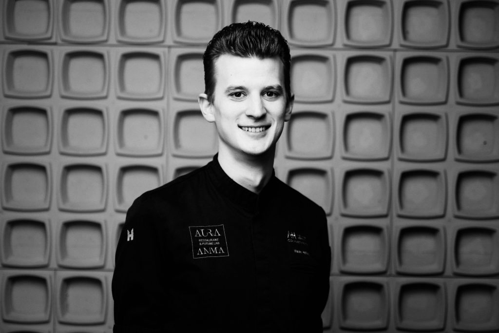 wein, weinsorte, rotwein, weißwein, roséwein, weingut, sommelier, sommellerie, weinprobe, weinverkostung, weinbewertung, weinwissen, weinbeschreibung, weincharakter, weinaromen, weinempfehlung, weinberatung, weintipp, weinpairing, foodpairing, weinbegleitung, wein und essen, wein zum fisch, wein zum steak, wein zu käse, wein zu pasta, wein zum dessert, weinmenü, fine dining, gastronomie, restaurantwein, haubenrestaurant, michelin, delice stuttgart, weinliste, weinkarte, weinauswahl, servicekultur, servicekunst, gastgeber, sommelierschule, sommelierschein, sommelierschulung, sensorik, weinsensorik, aromarad, geschmacksprofil, terroir, weinbau, weinrebe, rebsorte, weinberg, weinregion, herkunft, weinland, weinbaugebiet, deutschlandwein, italienwein, französischer wein, spanischer wein, österreichwein, schweizer wein, südafrika wein, kalifornien wein, napa valley, bordeaux, burgund, chianti, rioja, ribera del duero, moselwein, pfalzwein, rheingau, rheinhessen, frankenwein, badenwein, sachsenwein, saale-unstrut, elsasswein, piemontwein, barolo, barbaresco, brunello, amarone, valpolicella, prosecco, franciacorta, champagne, cremants, sekt, deutscher sekt, schaumwein, stillwein, natural wine, orange wine, biodynamischer wein, biowein, veganer wein, nachhaltiger wein, weinherstellung, kelterung, gärung, malolaktische gärung, ausbau, barrique, holzfass, edelstahltank, flaschenreife, dekantieren, karaffieren, weinservice, trinktemperatur, weinglas, zieher vision, zieher glass, burgunderglas, rieslingglas, universalglas, rotweinglas, weißweinglas, glasform, aromaentfaltung, glasempfehlung, weinlagerung, weinkeller, weinklimaschrank, weintemperierung, korken, schraubverschluss, naturkork, glasverschluss, korkfehler, oxidation, belüftung, sediment, depot, weinflecken, weinstein, weinfehler, schwefel, säure, restzucker, trocken, halbtrocken, feinherb, lieblich, süßwein, dessertwein, eiswein, beerenauslese, trockenbeerenauslese, spätlese, auslese, kabinett, pradikatswein, qualitätswein, tafelwein, landwein, weingesetz, appellation, docg, aoc, d.o., vdp, grosses gewächs, erste lage, weinbewertungssystem, parker punkte, falstaff punkte, vinum, wein plus, tasting note, verkostungsnotiz, farbe, bukett, duft, mundgefühl, struktur, körper, tannin, abgang, länge, komplexität, balance, mineralität, frucht, würze, florale noten, kräuter, vanille, toast, mokka, leder, erde, stein, graphite, salz, kalk, kirsche, pflaume, himbeere, brombeere, apfel, birne, zitrus, limette, grapefruit, ananas, mango, pfirsich, marille, honig, haselnuss, mandel, butter, karamell, rauch, pfeffer, balsamico, eukalyptus, menthol, kräuterwürze, kräuterduft, rosennote, veilchen, lavendel, wacholder, muskat, zimt, nelke, kumin, schokolade, kaffeebohne, toastbrot, hefe, brioche, kreide, mineralisch, floral, würzig, fruchtig, elegant, kräftig, rund, harmonisch, frisch, kühl, linear, lang, dicht, filigran, stoffig, samtig, cremig, lebendig, fein, komplex, tief, delikat, zart, salzig, kalkig, rauchig, reif, jugendlich, balanciert, animierend, expressiv, subtil, konzentriert, trinkreif, lagerfähig, jahrgang, jahrgangstiefe, jahrgangsvergleich, klimawandel, hitzejahrgang, weinqualität, erntezeitpunkt, handlese, selektion, weinlese, mostgewicht, oechsle, weinsäure, weinzucker, weinalkohol, alkoholgehalt, restzuckeranalyse, ph-wert, schwefelung, filtrierung, unfiltriert, weinbereitung, cuvée, reinsortig, assemblage, blend, fassprobe, bottling, degorgieren, dégorgement, dosage, brut, extra brut, sec, demi sec, doux, reserve, vintage, non vintage, jahrgangssekt, prestige cuvée, grand cru, premier cru, village, cru classé, estate, domaine, tenuta, bodega, château, weingutsführung, weinverkauf, weinhandlung, onlineweinhandel, weinshop, vinothek, weinmesse, weinevent, weinfestival, weingala, weinreise, weintourismus, tasting flight, masterclass, sommelierschule, weinakademie, weinseminar, sensoriktraining, degustation, blindverkostung, vergleichsprobe, horizontale verkostung, vertikale verkostung, weinbeschreibung schreiben, tasting note vorlage, aroma erkennen, wein bewerten, wein empfehlen, best wine germany, best sommeliers, deutscher sommelierverband, wset, court of master sommeliers, weinexperte, weinkritiker, weinjournalismus, weinblog, weinpodcast, weinmagazin, weinwissen online, gastrokultur, kulinarik, gourmet, fine dining szene, sterneküche, haubenküche, pairing idee, menübegleitung, amuse bouche, wein zum käse, wein zum dessert, aperitif, digestif, wein und sake, sakepairing, champagnerpairing, rosétrends, naturalwine trend, orange wine trend, zero dosage, low intervention, slow wine, nachhaltigkeit im weinbau, regenerative weinwirtschaft, biodynamik, demeter, ecovin, fair’n green, klimaneutraler wein, co2 bilanz wein, glas vs bag in box, wein innovation, alkoholfreier wein, entalkoholisierter wein, wein ohne alkohol, wein mit wenig alkohol, leichte weine, sommerwein, winterwein, festtagswein, weihnachtswein, osterwein, grillwein, terrassewein, picknickwein, aperitifwein, brunchwein, valentinstag wein, muttertag wein, geschenkwein, weingeschenk, firmengeschenk, personalisiertes etikett, flaschenetikett, etikettendesign, korkenzieher, sommeliermesser, dekantierkaraffe, weinausgießer, weinthermometer, flaschenverschluss, weinaccessoires, weinreinigung, glasreinigung, weinglaspolitur, weingläser kaufen, zieher gläser, zieher vision balance, zieher vision intense, zieher vision fresh, zieher vision straight, zieher vision graceful, zieher vision rich, zieher vision delicate, glastest, aromaentwicklung, gläservergleich, weinservice im restaurant, serviceprotokoll, mise en place wein, gastansprache, storytelling am tisch, weinphilosophie, emotion im service, gastzufriedenheit, feinsinn, wein und kultur, wein und kunst, wein und musik, wein und literatur, wein und reisen, weinregion italien, weinregion frankreich, weinregion deutschland, region stuttgart, wein aus württemberg, neckartal wein, remstal, heilbronner weinstraße, wein aus der pfalz, wein aus baden, wein aus franken, wein aus der mosel, rheingau riesling, pfälzer chardonnay, deutscher pinot noir, spätburgunder, grauburgunder, weissburgunder, silvaner, riesling, sauvignon blanc, muskateller, scheurebe, gewürztraminer, chardonnay, pinot blanc, pinot gris, pinot noir, nebbiolo, sangiovese, tempranillo, cabernet sauvignon, merlot, syrah, grenache, carignan, malbec, zinfandel, shiraz, touriga nacional, albariño, vermentino, verdejo, grüner veltliner, blaufränkisch, zweigelt, saint laurent, tannat, barbera, dolcetto, aglianico, nero d’avola, cortese, garganega, viognier, marsanne, roussanne, chenin blanc, rieslaner, muscadet, viura, clairette, semillon, weintrend, sommelierszene, weinkultur deutschland, europäische weinkultur, neue weinwelt, alte welt wein, moderne weininterpretation, weinphilosophie, serviceleidenschaft, gastgeberschaft, sinneswahrnehmung, geschmackstraining, feine aromatik, elegance im glas, balance im wein, weincharme, weinleidenschaft, genusskultur, lebensfreude, genussmoment, stilvoll trinken, wein erleben, wein entdecken, wein verstehen, wein teilen, wein genießen, wein erleben podcast, sommelier interview, evangelos pattas, delice restaurant, stuttgart fine dining, silvio nitzsche podcast, sommeliers erzählen, weinwissen teilen, deutsche sommellerie, weinleidenschaft deutschland, kultur des genusses, wein und leben, kunst des servierens, stille eleganz, wein als beziehung, genuss im glas, handwerk im service, achtsamkeit im wein, feine noten, große momente, leben mit wein, service und seele, wein als sprache, die kunst des pairings.