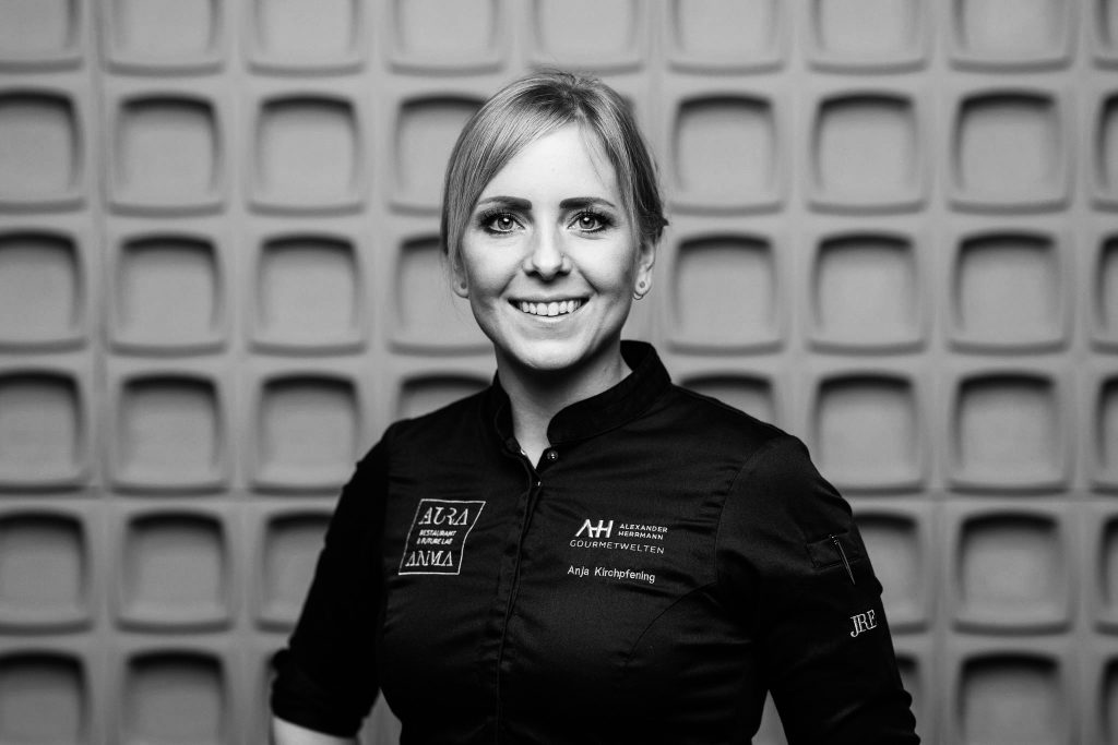 wein, weinsorte, rotwein, weißwein, roséwein, weingut, sommelier, sommellerie, weinprobe, weinverkostung, weinbewertung, weinwissen, weinbeschreibung, weincharakter, weinaromen, weinempfehlung, weinberatung, weintipp, weinpairing, foodpairing, weinbegleitung, wein und essen, wein zum fisch, wein zum steak, wein zu käse, wein zu pasta, wein zum dessert, weinmenü, fine dining, gastronomie, restaurantwein, haubenrestaurant, michelin, delice stuttgart, weinliste, weinkarte, weinauswahl, servicekultur, servicekunst, gastgeber, sommelierschule, sommelierschein, sommelierschulung, sensorik, weinsensorik, aromarad, geschmacksprofil, terroir, weinbau, weinrebe, rebsorte, weinberg, weinregion, herkunft, weinland, weinbaugebiet, deutschlandwein, italienwein, französischer wein, spanischer wein, österreichwein, schweizer wein, südafrika wein, kalifornien wein, napa valley, bordeaux, burgund, chianti, rioja, ribera del duero, moselwein, pfalzwein, rheingau, rheinhessen, frankenwein, badenwein, sachsenwein, saale-unstrut, elsasswein, piemontwein, barolo, barbaresco, brunello, amarone, valpolicella, prosecco, franciacorta, champagne, cremants, sekt, deutscher sekt, schaumwein, stillwein, natural wine, orange wine, biodynamischer wein, biowein, veganer wein, nachhaltiger wein, weinherstellung, kelterung, gärung, malolaktische gärung, ausbau, barrique, holzfass, edelstahltank, flaschenreife, dekantieren, karaffieren, weinservice, trinktemperatur, weinglas, zieher vision, zieher glass, burgunderglas, rieslingglas, universalglas, rotweinglas, weißweinglas, glasform, aromaentfaltung, glasempfehlung, weinlagerung, weinkeller, weinklimaschrank, weintemperierung, korken, schraubverschluss, naturkork, glasverschluss, korkfehler, oxidation, belüftung, sediment, depot, weinflecken, weinstein, weinfehler, schwefel, säure, restzucker, trocken, halbtrocken, feinherb, lieblich, süßwein, dessertwein, eiswein, beerenauslese, trockenbeerenauslese, spätlese, auslese, kabinett, pradikatswein, qualitätswein, tafelwein, landwein, weingesetz, appellation, docg, aoc, d.o., vdp, grosses gewächs, erste lage, weinbewertungssystem, parker punkte, falstaff punkte, vinum, wein plus, tasting note, verkostungsnotiz, farbe, bukett, duft, mundgefühl, struktur, körper, tannin, abgang, länge, komplexität, balance, mineralität, frucht, würze, florale noten, kräuter, vanille, toast, mokka, leder, erde, stein, graphite, salz, kalk, kirsche, pflaume, himbeere, brombeere, apfel, birne, zitrus, limette, grapefruit, ananas, mango, pfirsich, marille, honig, haselnuss, mandel, butter, karamell, rauch, pfeffer, balsamico, eukalyptus, menthol, kräuterwürze, kräuterduft, rosennote, veilchen, lavendel, wacholder, muskat, zimt, nelke, kumin, schokolade, kaffeebohne, toastbrot, hefe, brioche, kreide, mineralisch, floral, würzig, fruchtig, elegant, kräftig, rund, harmonisch, frisch, kühl, linear, lang, dicht, filigran, stoffig, samtig, cremig, lebendig, fein, komplex, tief, delikat, zart, salzig, kalkig, rauchig, reif, jugendlich, balanciert, animierend, expressiv, subtil, konzentriert, trinkreif, lagerfähig, jahrgang, jahrgangstiefe, jahrgangsvergleich, klimawandel, hitzejahrgang, weinqualität, erntezeitpunkt, handlese, selektion, weinlese, mostgewicht, oechsle, weinsäure, weinzucker, weinalkohol, alkoholgehalt, restzuckeranalyse, ph-wert, schwefelung, filtrierung, unfiltriert, weinbereitung, cuvée, reinsortig, assemblage, blend, fassprobe, bottling, degorgieren, dégorgement, dosage, brut, extra brut, sec, demi sec, doux, reserve, vintage, non vintage, jahrgangssekt, prestige cuvée, grand cru, premier cru, village, cru classé, estate, domaine, tenuta, bodega, château, weingutsführung, weinverkauf, weinhandlung, onlineweinhandel, weinshop, vinothek, weinmesse, weinevent, weinfestival, weingala, weinreise, weintourismus, tasting flight, masterclass, sommelierschule, weinakademie, weinseminar, sensoriktraining, degustation, blindverkostung, vergleichsprobe, horizontale verkostung, vertikale verkostung, weinbeschreibung schreiben, tasting note vorlage, aroma erkennen, wein bewerten, wein empfehlen, best wine germany, best sommeliers, deutscher sommelierverband, wset, court of master sommeliers, weinexperte, weinkritiker, weinjournalismus, weinblog, weinpodcast, weinmagazin, weinwissen online, gastrokultur, kulinarik, gourmet, fine dining szene, sterneküche, haubenküche, pairing idee, menübegleitung, amuse bouche, wein zum käse, wein zum dessert, aperitif, digestif, wein und sake, sakepairing, champagnerpairing, rosétrends, naturalwine trend, orange wine trend, zero dosage, low intervention, slow wine, nachhaltigkeit im weinbau, regenerative weinwirtschaft, biodynamik, demeter, ecovin, fair’n green, klimaneutraler wein, co2 bilanz wein, glas vs bag in box, wein innovation, alkoholfreier wein, entalkoholisierter wein, wein ohne alkohol, wein mit wenig alkohol, leichte weine, sommerwein, winterwein, festtagswein, weihnachtswein, osterwein, grillwein, terrassewein, picknickwein, aperitifwein, brunchwein, valentinstag wein, muttertag wein, geschenkwein, weingeschenk, firmengeschenk, personalisiertes etikett, flaschenetikett, etikettendesign, korkenzieher, sommeliermesser, dekantierkaraffe, weinausgießer, weinthermometer, flaschenverschluss, weinaccessoires, weinreinigung, glasreinigung, weinglaspolitur, weingläser kaufen, zieher gläser, zieher vision balance, zieher vision intense, zieher vision fresh, zieher vision straight, zieher vision graceful, zieher vision rich, zieher vision delicate, glastest, aromaentwicklung, gläservergleich, weinservice im restaurant, serviceprotokoll, mise en place wein, gastansprache, storytelling am tisch, weinphilosophie, emotion im service, gastzufriedenheit, feinsinn, wein und kultur, wein und kunst, wein und musik, wein und literatur, wein und reisen, weinregion italien, weinregion frankreich, weinregion deutschland, region stuttgart, wein aus württemberg, neckartal wein, remstal, heilbronner weinstraße, wein aus der pfalz, wein aus baden, wein aus franken, wein aus der mosel, rheingau riesling, pfälzer chardonnay, deutscher pinot noir, spätburgunder, grauburgunder, weissburgunder, silvaner, riesling, sauvignon blanc, muskateller, scheurebe, gewürztraminer, chardonnay, pinot blanc, pinot gris, pinot noir, nebbiolo, sangiovese, tempranillo, cabernet sauvignon, merlot, syrah, grenache, carignan, malbec, zinfandel, shiraz, touriga nacional, albariño, vermentino, verdejo, grüner veltliner, blaufränkisch, zweigelt, saint laurent, tannat, barbera, dolcetto, aglianico, nero d’avola, cortese, garganega, viognier, marsanne, roussanne, chenin blanc, rieslaner, muscadet, viura, clairette, semillon, weintrend, sommelierszene, weinkultur deutschland, europäische weinkultur, neue weinwelt, alte welt wein, moderne weininterpretation, weinphilosophie, serviceleidenschaft, gastgeberschaft, sinneswahrnehmung, geschmackstraining, feine aromatik, elegance im glas, balance im wein, weincharme, weinleidenschaft, genusskultur, lebensfreude, genussmoment, stilvoll trinken, wein erleben, wein entdecken, wein verstehen, wein teilen, wein genießen, wein erleben podcast, sommelier interview, evangelos pattas, delice restaurant, stuttgart fine dining, silvio nitzsche podcast, sommeliers erzählen, weinwissen teilen, deutsche sommellerie, weinleidenschaft deutschland, kultur des genusses, wein und leben, kunst des servierens, stille eleganz, wein als beziehung, genuss im glas, handwerk im service, achtsamkeit im wein, feine noten, große momente, leben mit wein, service und seele, wein als sprache, die kunst des pairings.