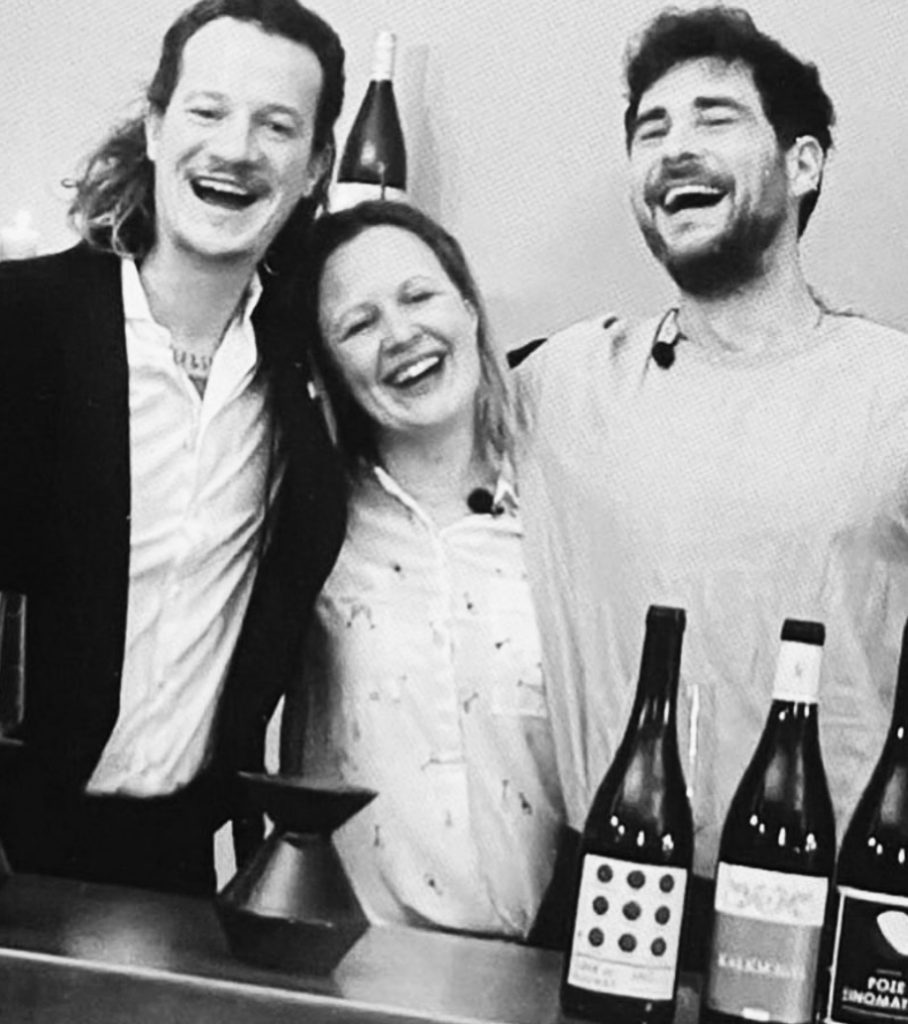 wein, weinsorte, rotwein, weißwein, roséwein, weingut, sommelier, sommellerie, weinprobe, weinverkostung, weinbewertung, weinwissen, weinbeschreibung, weincharakter, weinaromen, weinempfehlung, weinberatung, weintipp, weinpairing, foodpairing, weinbegleitung, wein und essen, wein zum fisch, wein zum steak, wein zu käse, wein zu pasta, wein zum dessert, weinmenü, fine dining, gastronomie, restaurantwein, haubenrestaurant, michelin, delice stuttgart, weinliste, weinkarte, weinauswahl, servicekultur, servicekunst, gastgeber, sommelierschule, sommelierschein, sommelierschulung, sensorik, weinsensorik, aromarad, geschmacksprofil, terroir, weinbau, weinrebe, rebsorte, weinberg, weinregion, herkunft, weinland, weinbaugebiet, deutschlandwein, italienwein, französischer wein, spanischer wein, österreichwein, schweizer wein, südafrika wein, kalifornien wein, napa valley, bordeaux, burgund, chianti, rioja, ribera del duero, moselwein, pfalzwein, rheingau, rheinhessen, frankenwein, badenwein, sachsenwein, saale-unstrut, elsasswein, piemontwein, barolo, barbaresco, brunello, amarone, valpolicella, prosecco, franciacorta, champagne, cremants, sekt, deutscher sekt, schaumwein, stillwein, natural wine, orange wine, biodynamischer wein, biowein, veganer wein, nachhaltiger wein, weinherstellung, kelterung, gärung, malolaktische gärung, ausbau, barrique, holzfass, edelstahltank, flaschenreife, dekantieren, karaffieren, weinservice, trinktemperatur, weinglas, zieher vision, zieher glass, burgunderglas, rieslingglas, universalglas, rotweinglas, weißweinglas, glasform, aromaentfaltung, glasempfehlung, weinlagerung, weinkeller, weinklimaschrank, weintemperierung, korken, schraubverschluss, naturkork, glasverschluss, korkfehler, oxidation, belüftung, sediment, depot, weinflecken, weinstein, weinfehler, schwefel, säure, restzucker, trocken, halbtrocken, feinherb, lieblich, süßwein, dessertwein, eiswein, beerenauslese, trockenbeerenauslese, spätlese, auslese, kabinett, pradikatswein, qualitätswein, tafelwein, landwein, weingesetz, appellation, docg, aoc, d.o., vdp, grosses gewächs, erste lage, weinbewertungssystem, parker punkte, falstaff punkte, vinum, wein plus, tasting note, verkostungsnotiz, farbe, bukett, duft, mundgefühl, struktur, körper, tannin, abgang, länge, komplexität, balance, mineralität, frucht, würze, florale noten, kräuter, vanille, toast, mokka, leder, erde, stein, graphite, salz, kalk, kirsche, pflaume, himbeere, brombeere, apfel, birne, zitrus, limette, grapefruit, ananas, mango, pfirsich, marille, honig, haselnuss, mandel, butter, karamell, rauch, pfeffer, balsamico, eukalyptus, menthol, kräuterwürze, kräuterduft, rosennote, veilchen, lavendel, wacholder, muskat, zimt, nelke, kumin, schokolade, kaffeebohne, toastbrot, hefe, brioche, kreide, mineralisch, floral, würzig, fruchtig, elegant, kräftig, rund, harmonisch, frisch, kühl, linear, lang, dicht, filigran, stoffig, samtig, cremig, lebendig, fein, komplex, tief, delikat, zart, salzig, kalkig, rauchig, reif, jugendlich, balanciert, animierend, expressiv, subtil, konzentriert, trinkreif, lagerfähig, jahrgang, jahrgangstiefe, jahrgangsvergleich, klimawandel, hitzejahrgang, weinqualität, erntezeitpunkt, handlese, selektion, weinlese, mostgewicht, oechsle, weinsäure, weinzucker, weinalkohol, alkoholgehalt, restzuckeranalyse, ph-wert, schwefelung, filtrierung, unfiltriert, weinbereitung, cuvée, reinsortig, assemblage, blend, fassprobe, bottling, degorgieren, dégorgement, dosage, brut, extra brut, sec, demi sec, doux, reserve, vintage, non vintage, jahrgangssekt, prestige cuvée, grand cru, premier cru, village, cru classé, estate, domaine, tenuta, bodega, château, weingutsführung, weinverkauf, weinhandlung, onlineweinhandel, weinshop, vinothek, weinmesse, weinevent, weinfestival, weingala, weinreise, weintourismus, tasting flight, masterclass, sommelierschule, weinakademie, weinseminar, sensoriktraining, degustation, blindverkostung, vergleichsprobe, horizontale verkostung, vertikale verkostung, weinbeschreibung schreiben, tasting note vorlage, aroma erkennen, wein bewerten, wein empfehlen, best wine germany, best sommeliers, deutscher sommelierverband, wset, court of master sommeliers, weinexperte, weinkritiker, weinjournalismus, weinblog, weinpodcast, weinmagazin, weinwissen online, gastrokultur, kulinarik, gourmet, fine dining szene, sterneküche, haubenküche, pairing idee, menübegleitung, amuse bouche, wein zum käse, wein zum dessert, aperitif, digestif, wein und sake, sakepairing, champagnerpairing, rosétrends, naturalwine trend, orange wine trend, zero dosage, low intervention, slow wine, nachhaltigkeit im weinbau, regenerative weinwirtschaft, biodynamik, demeter, ecovin, fair’n green, klimaneutraler wein, co2 bilanz wein, glas vs bag in box, wein innovation, alkoholfreier wein, entalkoholisierter wein, wein ohne alkohol, wein mit wenig alkohol, leichte weine, sommerwein, winterwein, festtagswein, weihnachtswein, osterwein, grillwein, terrassewein, picknickwein, aperitifwein, brunchwein, valentinstag wein, muttertag wein, geschenkwein, weingeschenk, firmengeschenk, personalisiertes etikett, flaschenetikett, etikettendesign, korkenzieher, sommeliermesser, dekantierkaraffe, weinausgießer, weinthermometer, flaschenverschluss, weinaccessoires, weinreinigung, glasreinigung, weinglaspolitur, weingläser kaufen, zieher gläser, zieher vision balance, zieher vision intense, zieher vision fresh, zieher vision straight, zieher vision graceful, zieher vision rich, zieher vision delicate, glastest, aromaentwicklung, gläservergleich, weinservice im restaurant, serviceprotokoll, mise en place wein, gastansprache, storytelling am tisch, weinphilosophie, emotion im service, gastzufriedenheit, feinsinn, wein und kultur, wein und kunst, wein und musik, wein und literatur, wein und reisen, weinregion italien, weinregion frankreich, weinregion deutschland, region stuttgart, wein aus württemberg, neckartal wein, remstal, heilbronner weinstraße, wein aus der pfalz, wein aus baden, wein aus franken, wein aus der mosel, rheingau riesling, pfälzer chardonnay, deutscher pinot noir, spätburgunder, grauburgunder, weissburgunder, silvaner, riesling, sauvignon blanc, muskateller, scheurebe, gewürztraminer, chardonnay, pinot blanc, pinot gris, pinot noir, nebbiolo, sangiovese, tempranillo, cabernet sauvignon, merlot, syrah, grenache, carignan, malbec, zinfandel, shiraz, touriga nacional, albariño, vermentino, verdejo, grüner veltliner, blaufränkisch, zweigelt, saint laurent, tannat, barbera, dolcetto, aglianico, nero d’avola, cortese, garganega, viognier, marsanne, roussanne, chenin blanc, rieslaner, muscadet, viura, clairette, semillon, weintrend, sommelierszene, weinkultur deutschland, europäische weinkultur, neue weinwelt, alte welt wein, moderne weininterpretation, weinphilosophie, serviceleidenschaft, gastgeberschaft, sinneswahrnehmung, geschmackstraining, feine aromatik, elegance im glas, balance im wein, weincharme, weinleidenschaft, genusskultur, lebensfreude, genussmoment, stilvoll trinken, wein erleben, wein entdecken, wein verstehen, wein teilen, wein genießen, wein erleben podcast, sommelier interview, evangelos pattas, delice restaurant, stuttgart fine dining, silvio nitzsche podcast, sommeliers erzählen, weinwissen teilen, deutsche sommellerie, weinleidenschaft deutschland, kultur des genusses, wein und leben, kunst des servierens, stille eleganz, wein als beziehung, genuss im glas, handwerk im service, achtsamkeit im wein, feine noten, große momente, leben mit wein, service und seele, wein als sprache, die kunst des pairings.