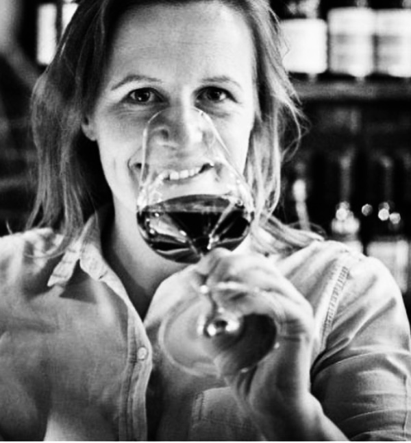 wein, weinsorte, rotwein, weißwein, roséwein, weingut, sommelier, sommellerie, weinprobe, weinverkostung, weinbewertung, weinwissen, weinbeschreibung, weincharakter, weinaromen, weinempfehlung, weinberatung, weintipp, weinpairing, foodpairing, weinbegleitung, wein und essen, wein zum fisch, wein zum steak, wein zu käse, wein zu pasta, wein zum dessert, weinmenü, fine dining, gastronomie, restaurantwein, haubenrestaurant, michelin, delice stuttgart, weinliste, weinkarte, weinauswahl, servicekultur, servicekunst, gastgeber, sommelierschule, sommelierschein, sommelierschulung, sensorik, weinsensorik, aromarad, geschmacksprofil, terroir, weinbau, weinrebe, rebsorte, weinberg, weinregion, herkunft, weinland, weinbaugebiet, deutschlandwein, italienwein, französischer wein, spanischer wein, österreichwein, schweizer wein, südafrika wein, kalifornien wein, napa valley, bordeaux, burgund, chianti, rioja, ribera del duero, moselwein, pfalzwein, rheingau, rheinhessen, frankenwein, badenwein, sachsenwein, saale-unstrut, elsasswein, piemontwein, barolo, barbaresco, brunello, amarone, valpolicella, prosecco, franciacorta, champagne, cremants, sekt, deutscher sekt, schaumwein, stillwein, natural wine, orange wine, biodynamischer wein, biowein, veganer wein, nachhaltiger wein, weinherstellung, kelterung, gärung, malolaktische gärung, ausbau, barrique, holzfass, edelstahltank, flaschenreife, dekantieren, karaffieren, weinservice, trinktemperatur, weinglas, zieher vision, zieher glass, burgunderglas, rieslingglas, universalglas, rotweinglas, weißweinglas, glasform, aromaentfaltung, glasempfehlung, weinlagerung, weinkeller, weinklimaschrank, weintemperierung, korken, schraubverschluss, naturkork, glasverschluss, korkfehler, oxidation, belüftung, sediment, depot, weinflecken, weinstein, weinfehler, schwefel, säure, restzucker, trocken, halbtrocken, feinherb, lieblich, süßwein, dessertwein, eiswein, beerenauslese, trockenbeerenauslese, spätlese, auslese, kabinett, pradikatswein, qualitätswein, tafelwein, landwein, weingesetz, appellation, docg, aoc, d.o., vdp, grosses gewächs, erste lage, weinbewertungssystem, parker punkte, falstaff punkte, vinum, wein plus, tasting note, verkostungsnotiz, farbe, bukett, duft, mundgefühl, struktur, körper, tannin, abgang, länge, komplexität, balance, mineralität, frucht, würze, florale noten, kräuter, vanille, toast, mokka, leder, erde, stein, graphite, salz, kalk, kirsche, pflaume, himbeere, brombeere, apfel, birne, zitrus, limette, grapefruit, ananas, mango, pfirsich, marille, honig, haselnuss, mandel, butter, karamell, rauch, pfeffer, balsamico, eukalyptus, menthol, kräuterwürze, kräuterduft, rosennote, veilchen, lavendel, wacholder, muskat, zimt, nelke, kumin, schokolade, kaffeebohne, toastbrot, hefe, brioche, kreide, mineralisch, floral, würzig, fruchtig, elegant, kräftig, rund, harmonisch, frisch, kühl, linear, lang, dicht, filigran, stoffig, samtig, cremig, lebendig, fein, komplex, tief, delikat, zart, salzig, kalkig, rauchig, reif, jugendlich, balanciert, animierend, expressiv, subtil, konzentriert, trinkreif, lagerfähig, jahrgang, jahrgangstiefe, jahrgangsvergleich, klimawandel, hitzejahrgang, weinqualität, erntezeitpunkt, handlese, selektion, weinlese, mostgewicht, oechsle, weinsäure, weinzucker, weinalkohol, alkoholgehalt, restzuckeranalyse, ph-wert, schwefelung, filtrierung, unfiltriert, weinbereitung, cuvée, reinsortig, assemblage, blend, fassprobe, bottling, degorgieren, dégorgement, dosage, brut, extra brut, sec, demi sec, doux, reserve, vintage, non vintage, jahrgangssekt, prestige cuvée, grand cru, premier cru, village, cru classé, estate, domaine, tenuta, bodega, château, weingutsführung, weinverkauf, weinhandlung, onlineweinhandel, weinshop, vinothek, weinmesse, weinevent, weinfestival, weingala, weinreise, weintourismus, tasting flight, masterclass, sommelierschule, weinakademie, weinseminar, sensoriktraining, degustation, blindverkostung, vergleichsprobe, horizontale verkostung, vertikale verkostung, weinbeschreibung schreiben, tasting note vorlage, aroma erkennen, wein bewerten, wein empfehlen, best wine germany, best sommeliers, deutscher sommelierverband, wset, court of master sommeliers, weinexperte, weinkritiker, weinjournalismus, weinblog, weinpodcast, weinmagazin, weinwissen online, gastrokultur, kulinarik, gourmet, fine dining szene, sterneküche, haubenküche, pairing idee, menübegleitung, amuse bouche, wein zum käse, wein zum dessert, aperitif, digestif, wein und sake, sakepairing, champagnerpairing, rosétrends, naturalwine trend, orange wine trend, zero dosage, low intervention, slow wine, nachhaltigkeit im weinbau, regenerative weinwirtschaft, biodynamik, demeter, ecovin, fair’n green, klimaneutraler wein, co2 bilanz wein, glas vs bag in box, wein innovation, alkoholfreier wein, entalkoholisierter wein, wein ohne alkohol, wein mit wenig alkohol, leichte weine, sommerwein, winterwein, festtagswein, weihnachtswein, osterwein, grillwein, terrassewein, picknickwein, aperitifwein, brunchwein, valentinstag wein, muttertag wein, geschenkwein, weingeschenk, firmengeschenk, personalisiertes etikett, flaschenetikett, etikettendesign, korkenzieher, sommeliermesser, dekantierkaraffe, weinausgießer, weinthermometer, flaschenverschluss, weinaccessoires, weinreinigung, glasreinigung, weinglaspolitur, weingläser kaufen, zieher gläser, zieher vision balance, zieher vision intense, zieher vision fresh, zieher vision straight, zieher vision graceful, zieher vision rich, zieher vision delicate, glastest, aromaentwicklung, gläservergleich, weinservice im restaurant, serviceprotokoll, mise en place wein, gastansprache, storytelling am tisch, weinphilosophie, emotion im service, gastzufriedenheit, feinsinn, wein und kultur, wein und kunst, wein und musik, wein und literatur, wein und reisen, weinregion italien, weinregion frankreich, weinregion deutschland, region stuttgart, wein aus württemberg, neckartal wein, remstal, heilbronner weinstraße, wein aus der pfalz, wein aus baden, wein aus franken, wein aus der mosel, rheingau riesling, pfälzer chardonnay, deutscher pinot noir, spätburgunder, grauburgunder, weissburgunder, silvaner, riesling, sauvignon blanc, muskateller, scheurebe, gewürztraminer, chardonnay, pinot blanc, pinot gris, pinot noir, nebbiolo, sangiovese, tempranillo, cabernet sauvignon, merlot, syrah, grenache, carignan, malbec, zinfandel, shiraz, touriga nacional, albariño, vermentino, verdejo, grüner veltliner, blaufränkisch, zweigelt, saint laurent, tannat, barbera, dolcetto, aglianico, nero d’avola, cortese, garganega, viognier, marsanne, roussanne, chenin blanc, rieslaner, muscadet, viura, clairette, semillon, weintrend, sommelierszene, weinkultur deutschland, europäische weinkultur, neue weinwelt, alte welt wein, moderne weininterpretation, weinphilosophie, serviceleidenschaft, gastgeberschaft, sinneswahrnehmung, geschmackstraining, feine aromatik, elegance im glas, balance im wein, weincharme, weinleidenschaft, genusskultur, lebensfreude, genussmoment, stilvoll trinken, wein erleben, wein entdecken, wein verstehen, wein teilen, wein genießen, wein erleben podcast, sommelier interview, evangelos pattas, delice restaurant, stuttgart fine dining, silvio nitzsche podcast, sommeliers erzählen, weinwissen teilen, deutsche sommellerie, weinleidenschaft deutschland, kultur des genusses, wein und leben, kunst des servierens, stille eleganz, wein als beziehung, genuss im glas, handwerk im service, achtsamkeit im wein, feine noten, große momente, leben mit wein, service und seele, wein als sprache, die kunst des pairings.