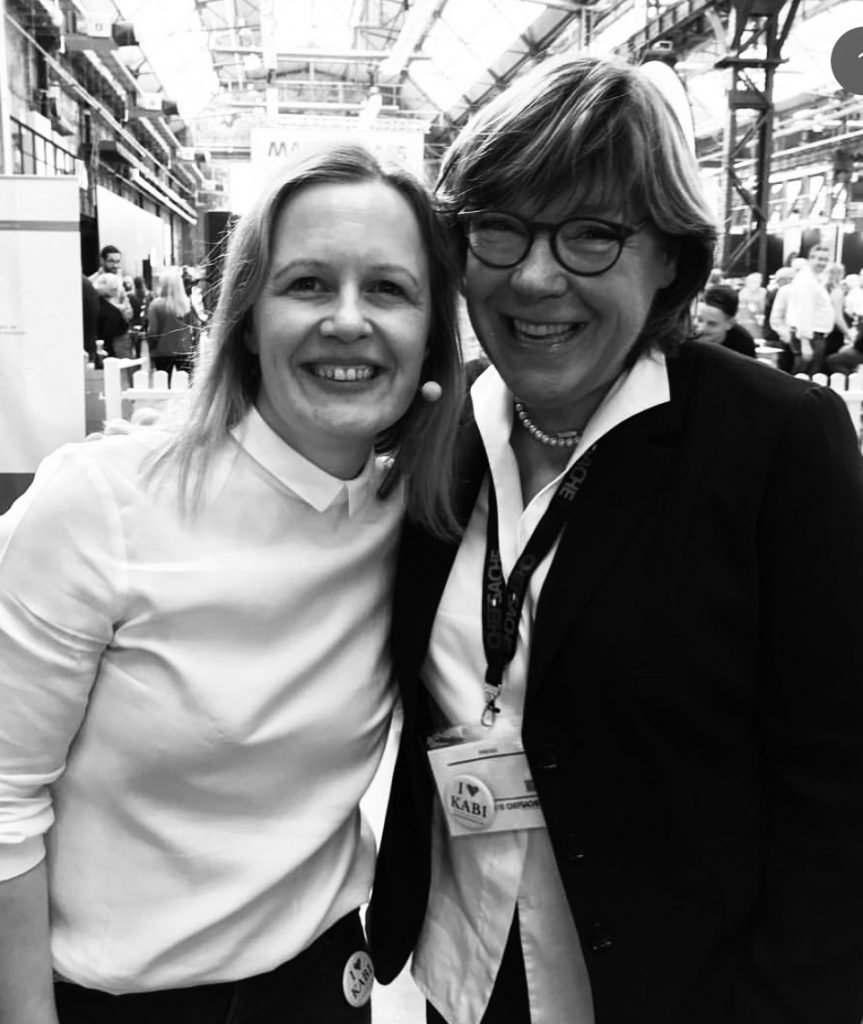 wein, weinsorte, rotwein, weißwein, roséwein, weingut, sommelier, sommellerie, weinprobe, weinverkostung, weinbewertung, weinwissen, weinbeschreibung, weincharakter, weinaromen, weinempfehlung, weinberatung, weintipp, weinpairing, foodpairing, weinbegleitung, wein und essen, wein zum fisch, wein zum steak, wein zu käse, wein zu pasta, wein zum dessert, weinmenü, fine dining, gastronomie, restaurantwein, haubenrestaurant, michelin, delice stuttgart, weinliste, weinkarte, weinauswahl, servicekultur, servicekunst, gastgeber, sommelierschule, sommelierschein, sommelierschulung, sensorik, weinsensorik, aromarad, geschmacksprofil, terroir, weinbau, weinrebe, rebsorte, weinberg, weinregion, herkunft, weinland, weinbaugebiet, deutschlandwein, italienwein, französischer wein, spanischer wein, österreichwein, schweizer wein, südafrika wein, kalifornien wein, napa valley, bordeaux, burgund, chianti, rioja, ribera del duero, moselwein, pfalzwein, rheingau, rheinhessen, frankenwein, badenwein, sachsenwein, saale-unstrut, elsasswein, piemontwein, barolo, barbaresco, brunello, amarone, valpolicella, prosecco, franciacorta, champagne, cremants, sekt, deutscher sekt, schaumwein, stillwein, natural wine, orange wine, biodynamischer wein, biowein, veganer wein, nachhaltiger wein, weinherstellung, kelterung, gärung, malolaktische gärung, ausbau, barrique, holzfass, edelstahltank, flaschenreife, dekantieren, karaffieren, weinservice, trinktemperatur, weinglas, zieher vision, zieher glass, burgunderglas, rieslingglas, universalglas, rotweinglas, weißweinglas, glasform, aromaentfaltung, glasempfehlung, weinlagerung, weinkeller, weinklimaschrank, weintemperierung, korken, schraubverschluss, naturkork, glasverschluss, korkfehler, oxidation, belüftung, sediment, depot, weinflecken, weinstein, weinfehler, schwefel, säure, restzucker, trocken, halbtrocken, feinherb, lieblich, süßwein, dessertwein, eiswein, beerenauslese, trockenbeerenauslese, spätlese, auslese, kabinett, pradikatswein, qualitätswein, tafelwein, landwein, weingesetz, appellation, docg, aoc, d.o., vdp, grosses gewächs, erste lage, weinbewertungssystem, parker punkte, falstaff punkte, vinum, wein plus, tasting note, verkostungsnotiz, farbe, bukett, duft, mundgefühl, struktur, körper, tannin, abgang, länge, komplexität, balance, mineralität, frucht, würze, florale noten, kräuter, vanille, toast, mokka, leder, erde, stein, graphite, salz, kalk, kirsche, pflaume, himbeere, brombeere, apfel, birne, zitrus, limette, grapefruit, ananas, mango, pfirsich, marille, honig, haselnuss, mandel, butter, karamell, rauch, pfeffer, balsamico, eukalyptus, menthol, kräuterwürze, kräuterduft, rosennote, veilchen, lavendel, wacholder, muskat, zimt, nelke, kumin, schokolade, kaffeebohne, toastbrot, hefe, brioche, kreide, mineralisch, floral, würzig, fruchtig, elegant, kräftig, rund, harmonisch, frisch, kühl, linear, lang, dicht, filigran, stoffig, samtig, cremig, lebendig, fein, komplex, tief, delikat, zart, salzig, kalkig, rauchig, reif, jugendlich, balanciert, animierend, expressiv, subtil, konzentriert, trinkreif, lagerfähig, jahrgang, jahrgangstiefe, jahrgangsvergleich, klimawandel, hitzejahrgang, weinqualität, erntezeitpunkt, handlese, selektion, weinlese, mostgewicht, oechsle, weinsäure, weinzucker, weinalkohol, alkoholgehalt, restzuckeranalyse, ph-wert, schwefelung, filtrierung, unfiltriert, weinbereitung, cuvée, reinsortig, assemblage, blend, fassprobe, bottling, degorgieren, dégorgement, dosage, brut, extra brut, sec, demi sec, doux, reserve, vintage, non vintage, jahrgangssekt, prestige cuvée, grand cru, premier cru, village, cru classé, estate, domaine, tenuta, bodega, château, weingutsführung, weinverkauf, weinhandlung, onlineweinhandel, weinshop, vinothek, weinmesse, weinevent, weinfestival, weingala, weinreise, weintourismus, tasting flight, masterclass, sommelierschule, weinakademie, weinseminar, sensoriktraining, degustation, blindverkostung, vergleichsprobe, horizontale verkostung, vertikale verkostung, weinbeschreibung schreiben, tasting note vorlage, aroma erkennen, wein bewerten, wein empfehlen, best wine germany, best sommeliers, deutscher sommelierverband, wset, court of master sommeliers, weinexperte, weinkritiker, weinjournalismus, weinblog, weinpodcast, weinmagazin, weinwissen online, gastrokultur, kulinarik, gourmet, fine dining szene, sterneküche, haubenküche, pairing idee, menübegleitung, amuse bouche, wein zum käse, wein zum dessert, aperitif, digestif, wein und sake, sakepairing, champagnerpairing, rosétrends, naturalwine trend, orange wine trend, zero dosage, low intervention, slow wine, nachhaltigkeit im weinbau, regenerative weinwirtschaft, biodynamik, demeter, ecovin, fair’n green, klimaneutraler wein, co2 bilanz wein, glas vs bag in box, wein innovation, alkoholfreier wein, entalkoholisierter wein, wein ohne alkohol, wein mit wenig alkohol, leichte weine, sommerwein, winterwein, festtagswein, weihnachtswein, osterwein, grillwein, terrassewein, picknickwein, aperitifwein, brunchwein, valentinstag wein, muttertag wein, geschenkwein, weingeschenk, firmengeschenk, personalisiertes etikett, flaschenetikett, etikettendesign, korkenzieher, sommeliermesser, dekantierkaraffe, weinausgießer, weinthermometer, flaschenverschluss, weinaccessoires, weinreinigung, glasreinigung, weinglaspolitur, weingläser kaufen, zieher gläser, zieher vision balance, zieher vision intense, zieher vision fresh, zieher vision straight, zieher vision graceful, zieher vision rich, zieher vision delicate, glastest, aromaentwicklung, gläservergleich, weinservice im restaurant, serviceprotokoll, mise en place wein, gastansprache, storytelling am tisch, weinphilosophie, emotion im service, gastzufriedenheit, feinsinn, wein und kultur, wein und kunst, wein und musik, wein und literatur, wein und reisen, weinregion italien, weinregion frankreich, weinregion deutschland, region stuttgart, wein aus württemberg, neckartal wein, remstal, heilbronner weinstraße, wein aus der pfalz, wein aus baden, wein aus franken, wein aus der mosel, rheingau riesling, pfälzer chardonnay, deutscher pinot noir, spätburgunder, grauburgunder, weissburgunder, silvaner, riesling, sauvignon blanc, muskateller, scheurebe, gewürztraminer, chardonnay, pinot blanc, pinot gris, pinot noir, nebbiolo, sangiovese, tempranillo, cabernet sauvignon, merlot, syrah, grenache, carignan, malbec, zinfandel, shiraz, touriga nacional, albariño, vermentino, verdejo, grüner veltliner, blaufränkisch, zweigelt, saint laurent, tannat, barbera, dolcetto, aglianico, nero d’avola, cortese, garganega, viognier, marsanne, roussanne, chenin blanc, rieslaner, muscadet, viura, clairette, semillon, weintrend, sommelierszene, weinkultur deutschland, europäische weinkultur, neue weinwelt, alte welt wein, moderne weininterpretation, weinphilosophie, serviceleidenschaft, gastgeberschaft, sinneswahrnehmung, geschmackstraining, feine aromatik, elegance im glas, balance im wein, weincharme, weinleidenschaft, genusskultur, lebensfreude, genussmoment, stilvoll trinken, wein erleben, wein entdecken, wein verstehen, wein teilen, wein genießen, wein erleben podcast, sommelier interview, evangelos pattas, delice restaurant, stuttgart fine dining, silvio nitzsche podcast, sommeliers erzählen, weinwissen teilen, deutsche sommellerie, weinleidenschaft deutschland, kultur des genusses, wein und leben, kunst des servierens, stille eleganz, wein als beziehung, genuss im glas, handwerk im service, achtsamkeit im wein, feine noten, große momente, leben mit wein, service und seele, wein als sprache, die kunst des pairings.