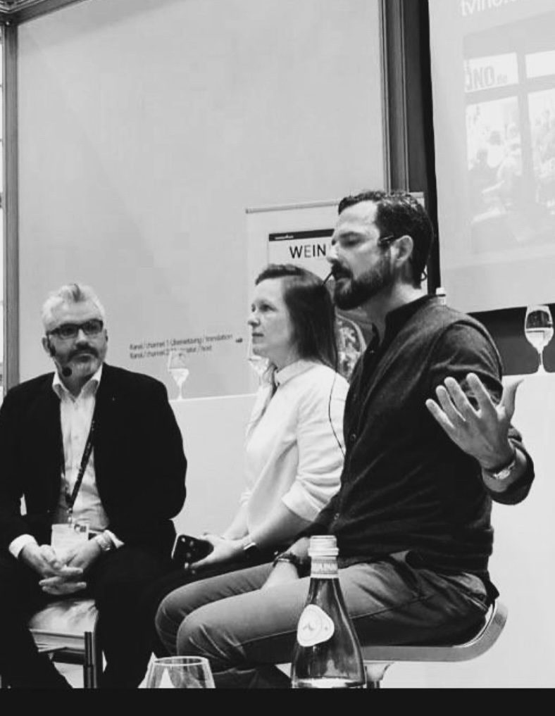 wein, weinsorte, rotwein, weißwein, roséwein, weingut, sommelier, sommellerie, weinprobe, weinverkostung, weinbewertung, weinwissen, weinbeschreibung, weincharakter, weinaromen, weinempfehlung, weinberatung, weintipp, weinpairing, foodpairing, weinbegleitung, wein und essen, wein zum fisch, wein zum steak, wein zu käse, wein zu pasta, wein zum dessert, weinmenü, fine dining, gastronomie, restaurantwein, haubenrestaurant, michelin, delice stuttgart, weinliste, weinkarte, weinauswahl, servicekultur, servicekunst, gastgeber, sommelierschule, sommelierschein, sommelierschulung, sensorik, weinsensorik, aromarad, geschmacksprofil, terroir, weinbau, weinrebe, rebsorte, weinberg, weinregion, herkunft, weinland, weinbaugebiet, deutschlandwein, italienwein, französischer wein, spanischer wein, österreichwein, schweizer wein, südafrika wein, kalifornien wein, napa valley, bordeaux, burgund, chianti, rioja, ribera del duero, moselwein, pfalzwein, rheingau, rheinhessen, frankenwein, badenwein, sachsenwein, saale-unstrut, elsasswein, piemontwein, barolo, barbaresco, brunello, amarone, valpolicella, prosecco, franciacorta, champagne, cremants, sekt, deutscher sekt, schaumwein, stillwein, natural wine, orange wine, biodynamischer wein, biowein, veganer wein, nachhaltiger wein, weinherstellung, kelterung, gärung, malolaktische gärung, ausbau, barrique, holzfass, edelstahltank, flaschenreife, dekantieren, karaffieren, weinservice, trinktemperatur, weinglas, zieher vision, zieher glass, burgunderglas, rieslingglas, universalglas, rotweinglas, weißweinglas, glasform, aromaentfaltung, glasempfehlung, weinlagerung, weinkeller, weinklimaschrank, weintemperierung, korken, schraubverschluss, naturkork, glasverschluss, korkfehler, oxidation, belüftung, sediment, depot, weinflecken, weinstein, weinfehler, schwefel, säure, restzucker, trocken, halbtrocken, feinherb, lieblich, süßwein, dessertwein, eiswein, beerenauslese, trockenbeerenauslese, spätlese, auslese, kabinett, pradikatswein, qualitätswein, tafelwein, landwein, weingesetz, appellation, docg, aoc, d.o., vdp, grosses gewächs, erste lage, weinbewertungssystem, parker punkte, falstaff punkte, vinum, wein plus, tasting note, verkostungsnotiz, farbe, bukett, duft, mundgefühl, struktur, körper, tannin, abgang, länge, komplexität, balance, mineralität, frucht, würze, florale noten, kräuter, vanille, toast, mokka, leder, erde, stein, graphite, salz, kalk, kirsche, pflaume, himbeere, brombeere, apfel, birne, zitrus, limette, grapefruit, ananas, mango, pfirsich, marille, honig, haselnuss, mandel, butter, karamell, rauch, pfeffer, balsamico, eukalyptus, menthol, kräuterwürze, kräuterduft, rosennote, veilchen, lavendel, wacholder, muskat, zimt, nelke, kumin, schokolade, kaffeebohne, toastbrot, hefe, brioche, kreide, mineralisch, floral, würzig, fruchtig, elegant, kräftig, rund, harmonisch, frisch, kühl, linear, lang, dicht, filigran, stoffig, samtig, cremig, lebendig, fein, komplex, tief, delikat, zart, salzig, kalkig, rauchig, reif, jugendlich, balanciert, animierend, expressiv, subtil, konzentriert, trinkreif, lagerfähig, jahrgang, jahrgangstiefe, jahrgangsvergleich, klimawandel, hitzejahrgang, weinqualität, erntezeitpunkt, handlese, selektion, weinlese, mostgewicht, oechsle, weinsäure, weinzucker, weinalkohol, alkoholgehalt, restzuckeranalyse, ph-wert, schwefelung, filtrierung, unfiltriert, weinbereitung, cuvée, reinsortig, assemblage, blend, fassprobe, bottling, degorgieren, dégorgement, dosage, brut, extra brut, sec, demi sec, doux, reserve, vintage, non vintage, jahrgangssekt, prestige cuvée, grand cru, premier cru, village, cru classé, estate, domaine, tenuta, bodega, château, weingutsführung, weinverkauf, weinhandlung, onlineweinhandel, weinshop, vinothek, weinmesse, weinevent, weinfestival, weingala, weinreise, weintourismus, tasting flight, masterclass, sommelierschule, weinakademie, weinseminar, sensoriktraining, degustation, blindverkostung, vergleichsprobe, horizontale verkostung, vertikale verkostung, weinbeschreibung schreiben, tasting note vorlage, aroma erkennen, wein bewerten, wein empfehlen, best wine germany, best sommeliers, deutscher sommelierverband, wset, court of master sommeliers, weinexperte, weinkritiker, weinjournalismus, weinblog, weinpodcast, weinmagazin, weinwissen online, gastrokultur, kulinarik, gourmet, fine dining szene, sterneküche, haubenküche, pairing idee, menübegleitung, amuse bouche, wein zum käse, wein zum dessert, aperitif, digestif, wein und sake, sakepairing, champagnerpairing, rosétrends, naturalwine trend, orange wine trend, zero dosage, low intervention, slow wine, nachhaltigkeit im weinbau, regenerative weinwirtschaft, biodynamik, demeter, ecovin, fair’n green, klimaneutraler wein, co2 bilanz wein, glas vs bag in box, wein innovation, alkoholfreier wein, entalkoholisierter wein, wein ohne alkohol, wein mit wenig alkohol, leichte weine, sommerwein, winterwein, festtagswein, weihnachtswein, osterwein, grillwein, terrassewein, picknickwein, aperitifwein, brunchwein, valentinstag wein, muttertag wein, geschenkwein, weingeschenk, firmengeschenk, personalisiertes etikett, flaschenetikett, etikettendesign, korkenzieher, sommeliermesser, dekantierkaraffe, weinausgießer, weinthermometer, flaschenverschluss, weinaccessoires, weinreinigung, glasreinigung, weinglaspolitur, weingläser kaufen, zieher gläser, zieher vision balance, zieher vision intense, zieher vision fresh, zieher vision straight, zieher vision graceful, zieher vision rich, zieher vision delicate, glastest, aromaentwicklung, gläservergleich, weinservice im restaurant, serviceprotokoll, mise en place wein, gastansprache, storytelling am tisch, weinphilosophie, emotion im service, gastzufriedenheit, feinsinn, wein und kultur, wein und kunst, wein und musik, wein und literatur, wein und reisen, weinregion italien, weinregion frankreich, weinregion deutschland, region stuttgart, wein aus württemberg, neckartal wein, remstal, heilbronner weinstraße, wein aus der pfalz, wein aus baden, wein aus franken, wein aus der mosel, rheingau riesling, pfälzer chardonnay, deutscher pinot noir, spätburgunder, grauburgunder, weissburgunder, silvaner, riesling, sauvignon blanc, muskateller, scheurebe, gewürztraminer, chardonnay, pinot blanc, pinot gris, pinot noir, nebbiolo, sangiovese, tempranillo, cabernet sauvignon, merlot, syrah, grenache, carignan, malbec, zinfandel, shiraz, touriga nacional, albariño, vermentino, verdejo, grüner veltliner, blaufränkisch, zweigelt, saint laurent, tannat, barbera, dolcetto, aglianico, nero d’avola, cortese, garganega, viognier, marsanne, roussanne, chenin blanc, rieslaner, muscadet, viura, clairette, semillon, weintrend, sommelierszene, weinkultur deutschland, europäische weinkultur, neue weinwelt, alte welt wein, moderne weininterpretation, weinphilosophie, serviceleidenschaft, gastgeberschaft, sinneswahrnehmung, geschmackstraining, feine aromatik, elegance im glas, balance im wein, weincharme, weinleidenschaft, genusskultur, lebensfreude, genussmoment, stilvoll trinken, wein erleben, wein entdecken, wein verstehen, wein teilen, wein genießen, wein erleben podcast, sommelier interview, evangelos pattas, delice restaurant, stuttgart fine dining, silvio nitzsche podcast, sommeliers erzählen, weinwissen teilen, deutsche sommellerie, weinleidenschaft deutschland, kultur des genusses, wein und leben, kunst des servierens, stille eleganz, wein als beziehung, genuss im glas, handwerk im service, achtsamkeit im wein, feine noten, große momente, leben mit wein, service und seele, wein als sprache, die kunst des pairings.