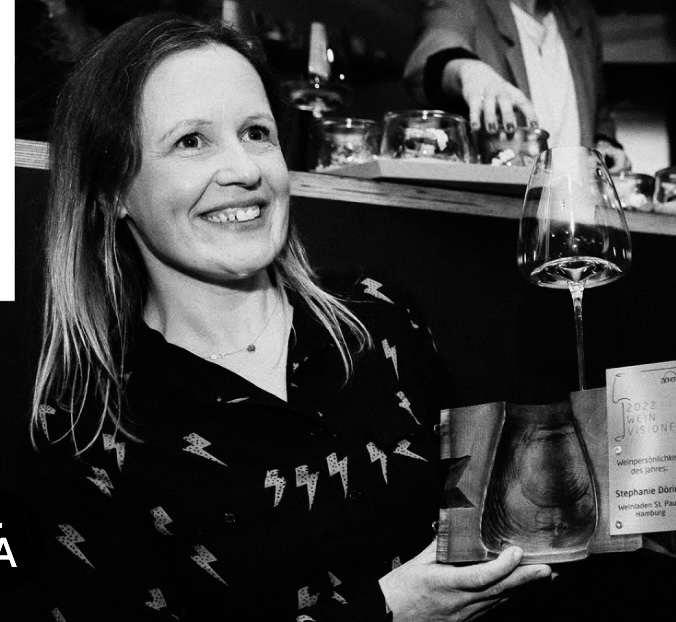 wein, weinsorte, rotwein, weißwein, roséwein, weingut, sommelier, sommellerie, weinprobe, weinverkostung, weinbewertung, weinwissen, weinbeschreibung, weincharakter, weinaromen, weinempfehlung, weinberatung, weintipp, weinpairing, foodpairing, weinbegleitung, wein und essen, wein zum fisch, wein zum steak, wein zu käse, wein zu pasta, wein zum dessert, weinmenü, fine dining, gastronomie, restaurantwein, haubenrestaurant, michelin, delice stuttgart, weinliste, weinkarte, weinauswahl, servicekultur, servicekunst, gastgeber, sommelierschule, sommelierschein, sommelierschulung, sensorik, weinsensorik, aromarad, geschmacksprofil, terroir, weinbau, weinrebe, rebsorte, weinberg, weinregion, herkunft, weinland, weinbaugebiet, deutschlandwein, italienwein, französischer wein, spanischer wein, österreichwein, schweizer wein, südafrika wein, kalifornien wein, napa valley, bordeaux, burgund, chianti, rioja, ribera del duero, moselwein, pfalzwein, rheingau, rheinhessen, frankenwein, badenwein, sachsenwein, saale-unstrut, elsasswein, piemontwein, barolo, barbaresco, brunello, amarone, valpolicella, prosecco, franciacorta, champagne, cremants, sekt, deutscher sekt, schaumwein, stillwein, natural wine, orange wine, biodynamischer wein, biowein, veganer wein, nachhaltiger wein, weinherstellung, kelterung, gärung, malolaktische gärung, ausbau, barrique, holzfass, edelstahltank, flaschenreife, dekantieren, karaffieren, weinservice, trinktemperatur, weinglas, zieher vision, zieher glass, burgunderglas, rieslingglas, universalglas, rotweinglas, weißweinglas, glasform, aromaentfaltung, glasempfehlung, weinlagerung, weinkeller, weinklimaschrank, weintemperierung, korken, schraubverschluss, naturkork, glasverschluss, korkfehler, oxidation, belüftung, sediment, depot, weinflecken, weinstein, weinfehler, schwefel, säure, restzucker, trocken, halbtrocken, feinherb, lieblich, süßwein, dessertwein, eiswein, beerenauslese, trockenbeerenauslese, spätlese, auslese, kabinett, pradikatswein, qualitätswein, tafelwein, landwein, weingesetz, appellation, docg, aoc, d.o., vdp, grosses gewächs, erste lage, weinbewertungssystem, parker punkte, falstaff punkte, vinum, wein plus, tasting note, verkostungsnotiz, farbe, bukett, duft, mundgefühl, struktur, körper, tannin, abgang, länge, komplexität, balance, mineralität, frucht, würze, florale noten, kräuter, vanille, toast, mokka, leder, erde, stein, graphite, salz, kalk, kirsche, pflaume, himbeere, brombeere, apfel, birne, zitrus, limette, grapefruit, ananas, mango, pfirsich, marille, honig, haselnuss, mandel, butter, karamell, rauch, pfeffer, balsamico, eukalyptus, menthol, kräuterwürze, kräuterduft, rosennote, veilchen, lavendel, wacholder, muskat, zimt, nelke, kumin, schokolade, kaffeebohne, toastbrot, hefe, brioche, kreide, mineralisch, floral, würzig, fruchtig, elegant, kräftig, rund, harmonisch, frisch, kühl, linear, lang, dicht, filigran, stoffig, samtig, cremig, lebendig, fein, komplex, tief, delikat, zart, salzig, kalkig, rauchig, reif, jugendlich, balanciert, animierend, expressiv, subtil, konzentriert, trinkreif, lagerfähig, jahrgang, jahrgangstiefe, jahrgangsvergleich, klimawandel, hitzejahrgang, weinqualität, erntezeitpunkt, handlese, selektion, weinlese, mostgewicht, oechsle, weinsäure, weinzucker, weinalkohol, alkoholgehalt, restzuckeranalyse, ph-wert, schwefelung, filtrierung, unfiltriert, weinbereitung, cuvée, reinsortig, assemblage, blend, fassprobe, bottling, degorgieren, dégorgement, dosage, brut, extra brut, sec, demi sec, doux, reserve, vintage, non vintage, jahrgangssekt, prestige cuvée, grand cru, premier cru, village, cru classé, estate, domaine, tenuta, bodega, château, weingutsführung, weinverkauf, weinhandlung, onlineweinhandel, weinshop, vinothek, weinmesse, weinevent, weinfestival, weingala, weinreise, weintourismus, tasting flight, masterclass, sommelierschule, weinakademie, weinseminar, sensoriktraining, degustation, blindverkostung, vergleichsprobe, horizontale verkostung, vertikale verkostung, weinbeschreibung schreiben, tasting note vorlage, aroma erkennen, wein bewerten, wein empfehlen, best wine germany, best sommeliers, deutscher sommelierverband, wset, court of master sommeliers, weinexperte, weinkritiker, weinjournalismus, weinblog, weinpodcast, weinmagazin, weinwissen online, gastrokultur, kulinarik, gourmet, fine dining szene, sterneküche, haubenküche, pairing idee, menübegleitung, amuse bouche, wein zum käse, wein zum dessert, aperitif, digestif, wein und sake, sakepairing, champagnerpairing, rosétrends, naturalwine trend, orange wine trend, zero dosage, low intervention, slow wine, nachhaltigkeit im weinbau, regenerative weinwirtschaft, biodynamik, demeter, ecovin, fair’n green, klimaneutraler wein, co2 bilanz wein, glas vs bag in box, wein innovation, alkoholfreier wein, entalkoholisierter wein, wein ohne alkohol, wein mit wenig alkohol, leichte weine, sommerwein, winterwein, festtagswein, weihnachtswein, osterwein, grillwein, terrassewein, picknickwein, aperitifwein, brunchwein, valentinstag wein, muttertag wein, geschenkwein, weingeschenk, firmengeschenk, personalisiertes etikett, flaschenetikett, etikettendesign, korkenzieher, sommeliermesser, dekantierkaraffe, weinausgießer, weinthermometer, flaschenverschluss, weinaccessoires, weinreinigung, glasreinigung, weinglaspolitur, weingläser kaufen, zieher gläser, zieher vision balance, zieher vision intense, zieher vision fresh, zieher vision straight, zieher vision graceful, zieher vision rich, zieher vision delicate, glastest, aromaentwicklung, gläservergleich, weinservice im restaurant, serviceprotokoll, mise en place wein, gastansprache, storytelling am tisch, weinphilosophie, emotion im service, gastzufriedenheit, feinsinn, wein und kultur, wein und kunst, wein und musik, wein und literatur, wein und reisen, weinregion italien, weinregion frankreich, weinregion deutschland, region stuttgart, wein aus württemberg, neckartal wein, remstal, heilbronner weinstraße, wein aus der pfalz, wein aus baden, wein aus franken, wein aus der mosel, rheingau riesling, pfälzer chardonnay, deutscher pinot noir, spätburgunder, grauburgunder, weissburgunder, silvaner, riesling, sauvignon blanc, muskateller, scheurebe, gewürztraminer, chardonnay, pinot blanc, pinot gris, pinot noir, nebbiolo, sangiovese, tempranillo, cabernet sauvignon, merlot, syrah, grenache, carignan, malbec, zinfandel, shiraz, touriga nacional, albariño, vermentino, verdejo, grüner veltliner, blaufränkisch, zweigelt, saint laurent, tannat, barbera, dolcetto, aglianico, nero d’avola, cortese, garganega, viognier, marsanne, roussanne, chenin blanc, rieslaner, muscadet, viura, clairette, semillon, weintrend, sommelierszene, weinkultur deutschland, europäische weinkultur, neue weinwelt, alte welt wein, moderne weininterpretation, weinphilosophie, serviceleidenschaft, gastgeberschaft, sinneswahrnehmung, geschmackstraining, feine aromatik, elegance im glas, balance im wein, weincharme, weinleidenschaft, genusskultur, lebensfreude, genussmoment, stilvoll trinken, wein erleben, wein entdecken, wein verstehen, wein teilen, wein genießen, wein erleben podcast, sommelier interview, evangelos pattas, delice restaurant, stuttgart fine dining, silvio nitzsche podcast, sommeliers erzählen, weinwissen teilen, deutsche sommellerie, weinleidenschaft deutschland, kultur des genusses, wein und leben, kunst des servierens, stille eleganz, wein als beziehung, genuss im glas, handwerk im service, achtsamkeit im wein, feine noten, große momente, leben mit wein, service und seele, wein als sprache, die kunst des pairings.