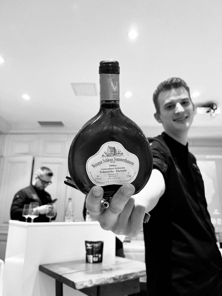 wein, weinsorte, rotwein, weißwein, roséwein, weingut, sommelier, sommellerie, weinprobe, weinverkostung, weinbewertung, weinwissen, weinbeschreibung, weincharakter, weinaromen, weinempfehlung, weinberatung, weintipp, weinpairing, foodpairing, weinbegleitung, wein und essen, wein zum fisch, wein zum steak, wein zu käse, wein zu pasta, wein zum dessert, weinmenü, fine dining, gastronomie, restaurantwein, haubenrestaurant, michelin, delice stuttgart, weinliste, weinkarte, weinauswahl, servicekultur, servicekunst, gastgeber, sommelierschule, sommelierschein, sommelierschulung, sensorik, weinsensorik, aromarad, geschmacksprofil, terroir, weinbau, weinrebe, rebsorte, weinberg, weinregion, herkunft, weinland, weinbaugebiet, deutschlandwein, italienwein, französischer wein, spanischer wein, österreichwein, schweizer wein, südafrika wein, kalifornien wein, napa valley, bordeaux, burgund, chianti, rioja, ribera del duero, moselwein, pfalzwein, rheingau, rheinhessen, frankenwein, badenwein, sachsenwein, saale-unstrut, elsasswein, piemontwein, barolo, barbaresco, brunello, amarone, valpolicella, prosecco, franciacorta, champagne, cremants, sekt, deutscher sekt, schaumwein, stillwein, natural wine, orange wine, biodynamischer wein, biowein, veganer wein, nachhaltiger wein, weinherstellung, kelterung, gärung, malolaktische gärung, ausbau, barrique, holzfass, edelstahltank, flaschenreife, dekantieren, karaffieren, weinservice, trinktemperatur, weinglas, zieher vision, zieher glass, burgunderglas, rieslingglas, universalglas, rotweinglas, weißweinglas, glasform, aromaentfaltung, glasempfehlung, weinlagerung, weinkeller, weinklimaschrank, weintemperierung, korken, schraubverschluss, naturkork, glasverschluss, korkfehler, oxidation, belüftung, sediment, depot, weinflecken, weinstein, weinfehler, schwefel, säure, restzucker, trocken, halbtrocken, feinherb, lieblich, süßwein, dessertwein, eiswein, beerenauslese, trockenbeerenauslese, spätlese, auslese, kabinett, pradikatswein, qualitätswein, tafelwein, landwein, weingesetz, appellation, docg, aoc, d.o., vdp, grosses gewächs, erste lage, weinbewertungssystem, parker punkte, falstaff punkte, vinum, wein plus, tasting note, verkostungsnotiz, farbe, bukett, duft, mundgefühl, struktur, körper, tannin, abgang, länge, komplexität, balance, mineralität, frucht, würze, florale noten, kräuter, vanille, toast, mokka, leder, erde, stein, graphite, salz, kalk, kirsche, pflaume, himbeere, brombeere, apfel, birne, zitrus, limette, grapefruit, ananas, mango, pfirsich, marille, honig, haselnuss, mandel, butter, karamell, rauch, pfeffer, balsamico, eukalyptus, menthol, kräuterwürze, kräuterduft, rosennote, veilchen, lavendel, wacholder, muskat, zimt, nelke, kumin, schokolade, kaffeebohne, toastbrot, hefe, brioche, kreide, mineralisch, floral, würzig, fruchtig, elegant, kräftig, rund, harmonisch, frisch, kühl, linear, lang, dicht, filigran, stoffig, samtig, cremig, lebendig, fein, komplex, tief, delikat, zart, salzig, kalkig, rauchig, reif, jugendlich, balanciert, animierend, expressiv, subtil, konzentriert, trinkreif, lagerfähig, jahrgang, jahrgangstiefe, jahrgangsvergleich, klimawandel, hitzejahrgang, weinqualität, erntezeitpunkt, handlese, selektion, weinlese, mostgewicht, oechsle, weinsäure, weinzucker, weinalkohol, alkoholgehalt, restzuckeranalyse, ph-wert, schwefelung, filtrierung, unfiltriert, weinbereitung, cuvée, reinsortig, assemblage, blend, fassprobe, bottling, degorgieren, dégorgement, dosage, brut, extra brut, sec, demi sec, doux, reserve, vintage, non vintage, jahrgangssekt, prestige cuvée, grand cru, premier cru, village, cru classé, estate, domaine, tenuta, bodega, château, weingutsführung, weinverkauf, weinhandlung, onlineweinhandel, weinshop, vinothek, weinmesse, weinevent, weinfestival, weingala, weinreise, weintourismus, tasting flight, masterclass, sommelierschule, weinakademie, weinseminar, sensoriktraining, degustation, blindverkostung, vergleichsprobe, horizontale verkostung, vertikale verkostung, weinbeschreibung schreiben, tasting note vorlage, aroma erkennen, wein bewerten, wein empfehlen, best wine germany, best sommeliers, deutscher sommelierverband, wset, court of master sommeliers, weinexperte, weinkritiker, weinjournalismus, weinblog, weinpodcast, weinmagazin, weinwissen online, gastrokultur, kulinarik, gourmet, fine dining szene, sterneküche, haubenküche, pairing idee, menübegleitung, amuse bouche, wein zum käse, wein zum dessert, aperitif, digestif, wein und sake, sakepairing, champagnerpairing, rosétrends, naturalwine trend, orange wine trend, zero dosage, low intervention, slow wine, nachhaltigkeit im weinbau, regenerative weinwirtschaft, biodynamik, demeter, ecovin, fair’n green, klimaneutraler wein, co2 bilanz wein, glas vs bag in box, wein innovation, alkoholfreier wein, entalkoholisierter wein, wein ohne alkohol, wein mit wenig alkohol, leichte weine, sommerwein, winterwein, festtagswein, weihnachtswein, osterwein, grillwein, terrassewein, picknickwein, aperitifwein, brunchwein, valentinstag wein, muttertag wein, geschenkwein, weingeschenk, firmengeschenk, personalisiertes etikett, flaschenetikett, etikettendesign, korkenzieher, sommeliermesser, dekantierkaraffe, weinausgießer, weinthermometer, flaschenverschluss, weinaccessoires, weinreinigung, glasreinigung, weinglaspolitur, weingläser kaufen, zieher gläser, zieher vision balance, zieher vision intense, zieher vision fresh, zieher vision straight, zieher vision graceful, zieher vision rich, zieher vision delicate, glastest, aromaentwicklung, gläservergleich, weinservice im restaurant, serviceprotokoll, mise en place wein, gastansprache, storytelling am tisch, weinphilosophie, emotion im service, gastzufriedenheit, feinsinn, wein und kultur, wein und kunst, wein und musik, wein und literatur, wein und reisen, weinregion italien, weinregion frankreich, weinregion deutschland, region stuttgart, wein aus württemberg, neckartal wein, remstal, heilbronner weinstraße, wein aus der pfalz, wein aus baden, wein aus franken, wein aus der mosel, rheingau riesling, pfälzer chardonnay, deutscher pinot noir, spätburgunder, grauburgunder, weissburgunder, silvaner, riesling, sauvignon blanc, muskateller, scheurebe, gewürztraminer, chardonnay, pinot blanc, pinot gris, pinot noir, nebbiolo, sangiovese, tempranillo, cabernet sauvignon, merlot, syrah, grenache, carignan, malbec, zinfandel, shiraz, touriga nacional, albariño, vermentino, verdejo, grüner veltliner, blaufränkisch, zweigelt, saint laurent, tannat, barbera, dolcetto, aglianico, nero d’avola, cortese, garganega, viognier, marsanne, roussanne, chenin blanc, rieslaner, muscadet, viura, clairette, semillon, weintrend, sommelierszene, weinkultur deutschland, europäische weinkultur, neue weinwelt, alte welt wein, moderne weininterpretation, weinphilosophie, serviceleidenschaft, gastgeberschaft, sinneswahrnehmung, geschmackstraining, feine aromatik, elegance im glas, balance im wein, weincharme, weinleidenschaft, genusskultur, lebensfreude, genussmoment, stilvoll trinken, wein erleben, wein entdecken, wein verstehen, wein teilen, wein genießen, wein erleben podcast, sommelier interview, evangelos pattas, delice restaurant, stuttgart fine dining, silvio nitzsche podcast, sommeliers erzählen, weinwissen teilen, deutsche sommellerie, weinleidenschaft deutschland, kultur des genusses, wein und leben, kunst des servierens, stille eleganz, wein als beziehung, genuss im glas, handwerk im service, achtsamkeit im wein, feine noten, große momente, leben mit wein, service und seele, wein als sprache, die kunst des pairings.