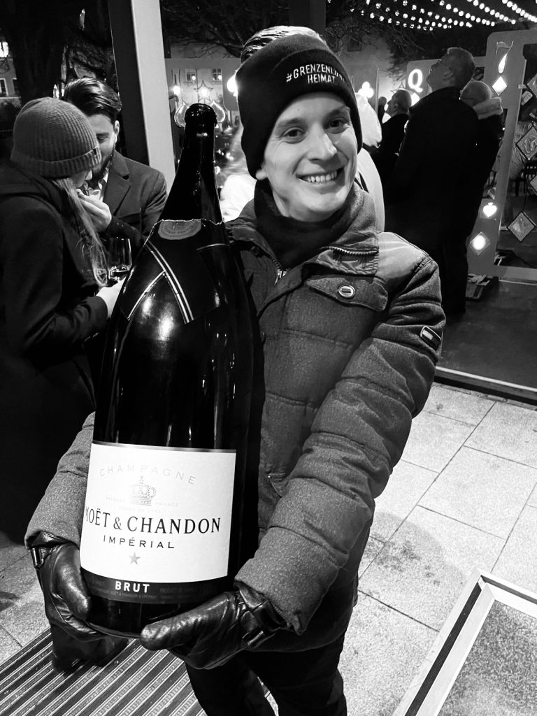 wein, weinsorte, rotwein, weißwein, roséwein, weingut, sommelier, sommellerie, weinprobe, weinverkostung, weinbewertung, weinwissen, weinbeschreibung, weincharakter, weinaromen, weinempfehlung, weinberatung, weintipp, weinpairing, foodpairing, weinbegleitung, wein und essen, wein zum fisch, wein zum steak, wein zu käse, wein zu pasta, wein zum dessert, weinmenü, fine dining, gastronomie, restaurantwein, haubenrestaurant, michelin, delice stuttgart, weinliste, weinkarte, weinauswahl, servicekultur, servicekunst, gastgeber, sommelierschule, sommelierschein, sommelierschulung, sensorik, weinsensorik, aromarad, geschmacksprofil, terroir, weinbau, weinrebe, rebsorte, weinberg, weinregion, herkunft, weinland, weinbaugebiet, deutschlandwein, italienwein, französischer wein, spanischer wein, österreichwein, schweizer wein, südafrika wein, kalifornien wein, napa valley, bordeaux, burgund, chianti, rioja, ribera del duero, moselwein, pfalzwein, rheingau, rheinhessen, frankenwein, badenwein, sachsenwein, saale-unstrut, elsasswein, piemontwein, barolo, barbaresco, brunello, amarone, valpolicella, prosecco, franciacorta, champagne, cremants, sekt, deutscher sekt, schaumwein, stillwein, natural wine, orange wine, biodynamischer wein, biowein, veganer wein, nachhaltiger wein, weinherstellung, kelterung, gärung, malolaktische gärung, ausbau, barrique, holzfass, edelstahltank, flaschenreife, dekantieren, karaffieren, weinservice, trinktemperatur, weinglas, zieher vision, zieher glass, burgunderglas, rieslingglas, universalglas, rotweinglas, weißweinglas, glasform, aromaentfaltung, glasempfehlung, weinlagerung, weinkeller, weinklimaschrank, weintemperierung, korken, schraubverschluss, naturkork, glasverschluss, korkfehler, oxidation, belüftung, sediment, depot, weinflecken, weinstein, weinfehler, schwefel, säure, restzucker, trocken, halbtrocken, feinherb, lieblich, süßwein, dessertwein, eiswein, beerenauslese, trockenbeerenauslese, spätlese, auslese, kabinett, pradikatswein, qualitätswein, tafelwein, landwein, weingesetz, appellation, docg, aoc, d.o., vdp, grosses gewächs, erste lage, weinbewertungssystem, parker punkte, falstaff punkte, vinum, wein plus, tasting note, verkostungsnotiz, farbe, bukett, duft, mundgefühl, struktur, körper, tannin, abgang, länge, komplexität, balance, mineralität, frucht, würze, florale noten, kräuter, vanille, toast, mokka, leder, erde, stein, graphite, salz, kalk, kirsche, pflaume, himbeere, brombeere, apfel, birne, zitrus, limette, grapefruit, ananas, mango, pfirsich, marille, honig, haselnuss, mandel, butter, karamell, rauch, pfeffer, balsamico, eukalyptus, menthol, kräuterwürze, kräuterduft, rosennote, veilchen, lavendel, wacholder, muskat, zimt, nelke, kumin, schokolade, kaffeebohne, toastbrot, hefe, brioche, kreide, mineralisch, floral, würzig, fruchtig, elegant, kräftig, rund, harmonisch, frisch, kühl, linear, lang, dicht, filigran, stoffig, samtig, cremig, lebendig, fein, komplex, tief, delikat, zart, salzig, kalkig, rauchig, reif, jugendlich, balanciert, animierend, expressiv, subtil, konzentriert, trinkreif, lagerfähig, jahrgang, jahrgangstiefe, jahrgangsvergleich, klimawandel, hitzejahrgang, weinqualität, erntezeitpunkt, handlese, selektion, weinlese, mostgewicht, oechsle, weinsäure, weinzucker, weinalkohol, alkoholgehalt, restzuckeranalyse, ph-wert, schwefelung, filtrierung, unfiltriert, weinbereitung, cuvée, reinsortig, assemblage, blend, fassprobe, bottling, degorgieren, dégorgement, dosage, brut, extra brut, sec, demi sec, doux, reserve, vintage, non vintage, jahrgangssekt, prestige cuvée, grand cru, premier cru, village, cru classé, estate, domaine, tenuta, bodega, château, weingutsführung, weinverkauf, weinhandlung, onlineweinhandel, weinshop, vinothek, weinmesse, weinevent, weinfestival, weingala, weinreise, weintourismus, tasting flight, masterclass, sommelierschule, weinakademie, weinseminar, sensoriktraining, degustation, blindverkostung, vergleichsprobe, horizontale verkostung, vertikale verkostung, weinbeschreibung schreiben, tasting note vorlage, aroma erkennen, wein bewerten, wein empfehlen, best wine germany, best sommeliers, deutscher sommelierverband, wset, court of master sommeliers, weinexperte, weinkritiker, weinjournalismus, weinblog, weinpodcast, weinmagazin, weinwissen online, gastrokultur, kulinarik, gourmet, fine dining szene, sterneküche, haubenküche, pairing idee, menübegleitung, amuse bouche, wein zum käse, wein zum dessert, aperitif, digestif, wein und sake, sakepairing, champagnerpairing, rosétrends, naturalwine trend, orange wine trend, zero dosage, low intervention, slow wine, nachhaltigkeit im weinbau, regenerative weinwirtschaft, biodynamik, demeter, ecovin, fair’n green, klimaneutraler wein, co2 bilanz wein, glas vs bag in box, wein innovation, alkoholfreier wein, entalkoholisierter wein, wein ohne alkohol, wein mit wenig alkohol, leichte weine, sommerwein, winterwein, festtagswein, weihnachtswein, osterwein, grillwein, terrassewein, picknickwein, aperitifwein, brunchwein, valentinstag wein, muttertag wein, geschenkwein, weingeschenk, firmengeschenk, personalisiertes etikett, flaschenetikett, etikettendesign, korkenzieher, sommeliermesser, dekantierkaraffe, weinausgießer, weinthermometer, flaschenverschluss, weinaccessoires, weinreinigung, glasreinigung, weinglaspolitur, weingläser kaufen, zieher gläser, zieher vision balance, zieher vision intense, zieher vision fresh, zieher vision straight, zieher vision graceful, zieher vision rich, zieher vision delicate, glastest, aromaentwicklung, gläservergleich, weinservice im restaurant, serviceprotokoll, mise en place wein, gastansprache, storytelling am tisch, weinphilosophie, emotion im service, gastzufriedenheit, feinsinn, wein und kultur, wein und kunst, wein und musik, wein und literatur, wein und reisen, weinregion italien, weinregion frankreich, weinregion deutschland, region stuttgart, wein aus württemberg, neckartal wein, remstal, heilbronner weinstraße, wein aus der pfalz, wein aus baden, wein aus franken, wein aus der mosel, rheingau riesling, pfälzer chardonnay, deutscher pinot noir, spätburgunder, grauburgunder, weissburgunder, silvaner, riesling, sauvignon blanc, muskateller, scheurebe, gewürztraminer, chardonnay, pinot blanc, pinot gris, pinot noir, nebbiolo, sangiovese, tempranillo, cabernet sauvignon, merlot, syrah, grenache, carignan, malbec, zinfandel, shiraz, touriga nacional, albariño, vermentino, verdejo, grüner veltliner, blaufränkisch, zweigelt, saint laurent, tannat, barbera, dolcetto, aglianico, nero d’avola, cortese, garganega, viognier, marsanne, roussanne, chenin blanc, rieslaner, muscadet, viura, clairette, semillon, weintrend, sommelierszene, weinkultur deutschland, europäische weinkultur, neue weinwelt, alte welt wein, moderne weininterpretation, weinphilosophie, serviceleidenschaft, gastgeberschaft, sinneswahrnehmung, geschmackstraining, feine aromatik, elegance im glas, balance im wein, weincharme, weinleidenschaft, genusskultur, lebensfreude, genussmoment, stilvoll trinken, wein erleben, wein entdecken, wein verstehen, wein teilen, wein genießen, wein erleben podcast, sommelier interview, evangelos pattas, delice restaurant, stuttgart fine dining, silvio nitzsche podcast, sommeliers erzählen, weinwissen teilen, deutsche sommellerie, weinleidenschaft deutschland, kultur des genusses, wein und leben, kunst des servierens, stille eleganz, wein als beziehung, genuss im glas, handwerk im service, achtsamkeit im wein, feine noten, große momente, leben mit wein, service und seele, wein als sprache, die kunst des pairings.