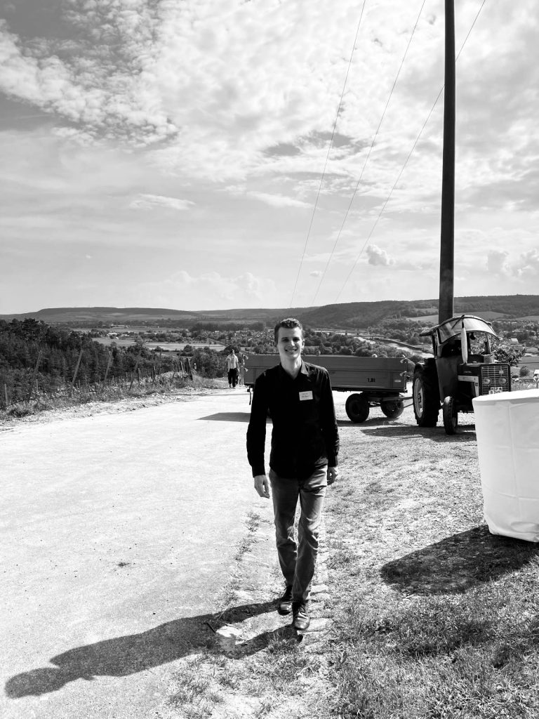 wein, weinsorte, rotwein, weißwein, roséwein, weingut, sommelier, sommellerie, weinprobe, weinverkostung, weinbewertung, weinwissen, weinbeschreibung, weincharakter, weinaromen, weinempfehlung, weinberatung, weintipp, weinpairing, foodpairing, weinbegleitung, wein und essen, wein zum fisch, wein zum steak, wein zu käse, wein zu pasta, wein zum dessert, weinmenü, fine dining, gastronomie, restaurantwein, haubenrestaurant, michelin, delice stuttgart, weinliste, weinkarte, weinauswahl, servicekultur, servicekunst, gastgeber, sommelierschule, sommelierschein, sommelierschulung, sensorik, weinsensorik, aromarad, geschmacksprofil, terroir, weinbau, weinrebe, rebsorte, weinberg, weinregion, herkunft, weinland, weinbaugebiet, deutschlandwein, italienwein, französischer wein, spanischer wein, österreichwein, schweizer wein, südafrika wein, kalifornien wein, napa valley, bordeaux, burgund, chianti, rioja, ribera del duero, moselwein, pfalzwein, rheingau, rheinhessen, frankenwein, badenwein, sachsenwein, saale-unstrut, elsasswein, piemontwein, barolo, barbaresco, brunello, amarone, valpolicella, prosecco, franciacorta, champagne, cremants, sekt, deutscher sekt, schaumwein, stillwein, natural wine, orange wine, biodynamischer wein, biowein, veganer wein, nachhaltiger wein, weinherstellung, kelterung, gärung, malolaktische gärung, ausbau, barrique, holzfass, edelstahltank, flaschenreife, dekantieren, karaffieren, weinservice, trinktemperatur, weinglas, zieher vision, zieher glass, burgunderglas, rieslingglas, universalglas, rotweinglas, weißweinglas, glasform, aromaentfaltung, glasempfehlung, weinlagerung, weinkeller, weinklimaschrank, weintemperierung, korken, schraubverschluss, naturkork, glasverschluss, korkfehler, oxidation, belüftung, sediment, depot, weinflecken, weinstein, weinfehler, schwefel, säure, restzucker, trocken, halbtrocken, feinherb, lieblich, süßwein, dessertwein, eiswein, beerenauslese, trockenbeerenauslese, spätlese, auslese, kabinett, pradikatswein, qualitätswein, tafelwein, landwein, weingesetz, appellation, docg, aoc, d.o., vdp, grosses gewächs, erste lage, weinbewertungssystem, parker punkte, falstaff punkte, vinum, wein plus, tasting note, verkostungsnotiz, farbe, bukett, duft, mundgefühl, struktur, körper, tannin, abgang, länge, komplexität, balance, mineralität, frucht, würze, florale noten, kräuter, vanille, toast, mokka, leder, erde, stein, graphite, salz, kalk, kirsche, pflaume, himbeere, brombeere, apfel, birne, zitrus, limette, grapefruit, ananas, mango, pfirsich, marille, honig, haselnuss, mandel, butter, karamell, rauch, pfeffer, balsamico, eukalyptus, menthol, kräuterwürze, kräuterduft, rosennote, veilchen, lavendel, wacholder, muskat, zimt, nelke, kumin, schokolade, kaffeebohne, toastbrot, hefe, brioche, kreide, mineralisch, floral, würzig, fruchtig, elegant, kräftig, rund, harmonisch, frisch, kühl, linear, lang, dicht, filigran, stoffig, samtig, cremig, lebendig, fein, komplex, tief, delikat, zart, salzig, kalkig, rauchig, reif, jugendlich, balanciert, animierend, expressiv, subtil, konzentriert, trinkreif, lagerfähig, jahrgang, jahrgangstiefe, jahrgangsvergleich, klimawandel, hitzejahrgang, weinqualität, erntezeitpunkt, handlese, selektion, weinlese, mostgewicht, oechsle, weinsäure, weinzucker, weinalkohol, alkoholgehalt, restzuckeranalyse, ph-wert, schwefelung, filtrierung, unfiltriert, weinbereitung, cuvée, reinsortig, assemblage, blend, fassprobe, bottling, degorgieren, dégorgement, dosage, brut, extra brut, sec, demi sec, doux, reserve, vintage, non vintage, jahrgangssekt, prestige cuvée, grand cru, premier cru, village, cru classé, estate, domaine, tenuta, bodega, château, weingutsführung, weinverkauf, weinhandlung, onlineweinhandel, weinshop, vinothek, weinmesse, weinevent, weinfestival, weingala, weinreise, weintourismus, tasting flight, masterclass, sommelierschule, weinakademie, weinseminar, sensoriktraining, degustation, blindverkostung, vergleichsprobe, horizontale verkostung, vertikale verkostung, weinbeschreibung schreiben, tasting note vorlage, aroma erkennen, wein bewerten, wein empfehlen, best wine germany, best sommeliers, deutscher sommelierverband, wset, court of master sommeliers, weinexperte, weinkritiker, weinjournalismus, weinblog, weinpodcast, weinmagazin, weinwissen online, gastrokultur, kulinarik, gourmet, fine dining szene, sterneküche, haubenküche, pairing idee, menübegleitung, amuse bouche, wein zum käse, wein zum dessert, aperitif, digestif, wein und sake, sakepairing, champagnerpairing, rosétrends, naturalwine trend, orange wine trend, zero dosage, low intervention, slow wine, nachhaltigkeit im weinbau, regenerative weinwirtschaft, biodynamik, demeter, ecovin, fair’n green, klimaneutraler wein, co2 bilanz wein, glas vs bag in box, wein innovation, alkoholfreier wein, entalkoholisierter wein, wein ohne alkohol, wein mit wenig alkohol, leichte weine, sommerwein, winterwein, festtagswein, weihnachtswein, osterwein, grillwein, terrassewein, picknickwein, aperitifwein, brunchwein, valentinstag wein, muttertag wein, geschenkwein, weingeschenk, firmengeschenk, personalisiertes etikett, flaschenetikett, etikettendesign, korkenzieher, sommeliermesser, dekantierkaraffe, weinausgießer, weinthermometer, flaschenverschluss, weinaccessoires, weinreinigung, glasreinigung, weinglaspolitur, weingläser kaufen, zieher gläser, zieher vision balance, zieher vision intense, zieher vision fresh, zieher vision straight, zieher vision graceful, zieher vision rich, zieher vision delicate, glastest, aromaentwicklung, gläservergleich, weinservice im restaurant, serviceprotokoll, mise en place wein, gastansprache, storytelling am tisch, weinphilosophie, emotion im service, gastzufriedenheit, feinsinn, wein und kultur, wein und kunst, wein und musik, wein und literatur, wein und reisen, weinregion italien, weinregion frankreich, weinregion deutschland, region stuttgart, wein aus württemberg, neckartal wein, remstal, heilbronner weinstraße, wein aus der pfalz, wein aus baden, wein aus franken, wein aus der mosel, rheingau riesling, pfälzer chardonnay, deutscher pinot noir, spätburgunder, grauburgunder, weissburgunder, silvaner, riesling, sauvignon blanc, muskateller, scheurebe, gewürztraminer, chardonnay, pinot blanc, pinot gris, pinot noir, nebbiolo, sangiovese, tempranillo, cabernet sauvignon, merlot, syrah, grenache, carignan, malbec, zinfandel, shiraz, touriga nacional, albariño, vermentino, verdejo, grüner veltliner, blaufränkisch, zweigelt, saint laurent, tannat, barbera, dolcetto, aglianico, nero d’avola, cortese, garganega, viognier, marsanne, roussanne, chenin blanc, rieslaner, muscadet, viura, clairette, semillon, weintrend, sommelierszene, weinkultur deutschland, europäische weinkultur, neue weinwelt, alte welt wein, moderne weininterpretation, weinphilosophie, serviceleidenschaft, gastgeberschaft, sinneswahrnehmung, geschmackstraining, feine aromatik, elegance im glas, balance im wein, weincharme, weinleidenschaft, genusskultur, lebensfreude, genussmoment, stilvoll trinken, wein erleben, wein entdecken, wein verstehen, wein teilen, wein genießen, wein erleben podcast, sommelier interview, evangelos pattas, delice restaurant, stuttgart fine dining, silvio nitzsche podcast, sommeliers erzählen, weinwissen teilen, deutsche sommellerie, weinleidenschaft deutschland, kultur des genusses, wein und leben, kunst des servierens, stille eleganz, wein als beziehung, genuss im glas, handwerk im service, achtsamkeit im wein, feine noten, große momente, leben mit wein, service und seele, wein als sprache, die kunst des pairings.