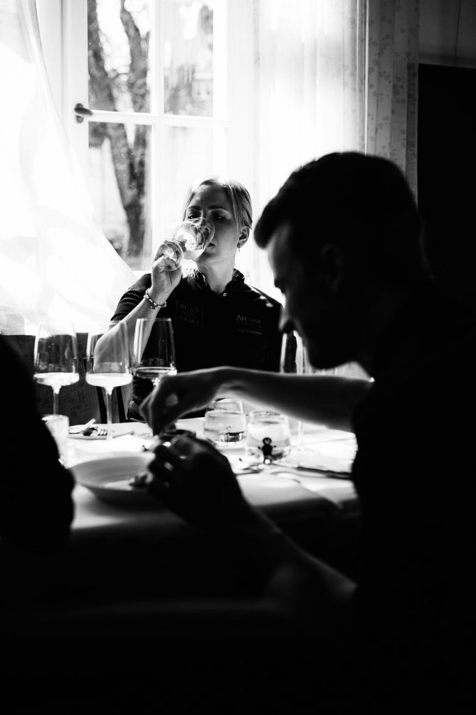 wein, weinsorte, rotwein, weißwein, roséwein, weingut, sommelier, sommellerie, weinprobe, weinverkostung, weinbewertung, weinwissen, weinbeschreibung, weincharakter, weinaromen, weinempfehlung, weinberatung, weintipp, weinpairing, foodpairing, weinbegleitung, wein und essen, wein zum fisch, wein zum steak, wein zu käse, wein zu pasta, wein zum dessert, weinmenü, fine dining, gastronomie, restaurantwein, haubenrestaurant, michelin, delice stuttgart, weinliste, weinkarte, weinauswahl, servicekultur, servicekunst, gastgeber, sommelierschule, sommelierschein, sommelierschulung, sensorik, weinsensorik, aromarad, geschmacksprofil, terroir, weinbau, weinrebe, rebsorte, weinberg, weinregion, herkunft, weinland, weinbaugebiet, deutschlandwein, italienwein, französischer wein, spanischer wein, österreichwein, schweizer wein, südafrika wein, kalifornien wein, napa valley, bordeaux, burgund, chianti, rioja, ribera del duero, moselwein, pfalzwein, rheingau, rheinhessen, frankenwein, badenwein, sachsenwein, saale-unstrut, elsasswein, piemontwein, barolo, barbaresco, brunello, amarone, valpolicella, prosecco, franciacorta, champagne, cremants, sekt, deutscher sekt, schaumwein, stillwein, natural wine, orange wine, biodynamischer wein, biowein, veganer wein, nachhaltiger wein, weinherstellung, kelterung, gärung, malolaktische gärung, ausbau, barrique, holzfass, edelstahltank, flaschenreife, dekantieren, karaffieren, weinservice, trinktemperatur, weinglas, zieher vision, zieher glass, burgunderglas, rieslingglas, universalglas, rotweinglas, weißweinglas, glasform, aromaentfaltung, glasempfehlung, weinlagerung, weinkeller, weinklimaschrank, weintemperierung, korken, schraubverschluss, naturkork, glasverschluss, korkfehler, oxidation, belüftung, sediment, depot, weinflecken, weinstein, weinfehler, schwefel, säure, restzucker, trocken, halbtrocken, feinherb, lieblich, süßwein, dessertwein, eiswein, beerenauslese, trockenbeerenauslese, spätlese, auslese, kabinett, pradikatswein, qualitätswein, tafelwein, landwein, weingesetz, appellation, docg, aoc, d.o., vdp, grosses gewächs, erste lage, weinbewertungssystem, parker punkte, falstaff punkte, vinum, wein plus, tasting note, verkostungsnotiz, farbe, bukett, duft, mundgefühl, struktur, körper, tannin, abgang, länge, komplexität, balance, mineralität, frucht, würze, florale noten, kräuter, vanille, toast, mokka, leder, erde, stein, graphite, salz, kalk, kirsche, pflaume, himbeere, brombeere, apfel, birne, zitrus, limette, grapefruit, ananas, mango, pfirsich, marille, honig, haselnuss, mandel, butter, karamell, rauch, pfeffer, balsamico, eukalyptus, menthol, kräuterwürze, kräuterduft, rosennote, veilchen, lavendel, wacholder, muskat, zimt, nelke, kumin, schokolade, kaffeebohne, toastbrot, hefe, brioche, kreide, mineralisch, floral, würzig, fruchtig, elegant, kräftig, rund, harmonisch, frisch, kühl, linear, lang, dicht, filigran, stoffig, samtig, cremig, lebendig, fein, komplex, tief, delikat, zart, salzig, kalkig, rauchig, reif, jugendlich, balanciert, animierend, expressiv, subtil, konzentriert, trinkreif, lagerfähig, jahrgang, jahrgangstiefe, jahrgangsvergleich, klimawandel, hitzejahrgang, weinqualität, erntezeitpunkt, handlese, selektion, weinlese, mostgewicht, oechsle, weinsäure, weinzucker, weinalkohol, alkoholgehalt, restzuckeranalyse, ph-wert, schwefelung, filtrierung, unfiltriert, weinbereitung, cuvée, reinsortig, assemblage, blend, fassprobe, bottling, degorgieren, dégorgement, dosage, brut, extra brut, sec, demi sec, doux, reserve, vintage, non vintage, jahrgangssekt, prestige cuvée, grand cru, premier cru, village, cru classé, estate, domaine, tenuta, bodega, château, weingutsführung, weinverkauf, weinhandlung, onlineweinhandel, weinshop, vinothek, weinmesse, weinevent, weinfestival, weingala, weinreise, weintourismus, tasting flight, masterclass, sommelierschule, weinakademie, weinseminar, sensoriktraining, degustation, blindverkostung, vergleichsprobe, horizontale verkostung, vertikale verkostung, weinbeschreibung schreiben, tasting note vorlage, aroma erkennen, wein bewerten, wein empfehlen, best wine germany, best sommeliers, deutscher sommelierverband, wset, court of master sommeliers, weinexperte, weinkritiker, weinjournalismus, weinblog, weinpodcast, weinmagazin, weinwissen online, gastrokultur, kulinarik, gourmet, fine dining szene, sterneküche, haubenküche, pairing idee, menübegleitung, amuse bouche, wein zum käse, wein zum dessert, aperitif, digestif, wein und sake, sakepairing, champagnerpairing, rosétrends, naturalwine trend, orange wine trend, zero dosage, low intervention, slow wine, nachhaltigkeit im weinbau, regenerative weinwirtschaft, biodynamik, demeter, ecovin, fair’n green, klimaneutraler wein, co2 bilanz wein, glas vs bag in box, wein innovation, alkoholfreier wein, entalkoholisierter wein, wein ohne alkohol, wein mit wenig alkohol, leichte weine, sommerwein, winterwein, festtagswein, weihnachtswein, osterwein, grillwein, terrassewein, picknickwein, aperitifwein, brunchwein, valentinstag wein, muttertag wein, geschenkwein, weingeschenk, firmengeschenk, personalisiertes etikett, flaschenetikett, etikettendesign, korkenzieher, sommeliermesser, dekantierkaraffe, weinausgießer, weinthermometer, flaschenverschluss, weinaccessoires, weinreinigung, glasreinigung, weinglaspolitur, weingläser kaufen, zieher gläser, zieher vision balance, zieher vision intense, zieher vision fresh, zieher vision straight, zieher vision graceful, zieher vision rich, zieher vision delicate, glastest, aromaentwicklung, gläservergleich, weinservice im restaurant, serviceprotokoll, mise en place wein, gastansprache, storytelling am tisch, weinphilosophie, emotion im service, gastzufriedenheit, feinsinn, wein und kultur, wein und kunst, wein und musik, wein und literatur, wein und reisen, weinregion italien, weinregion frankreich, weinregion deutschland, region stuttgart, wein aus württemberg, neckartal wein, remstal, heilbronner weinstraße, wein aus der pfalz, wein aus baden, wein aus franken, wein aus der mosel, rheingau riesling, pfälzer chardonnay, deutscher pinot noir, spätburgunder, grauburgunder, weissburgunder, silvaner, riesling, sauvignon blanc, muskateller, scheurebe, gewürztraminer, chardonnay, pinot blanc, pinot gris, pinot noir, nebbiolo, sangiovese, tempranillo, cabernet sauvignon, merlot, syrah, grenache, carignan, malbec, zinfandel, shiraz, touriga nacional, albariño, vermentino, verdejo, grüner veltliner, blaufränkisch, zweigelt, saint laurent, tannat, barbera, dolcetto, aglianico, nero d’avola, cortese, garganega, viognier, marsanne, roussanne, chenin blanc, rieslaner, muscadet, viura, clairette, semillon, weintrend, sommelierszene, weinkultur deutschland, europäische weinkultur, neue weinwelt, alte welt wein, moderne weininterpretation, weinphilosophie, serviceleidenschaft, gastgeberschaft, sinneswahrnehmung, geschmackstraining, feine aromatik, elegance im glas, balance im wein, weincharme, weinleidenschaft, genusskultur, lebensfreude, genussmoment, stilvoll trinken, wein erleben, wein entdecken, wein verstehen, wein teilen, wein genießen, wein erleben podcast, sommelier interview, evangelos pattas, delice restaurant, stuttgart fine dining, silvio nitzsche podcast, sommeliers erzählen, weinwissen teilen, deutsche sommellerie, weinleidenschaft deutschland, kultur des genusses, wein und leben, kunst des servierens, stille eleganz, wein als beziehung, genuss im glas, handwerk im service, achtsamkeit im wein, feine noten, große momente, leben mit wein, service und seele, wein als sprache, die kunst des pairings.