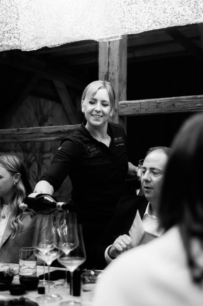 wein, weinsorte, rotwein, weißwein, roséwein, weingut, sommelier, sommellerie, weinprobe, weinverkostung, weinbewertung, weinwissen, weinbeschreibung, weincharakter, weinaromen, weinempfehlung, weinberatung, weintipp, weinpairing, foodpairing, weinbegleitung, wein und essen, wein zum fisch, wein zum steak, wein zu käse, wein zu pasta, wein zum dessert, weinmenü, fine dining, gastronomie, restaurantwein, haubenrestaurant, michelin, delice stuttgart, weinliste, weinkarte, weinauswahl, servicekultur, servicekunst, gastgeber, sommelierschule, sommelierschein, sommelierschulung, sensorik, weinsensorik, aromarad, geschmacksprofil, terroir, weinbau, weinrebe, rebsorte, weinberg, weinregion, herkunft, weinland, weinbaugebiet, deutschlandwein, italienwein, französischer wein, spanischer wein, österreichwein, schweizer wein, südafrika wein, kalifornien wein, napa valley, bordeaux, burgund, chianti, rioja, ribera del duero, moselwein, pfalzwein, rheingau, rheinhessen, frankenwein, badenwein, sachsenwein, saale-unstrut, elsasswein, piemontwein, barolo, barbaresco, brunello, amarone, valpolicella, prosecco, franciacorta, champagne, cremants, sekt, deutscher sekt, schaumwein, stillwein, natural wine, orange wine, biodynamischer wein, biowein, veganer wein, nachhaltiger wein, weinherstellung, kelterung, gärung, malolaktische gärung, ausbau, barrique, holzfass, edelstahltank, flaschenreife, dekantieren, karaffieren, weinservice, trinktemperatur, weinglas, zieher vision, zieher glass, burgunderglas, rieslingglas, universalglas, rotweinglas, weißweinglas, glasform, aromaentfaltung, glasempfehlung, weinlagerung, weinkeller, weinklimaschrank, weintemperierung, korken, schraubverschluss, naturkork, glasverschluss, korkfehler, oxidation, belüftung, sediment, depot, weinflecken, weinstein, weinfehler, schwefel, säure, restzucker, trocken, halbtrocken, feinherb, lieblich, süßwein, dessertwein, eiswein, beerenauslese, trockenbeerenauslese, spätlese, auslese, kabinett, pradikatswein, qualitätswein, tafelwein, landwein, weingesetz, appellation, docg, aoc, d.o., vdp, grosses gewächs, erste lage, weinbewertungssystem, parker punkte, falstaff punkte, vinum, wein plus, tasting note, verkostungsnotiz, farbe, bukett, duft, mundgefühl, struktur, körper, tannin, abgang, länge, komplexität, balance, mineralität, frucht, würze, florale noten, kräuter, vanille, toast, mokka, leder, erde, stein, graphite, salz, kalk, kirsche, pflaume, himbeere, brombeere, apfel, birne, zitrus, limette, grapefruit, ananas, mango, pfirsich, marille, honig, haselnuss, mandel, butter, karamell, rauch, pfeffer, balsamico, eukalyptus, menthol, kräuterwürze, kräuterduft, rosennote, veilchen, lavendel, wacholder, muskat, zimt, nelke, kumin, schokolade, kaffeebohne, toastbrot, hefe, brioche, kreide, mineralisch, floral, würzig, fruchtig, elegant, kräftig, rund, harmonisch, frisch, kühl, linear, lang, dicht, filigran, stoffig, samtig, cremig, lebendig, fein, komplex, tief, delikat, zart, salzig, kalkig, rauchig, reif, jugendlich, balanciert, animierend, expressiv, subtil, konzentriert, trinkreif, lagerfähig, jahrgang, jahrgangstiefe, jahrgangsvergleich, klimawandel, hitzejahrgang, weinqualität, erntezeitpunkt, handlese, selektion, weinlese, mostgewicht, oechsle, weinsäure, weinzucker, weinalkohol, alkoholgehalt, restzuckeranalyse, ph-wert, schwefelung, filtrierung, unfiltriert, weinbereitung, cuvée, reinsortig, assemblage, blend, fassprobe, bottling, degorgieren, dégorgement, dosage, brut, extra brut, sec, demi sec, doux, reserve, vintage, non vintage, jahrgangssekt, prestige cuvée, grand cru, premier cru, village, cru classé, estate, domaine, tenuta, bodega, château, weingutsführung, weinverkauf, weinhandlung, onlineweinhandel, weinshop, vinothek, weinmesse, weinevent, weinfestival, weingala, weinreise, weintourismus, tasting flight, masterclass, sommelierschule, weinakademie, weinseminar, sensoriktraining, degustation, blindverkostung, vergleichsprobe, horizontale verkostung, vertikale verkostung, weinbeschreibung schreiben, tasting note vorlage, aroma erkennen, wein bewerten, wein empfehlen, best wine germany, best sommeliers, deutscher sommelierverband, wset, court of master sommeliers, weinexperte, weinkritiker, weinjournalismus, weinblog, weinpodcast, weinmagazin, weinwissen online, gastrokultur, kulinarik, gourmet, fine dining szene, sterneküche, haubenküche, pairing idee, menübegleitung, amuse bouche, wein zum käse, wein zum dessert, aperitif, digestif, wein und sake, sakepairing, champagnerpairing, rosétrends, naturalwine trend, orange wine trend, zero dosage, low intervention, slow wine, nachhaltigkeit im weinbau, regenerative weinwirtschaft, biodynamik, demeter, ecovin, fair’n green, klimaneutraler wein, co2 bilanz wein, glas vs bag in box, wein innovation, alkoholfreier wein, entalkoholisierter wein, wein ohne alkohol, wein mit wenig alkohol, leichte weine, sommerwein, winterwein, festtagswein, weihnachtswein, osterwein, grillwein, terrassewein, picknickwein, aperitifwein, brunchwein, valentinstag wein, muttertag wein, geschenkwein, weingeschenk, firmengeschenk, personalisiertes etikett, flaschenetikett, etikettendesign, korkenzieher, sommeliermesser, dekantierkaraffe, weinausgießer, weinthermometer, flaschenverschluss, weinaccessoires, weinreinigung, glasreinigung, weinglaspolitur, weingläser kaufen, zieher gläser, zieher vision balance, zieher vision intense, zieher vision fresh, zieher vision straight, zieher vision graceful, zieher vision rich, zieher vision delicate, glastest, aromaentwicklung, gläservergleich, weinservice im restaurant, serviceprotokoll, mise en place wein, gastansprache, storytelling am tisch, weinphilosophie, emotion im service, gastzufriedenheit, feinsinn, wein und kultur, wein und kunst, wein und musik, wein und literatur, wein und reisen, weinregion italien, weinregion frankreich, weinregion deutschland, region stuttgart, wein aus württemberg, neckartal wein, remstal, heilbronner weinstraße, wein aus der pfalz, wein aus baden, wein aus franken, wein aus der mosel, rheingau riesling, pfälzer chardonnay, deutscher pinot noir, spätburgunder, grauburgunder, weissburgunder, silvaner, riesling, sauvignon blanc, muskateller, scheurebe, gewürztraminer, chardonnay, pinot blanc, pinot gris, pinot noir, nebbiolo, sangiovese, tempranillo, cabernet sauvignon, merlot, syrah, grenache, carignan, malbec, zinfandel, shiraz, touriga nacional, albariño, vermentino, verdejo, grüner veltliner, blaufränkisch, zweigelt, saint laurent, tannat, barbera, dolcetto, aglianico, nero d’avola, cortese, garganega, viognier, marsanne, roussanne, chenin blanc, rieslaner, muscadet, viura, clairette, semillon, weintrend, sommelierszene, weinkultur deutschland, europäische weinkultur, neue weinwelt, alte welt wein, moderne weininterpretation, weinphilosophie, serviceleidenschaft, gastgeberschaft, sinneswahrnehmung, geschmackstraining, feine aromatik, elegance im glas, balance im wein, weincharme, weinleidenschaft, genusskultur, lebensfreude, genussmoment, stilvoll trinken, wein erleben, wein entdecken, wein verstehen, wein teilen, wein genießen, wein erleben podcast, sommelier interview, evangelos pattas, delice restaurant, stuttgart fine dining, silvio nitzsche podcast, sommeliers erzählen, weinwissen teilen, deutsche sommellerie, weinleidenschaft deutschland, kultur des genusses, wein und leben, kunst des servierens, stille eleganz, wein als beziehung, genuss im glas, handwerk im service, achtsamkeit im wein, feine noten, große momente, leben mit wein, service und seele, wein als sprache, die kunst des pairings.