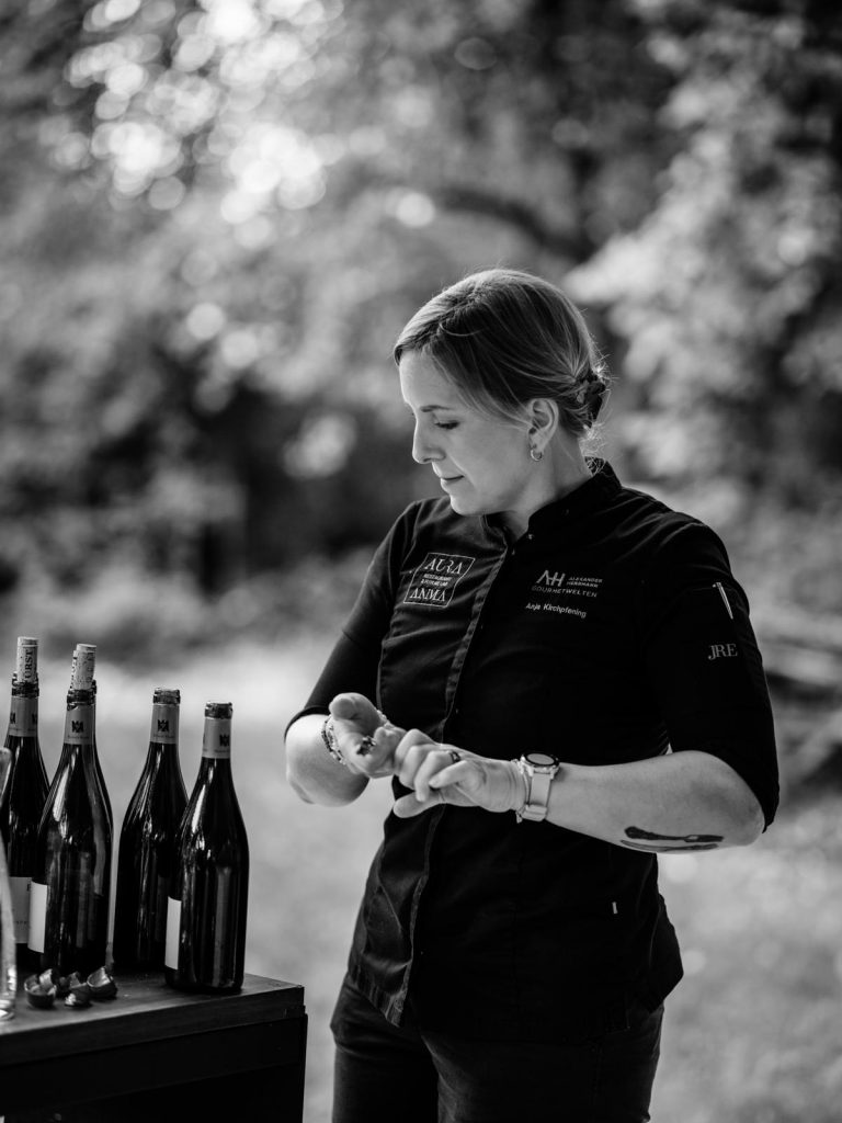 wein, weinsorte, rotwein, weißwein, roséwein, weingut, sommelier, sommellerie, weinprobe, weinverkostung, weinbewertung, weinwissen, weinbeschreibung, weincharakter, weinaromen, weinempfehlung, weinberatung, weintipp, weinpairing, foodpairing, weinbegleitung, wein und essen, wein zum fisch, wein zum steak, wein zu käse, wein zu pasta, wein zum dessert, weinmenü, fine dining, gastronomie, restaurantwein, haubenrestaurant, michelin, delice stuttgart, weinliste, weinkarte, weinauswahl, servicekultur, servicekunst, gastgeber, sommelierschule, sommelierschein, sommelierschulung, sensorik, weinsensorik, aromarad, geschmacksprofil, terroir, weinbau, weinrebe, rebsorte, weinberg, weinregion, herkunft, weinland, weinbaugebiet, deutschlandwein, italienwein, französischer wein, spanischer wein, österreichwein, schweizer wein, südafrika wein, kalifornien wein, napa valley, bordeaux, burgund, chianti, rioja, ribera del duero, moselwein, pfalzwein, rheingau, rheinhessen, frankenwein, badenwein, sachsenwein, saale-unstrut, elsasswein, piemontwein, barolo, barbaresco, brunello, amarone, valpolicella, prosecco, franciacorta, champagne, cremants, sekt, deutscher sekt, schaumwein, stillwein, natural wine, orange wine, biodynamischer wein, biowein, veganer wein, nachhaltiger wein, weinherstellung, kelterung, gärung, malolaktische gärung, ausbau, barrique, holzfass, edelstahltank, flaschenreife, dekantieren, karaffieren, weinservice, trinktemperatur, weinglas, zieher vision, zieher glass, burgunderglas, rieslingglas, universalglas, rotweinglas, weißweinglas, glasform, aromaentfaltung, glasempfehlung, weinlagerung, weinkeller, weinklimaschrank, weintemperierung, korken, schraubverschluss, naturkork, glasverschluss, korkfehler, oxidation, belüftung, sediment, depot, weinflecken, weinstein, weinfehler, schwefel, säure, restzucker, trocken, halbtrocken, feinherb, lieblich, süßwein, dessertwein, eiswein, beerenauslese, trockenbeerenauslese, spätlese, auslese, kabinett, pradikatswein, qualitätswein, tafelwein, landwein, weingesetz, appellation, docg, aoc, d.o., vdp, grosses gewächs, erste lage, weinbewertungssystem, parker punkte, falstaff punkte, vinum, wein plus, tasting note, verkostungsnotiz, farbe, bukett, duft, mundgefühl, struktur, körper, tannin, abgang, länge, komplexität, balance, mineralität, frucht, würze, florale noten, kräuter, vanille, toast, mokka, leder, erde, stein, graphite, salz, kalk, kirsche, pflaume, himbeere, brombeere, apfel, birne, zitrus, limette, grapefruit, ananas, mango, pfirsich, marille, honig, haselnuss, mandel, butter, karamell, rauch, pfeffer, balsamico, eukalyptus, menthol, kräuterwürze, kräuterduft, rosennote, veilchen, lavendel, wacholder, muskat, zimt, nelke, kumin, schokolade, kaffeebohne, toastbrot, hefe, brioche, kreide, mineralisch, floral, würzig, fruchtig, elegant, kräftig, rund, harmonisch, frisch, kühl, linear, lang, dicht, filigran, stoffig, samtig, cremig, lebendig, fein, komplex, tief, delikat, zart, salzig, kalkig, rauchig, reif, jugendlich, balanciert, animierend, expressiv, subtil, konzentriert, trinkreif, lagerfähig, jahrgang, jahrgangstiefe, jahrgangsvergleich, klimawandel, hitzejahrgang, weinqualität, erntezeitpunkt, handlese, selektion, weinlese, mostgewicht, oechsle, weinsäure, weinzucker, weinalkohol, alkoholgehalt, restzuckeranalyse, ph-wert, schwefelung, filtrierung, unfiltriert, weinbereitung, cuvée, reinsortig, assemblage, blend, fassprobe, bottling, degorgieren, dégorgement, dosage, brut, extra brut, sec, demi sec, doux, reserve, vintage, non vintage, jahrgangssekt, prestige cuvée, grand cru, premier cru, village, cru classé, estate, domaine, tenuta, bodega, château, weingutsführung, weinverkauf, weinhandlung, onlineweinhandel, weinshop, vinothek, weinmesse, weinevent, weinfestival, weingala, weinreise, weintourismus, tasting flight, masterclass, sommelierschule, weinakademie, weinseminar, sensoriktraining, degustation, blindverkostung, vergleichsprobe, horizontale verkostung, vertikale verkostung, weinbeschreibung schreiben, tasting note vorlage, aroma erkennen, wein bewerten, wein empfehlen, best wine germany, best sommeliers, deutscher sommelierverband, wset, court of master sommeliers, weinexperte, weinkritiker, weinjournalismus, weinblog, weinpodcast, weinmagazin, weinwissen online, gastrokultur, kulinarik, gourmet, fine dining szene, sterneküche, haubenküche, pairing idee, menübegleitung, amuse bouche, wein zum käse, wein zum dessert, aperitif, digestif, wein und sake, sakepairing, champagnerpairing, rosétrends, naturalwine trend, orange wine trend, zero dosage, low intervention, slow wine, nachhaltigkeit im weinbau, regenerative weinwirtschaft, biodynamik, demeter, ecovin, fair’n green, klimaneutraler wein, co2 bilanz wein, glas vs bag in box, wein innovation, alkoholfreier wein, entalkoholisierter wein, wein ohne alkohol, wein mit wenig alkohol, leichte weine, sommerwein, winterwein, festtagswein, weihnachtswein, osterwein, grillwein, terrassewein, picknickwein, aperitifwein, brunchwein, valentinstag wein, muttertag wein, geschenkwein, weingeschenk, firmengeschenk, personalisiertes etikett, flaschenetikett, etikettendesign, korkenzieher, sommeliermesser, dekantierkaraffe, weinausgießer, weinthermometer, flaschenverschluss, weinaccessoires, weinreinigung, glasreinigung, weinglaspolitur, weingläser kaufen, zieher gläser, zieher vision balance, zieher vision intense, zieher vision fresh, zieher vision straight, zieher vision graceful, zieher vision rich, zieher vision delicate, glastest, aromaentwicklung, gläservergleich, weinservice im restaurant, serviceprotokoll, mise en place wein, gastansprache, storytelling am tisch, weinphilosophie, emotion im service, gastzufriedenheit, feinsinn, wein und kultur, wein und kunst, wein und musik, wein und literatur, wein und reisen, weinregion italien, weinregion frankreich, weinregion deutschland, region stuttgart, wein aus württemberg, neckartal wein, remstal, heilbronner weinstraße, wein aus der pfalz, wein aus baden, wein aus franken, wein aus der mosel, rheingau riesling, pfälzer chardonnay, deutscher pinot noir, spätburgunder, grauburgunder, weissburgunder, silvaner, riesling, sauvignon blanc, muskateller, scheurebe, gewürztraminer, chardonnay, pinot blanc, pinot gris, pinot noir, nebbiolo, sangiovese, tempranillo, cabernet sauvignon, merlot, syrah, grenache, carignan, malbec, zinfandel, shiraz, touriga nacional, albariño, vermentino, verdejo, grüner veltliner, blaufränkisch, zweigelt, saint laurent, tannat, barbera, dolcetto, aglianico, nero d’avola, cortese, garganega, viognier, marsanne, roussanne, chenin blanc, rieslaner, muscadet, viura, clairette, semillon, weintrend, sommelierszene, weinkultur deutschland, europäische weinkultur, neue weinwelt, alte welt wein, moderne weininterpretation, weinphilosophie, serviceleidenschaft, gastgeberschaft, sinneswahrnehmung, geschmackstraining, feine aromatik, elegance im glas, balance im wein, weincharme, weinleidenschaft, genusskultur, lebensfreude, genussmoment, stilvoll trinken, wein erleben, wein entdecken, wein verstehen, wein teilen, wein genießen, wein erleben podcast, sommelier interview, evangelos pattas, delice restaurant, stuttgart fine dining, silvio nitzsche podcast, sommeliers erzählen, weinwissen teilen, deutsche sommellerie, weinleidenschaft deutschland, kultur des genusses, wein und leben, kunst des servierens, stille eleganz, wein als beziehung, genuss im glas, handwerk im service, achtsamkeit im wein, feine noten, große momente, leben mit wein, service und seele, wein als sprache, die kunst des pairings.