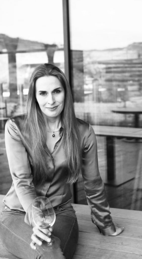 wein, weinsorte, rotwein, weißwein, roséwein, weingut, sommelier, sommellerie, weinprobe, weinverkostung, weinbewertung, weinwissen, weinbeschreibung, weincharakter, weinaromen, weinempfehlung, weinberatung, weintipp, weinpairing, foodpairing, weinbegleitung, wein und essen, wein zum fisch, wein zum steak, wein zu käse, wein zu pasta, wein zum dessert, weinmenü, fine dining, gastronomie, restaurantwein, haubenrestaurant, michelin, delice stuttgart, weinliste, weinkarte, weinauswahl, servicekultur, servicekunst, gastgeber, sommelierschule, sommelierschein, sommelierschulung, sensorik, weinsensorik, aromarad, geschmacksprofil, terroir, weinbau, weinrebe, rebsorte, weinberg, weinregion, herkunft, weinland, weinbaugebiet, deutschlandwein, italienwein, französischer wein, spanischer wein, österreichwein, schweizer wein, südafrika wein, kalifornien wein, napa valley, bordeaux, burgund, chianti, rioja, ribera del duero, moselwein, pfalzwein, rheingau, rheinhessen, frankenwein, badenwein, sachsenwein, saale-unstrut, elsasswein, piemontwein, barolo, barbaresco, brunello, amarone, valpolicella, prosecco, franciacorta, champagne, cremants, sekt, deutscher sekt, schaumwein, stillwein, natural wine, orange wine, biodynamischer wein, biowein, veganer wein, nachhaltiger wein, weinherstellung, kelterung, gärung, malolaktische gärung, ausbau, barrique, holzfass, edelstahltank, flaschenreife, dekantieren, karaffieren, weinservice, trinktemperatur, weinglas, zieher vision, zieher glass, burgunderglas, rieslingglas, universalglas, rotweinglas, weißweinglas, glasform, aromaentfaltung, glasempfehlung, weinlagerung, weinkeller, weinklimaschrank, weintemperierung, korken, schraubverschluss, naturkork, glasverschluss, korkfehler, oxidation, belüftung, sediment, depot, weinflecken, weinstein, weinfehler, schwefel, säure, restzucker, trocken, halbtrocken, feinherb, lieblich, süßwein, dessertwein, eiswein, beerenauslese, trockenbeerenauslese, spätlese, auslese, kabinett, pradikatswein, qualitätswein, tafelwein, landwein, weingesetz, appellation, docg, aoc, d.o., vdp, grosses gewächs, erste lage, weinbewertungssystem, parker punkte, falstaff punkte, vinum, wein plus, tasting note, verkostungsnotiz, farbe, bukett, duft, mundgefühl, struktur, körper, tannin, abgang, länge, komplexität, balance, mineralität, frucht, würze, florale noten, kräuter, vanille, toast, mokka, leder, erde, stein, graphite, salz, kalk, kirsche, pflaume, himbeere, brombeere, apfel, birne, zitrus, limette, grapefruit, ananas, mango, pfirsich, marille, honig, haselnuss, mandel, butter, karamell, rauch, pfeffer, balsamico, eukalyptus, menthol, kräuterwürze, kräuterduft, rosennote, veilchen, lavendel, wacholder, muskat, zimt, nelke, kumin, schokolade, kaffeebohne, toastbrot, hefe, brioche, kreide, mineralisch, floral, würzig, fruchtig, elegant, kräftig, rund, harmonisch, frisch, kühl, linear, lang, dicht, filigran, stoffig, samtig, cremig, lebendig, fein, komplex, tief, delikat, zart, salzig, kalkig, rauchig, reif, jugendlich, balanciert, animierend, expressiv, subtil, konzentriert, trinkreif, lagerfähig, jahrgang, jahrgangstiefe, jahrgangsvergleich, klimawandel, hitzejahrgang, weinqualität, erntezeitpunkt, handlese, selektion, weinlese, mostgewicht, oechsle, weinsäure, weinzucker, weinalkohol, alkoholgehalt, restzuckeranalyse, ph-wert, schwefelung, filtrierung, unfiltriert, weinbereitung, cuvée, reinsortig, assemblage, blend, fassprobe, bottling, degorgieren, dégorgement, dosage, brut, extra brut, sec, demi sec, doux, reserve, vintage, non vintage, jahrgangssekt, prestige cuvée, grand cru, premier cru, village, cru classé, estate, domaine, tenuta, bodega, château, weingutsführung, weinverkauf, weinhandlung, onlineweinhandel, weinshop, vinothek, weinmesse, weinevent, weinfestival, weingala, weinreise, weintourismus, tasting flight, masterclass, sommelierschule, weinakademie, weinseminar, sensoriktraining, degustation, blindverkostung, vergleichsprobe, horizontale verkostung, vertikale verkostung, weinbeschreibung schreiben, tasting note vorlage, aroma erkennen, wein bewerten, wein empfehlen, best wine germany, best sommeliers, deutscher sommelierverband, wset, court of master sommeliers, weinexperte, weinkritiker, weinjournalismus, weinblog, weinpodcast, weinmagazin, weinwissen online, gastrokultur, kulinarik, gourmet, fine dining szene, sterneküche, haubenküche, pairing idee, menübegleitung, amuse bouche, wein zum käse, wein zum dessert, aperitif, digestif, wein und sake, sakepairing, champagnerpairing, rosétrends, naturalwine trend, orange wine trend, zero dosage, low intervention, slow wine, nachhaltigkeit im weinbau, regenerative weinwirtschaft, biodynamik, demeter, ecovin, fair’n green, klimaneutraler wein, co2 bilanz wein, glas vs bag in box, wein innovation, alkoholfreier wein, entalkoholisierter wein, wein ohne alkohol, wein mit wenig alkohol, leichte weine, sommerwein, winterwein, festtagswein, weihnachtswein, osterwein, grillwein, terrassewein, picknickwein, aperitifwein, brunchwein, valentinstag wein, muttertag wein, geschenkwein, weingeschenk, firmengeschenk, personalisiertes etikett, flaschenetikett, etikettendesign, korkenzieher, sommeliermesser, dekantierkaraffe, weinausgießer, weinthermometer, flaschenverschluss, weinaccessoires, weinreinigung, glasreinigung, weinglaspolitur, weingläser kaufen, zieher gläser, zieher vision balance, zieher vision intense, zieher vision fresh, zieher vision straight, zieher vision graceful, zieher vision rich, zieher vision delicate, glastest, aromaentwicklung, gläservergleich, weinservice im restaurant, serviceprotokoll, mise en place wein, gastansprache, storytelling am tisch, weinphilosophie, emotion im service, gastzufriedenheit, feinsinn, wein und kultur, wein und kunst, wein und musik, wein und literatur, wein und reisen, weinregion italien, weinregion frankreich, weinregion deutschland, region stuttgart, wein aus württemberg, neckartal wein, remstal, heilbronner weinstraße, wein aus der pfalz, wein aus baden, wein aus franken, wein aus der mosel, rheingau riesling, pfälzer chardonnay, deutscher pinot noir, spätburgunder, grauburgunder, weissburgunder, silvaner, riesling, sauvignon blanc, muskateller, scheurebe, gewürztraminer, chardonnay, pinot blanc, pinot gris, pinot noir, nebbiolo, sangiovese, tempranillo, cabernet sauvignon, merlot, syrah, grenache, carignan, malbec, zinfandel, shiraz, touriga nacional, albariño, vermentino, verdejo, grüner veltliner, blaufränkisch, zweigelt, saint laurent, tannat, barbera, dolcetto, aglianico, nero d’avola, cortese, garganega, viognier, marsanne, roussanne, chenin blanc, rieslaner, muscadet, viura, clairette, semillon, weintrend, sommelierszene, weinkultur deutschland, europäische weinkultur, neue weinwelt, alte welt wein, moderne weininterpretation, weinphilosophie, serviceleidenschaft, gastgeberschaft, sinneswahrnehmung, geschmackstraining, feine aromatik, elegance im glas, balance im wein, weincharme, weinleidenschaft, genusskultur, lebensfreude, genussmoment, stilvoll trinken, wein erleben, wein entdecken, wein verstehen, wein teilen, wein genießen, wein erleben podcast, sommelier interview, evangelos pattas, delice restaurant, stuttgart fine dining, silvio nitzsche podcast, sommeliers erzählen, weinwissen teilen, deutsche sommellerie, weinleidenschaft deutschland, kultur des genusses, wein und leben, kunst des servierens, stille eleganz, wein als beziehung, genuss im glas, handwerk im service, achtsamkeit im wein, feine noten, große momente, leben mit wein, service und seele, wein als sprache, die kunst des pairings.