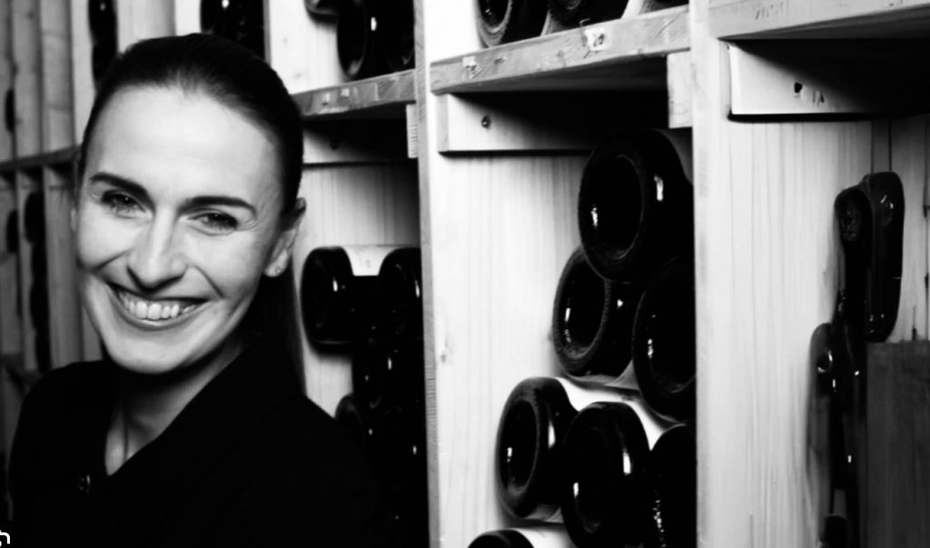 wein, weinsorte, rotwein, weißwein, roséwein, weingut, sommelier, sommellerie, weinprobe, weinverkostung, weinbewertung, weinwissen, weinbeschreibung, weincharakter, weinaromen, weinempfehlung, weinberatung, weintipp, weinpairing, foodpairing, weinbegleitung, wein und essen, wein zum fisch, wein zum steak, wein zu käse, wein zu pasta, wein zum dessert, weinmenü, fine dining, gastronomie, restaurantwein, haubenrestaurant, michelin, delice stuttgart, weinliste, weinkarte, weinauswahl, servicekultur, servicekunst, gastgeber, sommelierschule, sommelierschein, sommelierschulung, sensorik, weinsensorik, aromarad, geschmacksprofil, terroir, weinbau, weinrebe, rebsorte, weinberg, weinregion, herkunft, weinland, weinbaugebiet, deutschlandwein, italienwein, französischer wein, spanischer wein, österreichwein, schweizer wein, südafrika wein, kalifornien wein, napa valley, bordeaux, burgund, chianti, rioja, ribera del duero, moselwein, pfalzwein, rheingau, rheinhessen, frankenwein, badenwein, sachsenwein, saale-unstrut, elsasswein, piemontwein, barolo, barbaresco, brunello, amarone, valpolicella, prosecco, franciacorta, champagne, cremants, sekt, deutscher sekt, schaumwein, stillwein, natural wine, orange wine, biodynamischer wein, biowein, veganer wein, nachhaltiger wein, weinherstellung, kelterung, gärung, malolaktische gärung, ausbau, barrique, holzfass, edelstahltank, flaschenreife, dekantieren, karaffieren, weinservice, trinktemperatur, weinglas, zieher vision, zieher glass, burgunderglas, rieslingglas, universalglas, rotweinglas, weißweinglas, glasform, aromaentfaltung, glasempfehlung, weinlagerung, weinkeller, weinklimaschrank, weintemperierung, korken, schraubverschluss, naturkork, glasverschluss, korkfehler, oxidation, belüftung, sediment, depot, weinflecken, weinstein, weinfehler, schwefel, säure, restzucker, trocken, halbtrocken, feinherb, lieblich, süßwein, dessertwein, eiswein, beerenauslese, trockenbeerenauslese, spätlese, auslese, kabinett, pradikatswein, qualitätswein, tafelwein, landwein, weingesetz, appellation, docg, aoc, d.o., vdp, grosses gewächs, erste lage, weinbewertungssystem, parker punkte, falstaff punkte, vinum, wein plus, tasting note, verkostungsnotiz, farbe, bukett, duft, mundgefühl, struktur, körper, tannin, abgang, länge, komplexität, balance, mineralität, frucht, würze, florale noten, kräuter, vanille, toast, mokka, leder, erde, stein, graphite, salz, kalk, kirsche, pflaume, himbeere, brombeere, apfel, birne, zitrus, limette, grapefruit, ananas, mango, pfirsich, marille, honig, haselnuss, mandel, butter, karamell, rauch, pfeffer, balsamico, eukalyptus, menthol, kräuterwürze, kräuterduft, rosennote, veilchen, lavendel, wacholder, muskat, zimt, nelke, kumin, schokolade, kaffeebohne, toastbrot, hefe, brioche, kreide, mineralisch, floral, würzig, fruchtig, elegant, kräftig, rund, harmonisch, frisch, kühl, linear, lang, dicht, filigran, stoffig, samtig, cremig, lebendig, fein, komplex, tief, delikat, zart, salzig, kalkig, rauchig, reif, jugendlich, balanciert, animierend, expressiv, subtil, konzentriert, trinkreif, lagerfähig, jahrgang, jahrgangstiefe, jahrgangsvergleich, klimawandel, hitzejahrgang, weinqualität, erntezeitpunkt, handlese, selektion, weinlese, mostgewicht, oechsle, weinsäure, weinzucker, weinalkohol, alkoholgehalt, restzuckeranalyse, ph-wert, schwefelung, filtrierung, unfiltriert, weinbereitung, cuvée, reinsortig, assemblage, blend, fassprobe, bottling, degorgieren, dégorgement, dosage, brut, extra brut, sec, demi sec, doux, reserve, vintage, non vintage, jahrgangssekt, prestige cuvée, grand cru, premier cru, village, cru classé, estate, domaine, tenuta, bodega, château, weingutsführung, weinverkauf, weinhandlung, onlineweinhandel, weinshop, vinothek, weinmesse, weinevent, weinfestival, weingala, weinreise, weintourismus, tasting flight, masterclass, sommelierschule, weinakademie, weinseminar, sensoriktraining, degustation, blindverkostung, vergleichsprobe, horizontale verkostung, vertikale verkostung, weinbeschreibung schreiben, tasting note vorlage, aroma erkennen, wein bewerten, wein empfehlen, best wine germany, best sommeliers, deutscher sommelierverband, wset, court of master sommeliers, weinexperte, weinkritiker, weinjournalismus, weinblog, weinpodcast, weinmagazin, weinwissen online, gastrokultur, kulinarik, gourmet, fine dining szene, sterneküche, haubenküche, pairing idee, menübegleitung, amuse bouche, wein zum käse, wein zum dessert, aperitif, digestif, wein und sake, sakepairing, champagnerpairing, rosétrends, naturalwine trend, orange wine trend, zero dosage, low intervention, slow wine, nachhaltigkeit im weinbau, regenerative weinwirtschaft, biodynamik, demeter, ecovin, fair’n green, klimaneutraler wein, co2 bilanz wein, glas vs bag in box, wein innovation, alkoholfreier wein, entalkoholisierter wein, wein ohne alkohol, wein mit wenig alkohol, leichte weine, sommerwein, winterwein, festtagswein, weihnachtswein, osterwein, grillwein, terrassewein, picknickwein, aperitifwein, brunchwein, valentinstag wein, muttertag wein, geschenkwein, weingeschenk, firmengeschenk, personalisiertes etikett, flaschenetikett, etikettendesign, korkenzieher, sommeliermesser, dekantierkaraffe, weinausgießer, weinthermometer, flaschenverschluss, weinaccessoires, weinreinigung, glasreinigung, weinglaspolitur, weingläser kaufen, zieher gläser, zieher vision balance, zieher vision intense, zieher vision fresh, zieher vision straight, zieher vision graceful, zieher vision rich, zieher vision delicate, glastest, aromaentwicklung, gläservergleich, weinservice im restaurant, serviceprotokoll, mise en place wein, gastansprache, storytelling am tisch, weinphilosophie, emotion im service, gastzufriedenheit, feinsinn, wein und kultur, wein und kunst, wein und musik, wein und literatur, wein und reisen, weinregion italien, weinregion frankreich, weinregion deutschland, region stuttgart, wein aus württemberg, neckartal wein, remstal, heilbronner weinstraße, wein aus der pfalz, wein aus baden, wein aus franken, wein aus der mosel, rheingau riesling, pfälzer chardonnay, deutscher pinot noir, spätburgunder, grauburgunder, weissburgunder, silvaner, riesling, sauvignon blanc, muskateller, scheurebe, gewürztraminer, chardonnay, pinot blanc, pinot gris, pinot noir, nebbiolo, sangiovese, tempranillo, cabernet sauvignon, merlot, syrah, grenache, carignan, malbec, zinfandel, shiraz, touriga nacional, albariño, vermentino, verdejo, grüner veltliner, blaufränkisch, zweigelt, saint laurent, tannat, barbera, dolcetto, aglianico, nero d’avola, cortese, garganega, viognier, marsanne, roussanne, chenin blanc, rieslaner, muscadet, viura, clairette, semillon, weintrend, sommelierszene, weinkultur deutschland, europäische weinkultur, neue weinwelt, alte welt wein, moderne weininterpretation, weinphilosophie, serviceleidenschaft, gastgeberschaft, sinneswahrnehmung, geschmackstraining, feine aromatik, elegance im glas, balance im wein, weincharme, weinleidenschaft, genusskultur, lebensfreude, genussmoment, stilvoll trinken, wein erleben, wein entdecken, wein verstehen, wein teilen, wein genießen, wein erleben podcast, sommelier interview, evangelos pattas, delice restaurant, stuttgart fine dining, silvio nitzsche podcast, sommeliers erzählen, weinwissen teilen, deutsche sommellerie, weinleidenschaft deutschland, kultur des genusses, wein und leben, kunst des servierens, stille eleganz, wein als beziehung, genuss im glas, handwerk im service, achtsamkeit im wein, feine noten, große momente, leben mit wein, service und seele, wein als sprache, die kunst des pairings.