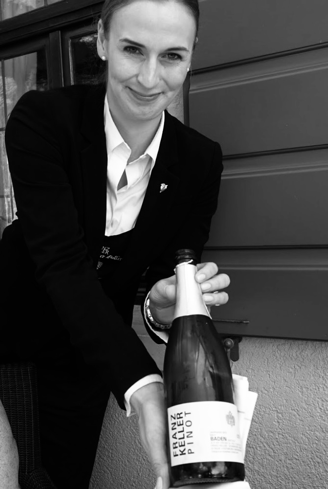 wein, weinsorte, rotwein, weißwein, roséwein, weingut, sommelier, sommellerie, weinprobe, weinverkostung, weinbewertung, weinwissen, weinbeschreibung, weincharakter, weinaromen, weinempfehlung, weinberatung, weintipp, weinpairing, foodpairing, weinbegleitung, wein und essen, wein zum fisch, wein zum steak, wein zu käse, wein zu pasta, wein zum dessert, weinmenü, fine dining, gastronomie, restaurantwein, haubenrestaurant, michelin, delice stuttgart, weinliste, weinkarte, weinauswahl, servicekultur, servicekunst, gastgeber, sommelierschule, sommelierschein, sommelierschulung, sensorik, weinsensorik, aromarad, geschmacksprofil, terroir, weinbau, weinrebe, rebsorte, weinberg, weinregion, herkunft, weinland, weinbaugebiet, deutschlandwein, italienwein, französischer wein, spanischer wein, österreichwein, schweizer wein, südafrika wein, kalifornien wein, napa valley, bordeaux, burgund, chianti, rioja, ribera del duero, moselwein, pfalzwein, rheingau, rheinhessen, frankenwein, badenwein, sachsenwein, saale-unstrut, elsasswein, piemontwein, barolo, barbaresco, brunello, amarone, valpolicella, prosecco, franciacorta, champagne, cremants, sekt, deutscher sekt, schaumwein, stillwein, natural wine, orange wine, biodynamischer wein, biowein, veganer wein, nachhaltiger wein, weinherstellung, kelterung, gärung, malolaktische gärung, ausbau, barrique, holzfass, edelstahltank, flaschenreife, dekantieren, karaffieren, weinservice, trinktemperatur, weinglas, zieher vision, zieher glass, burgunderglas, rieslingglas, universalglas, rotweinglas, weißweinglas, glasform, aromaentfaltung, glasempfehlung, weinlagerung, weinkeller, weinklimaschrank, weintemperierung, korken, schraubverschluss, naturkork, glasverschluss, korkfehler, oxidation, belüftung, sediment, depot, weinflecken, weinstein, weinfehler, schwefel, säure, restzucker, trocken, halbtrocken, feinherb, lieblich, süßwein, dessertwein, eiswein, beerenauslese, trockenbeerenauslese, spätlese, auslese, kabinett, pradikatswein, qualitätswein, tafelwein, landwein, weingesetz, appellation, docg, aoc, d.o., vdp, grosses gewächs, erste lage, weinbewertungssystem, parker punkte, falstaff punkte, vinum, wein plus, tasting note, verkostungsnotiz, farbe, bukett, duft, mundgefühl, struktur, körper, tannin, abgang, länge, komplexität, balance, mineralität, frucht, würze, florale noten, kräuter, vanille, toast, mokka, leder, erde, stein, graphite, salz, kalk, kirsche, pflaume, himbeere, brombeere, apfel, birne, zitrus, limette, grapefruit, ananas, mango, pfirsich, marille, honig, haselnuss, mandel, butter, karamell, rauch, pfeffer, balsamico, eukalyptus, menthol, kräuterwürze, kräuterduft, rosennote, veilchen, lavendel, wacholder, muskat, zimt, nelke, kumin, schokolade, kaffeebohne, toastbrot, hefe, brioche, kreide, mineralisch, floral, würzig, fruchtig, elegant, kräftig, rund, harmonisch, frisch, kühl, linear, lang, dicht, filigran, stoffig, samtig, cremig, lebendig, fein, komplex, tief, delikat, zart, salzig, kalkig, rauchig, reif, jugendlich, balanciert, animierend, expressiv, subtil, konzentriert, trinkreif, lagerfähig, jahrgang, jahrgangstiefe, jahrgangsvergleich, klimawandel, hitzejahrgang, weinqualität, erntezeitpunkt, handlese, selektion, weinlese, mostgewicht, oechsle, weinsäure, weinzucker, weinalkohol, alkoholgehalt, restzuckeranalyse, ph-wert, schwefelung, filtrierung, unfiltriert, weinbereitung, cuvée, reinsortig, assemblage, blend, fassprobe, bottling, degorgieren, dégorgement, dosage, brut, extra brut, sec, demi sec, doux, reserve, vintage, non vintage, jahrgangssekt, prestige cuvée, grand cru, premier cru, village, cru classé, estate, domaine, tenuta, bodega, château, weingutsführung, weinverkauf, weinhandlung, onlineweinhandel, weinshop, vinothek, weinmesse, weinevent, weinfestival, weingala, weinreise, weintourismus, tasting flight, masterclass, sommelierschule, weinakademie, weinseminar, sensoriktraining, degustation, blindverkostung, vergleichsprobe, horizontale verkostung, vertikale verkostung, weinbeschreibung schreiben, tasting note vorlage, aroma erkennen, wein bewerten, wein empfehlen, best wine germany, best sommeliers, deutscher sommelierverband, wset, court of master sommeliers, weinexperte, weinkritiker, weinjournalismus, weinblog, weinpodcast, weinmagazin, weinwissen online, gastrokultur, kulinarik, gourmet, fine dining szene, sterneküche, haubenküche, pairing idee, menübegleitung, amuse bouche, wein zum käse, wein zum dessert, aperitif, digestif, wein und sake, sakepairing, champagnerpairing, rosétrends, naturalwine trend, orange wine trend, zero dosage, low intervention, slow wine, nachhaltigkeit im weinbau, regenerative weinwirtschaft, biodynamik, demeter, ecovin, fair’n green, klimaneutraler wein, co2 bilanz wein, glas vs bag in box, wein innovation, alkoholfreier wein, entalkoholisierter wein, wein ohne alkohol, wein mit wenig alkohol, leichte weine, sommerwein, winterwein, festtagswein, weihnachtswein, osterwein, grillwein, terrassewein, picknickwein, aperitifwein, brunchwein, valentinstag wein, muttertag wein, geschenkwein, weingeschenk, firmengeschenk, personalisiertes etikett, flaschenetikett, etikettendesign, korkenzieher, sommeliermesser, dekantierkaraffe, weinausgießer, weinthermometer, flaschenverschluss, weinaccessoires, weinreinigung, glasreinigung, weinglaspolitur, weingläser kaufen, zieher gläser, zieher vision balance, zieher vision intense, zieher vision fresh, zieher vision straight, zieher vision graceful, zieher vision rich, zieher vision delicate, glastest, aromaentwicklung, gläservergleich, weinservice im restaurant, serviceprotokoll, mise en place wein, gastansprache, storytelling am tisch, weinphilosophie, emotion im service, gastzufriedenheit, feinsinn, wein und kultur, wein und kunst, wein und musik, wein und literatur, wein und reisen, weinregion italien, weinregion frankreich, weinregion deutschland, region stuttgart, wein aus württemberg, neckartal wein, remstal, heilbronner weinstraße, wein aus der pfalz, wein aus baden, wein aus franken, wein aus der mosel, rheingau riesling, pfälzer chardonnay, deutscher pinot noir, spätburgunder, grauburgunder, weissburgunder, silvaner, riesling, sauvignon blanc, muskateller, scheurebe, gewürztraminer, chardonnay, pinot blanc, pinot gris, pinot noir, nebbiolo, sangiovese, tempranillo, cabernet sauvignon, merlot, syrah, grenache, carignan, malbec, zinfandel, shiraz, touriga nacional, albariño, vermentino, verdejo, grüner veltliner, blaufränkisch, zweigelt, saint laurent, tannat, barbera, dolcetto, aglianico, nero d’avola, cortese, garganega, viognier, marsanne, roussanne, chenin blanc, rieslaner, muscadet, viura, clairette, semillon, weintrend, sommelierszene, weinkultur deutschland, europäische weinkultur, neue weinwelt, alte welt wein, moderne weininterpretation, weinphilosophie, serviceleidenschaft, gastgeberschaft, sinneswahrnehmung, geschmackstraining, feine aromatik, elegance im glas, balance im wein, weincharme, weinleidenschaft, genusskultur, lebensfreude, genussmoment, stilvoll trinken, wein erleben, wein entdecken, wein verstehen, wein teilen, wein genießen, wein erleben podcast, sommelier interview, evangelos pattas, delice restaurant, stuttgart fine dining, silvio nitzsche podcast, sommeliers erzählen, weinwissen teilen, deutsche sommellerie, weinleidenschaft deutschland, kultur des genusses, wein und leben, kunst des servierens, stille eleganz, wein als beziehung, genuss im glas, handwerk im service, achtsamkeit im wein, feine noten, große momente, leben mit wein, service und seele, wein als sprache, die kunst des pairings.