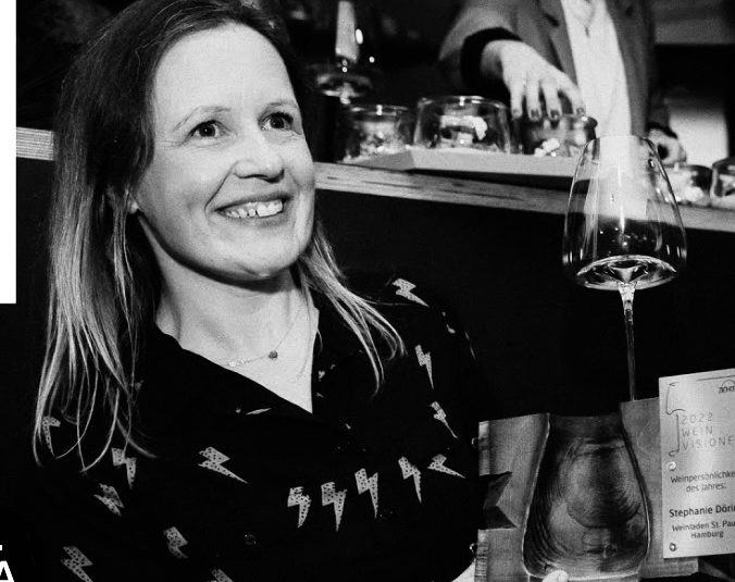 wein, weinsorte, rotwein, weißwein, roséwein, weingut, sommelier, sommellerie, weinprobe, weinverkostung, weinbewertung, weinwissen, weinbeschreibung, weincharakter, weinaromen, weinempfehlung, weinberatung, weintipp, weinpairing, foodpairing, weinbegleitung, wein und essen, wein zum fisch, wein zum steak, wein zu käse, wein zu pasta, wein zum dessert, weinmenü, fine dining, gastronomie, restaurantwein, haubenrestaurant, michelin, delice stuttgart, weinliste, weinkarte, weinauswahl, servicekultur, servicekunst, gastgeber, sommelierschule, sommelierschein, sommelierschulung, sensorik, weinsensorik, aromarad, geschmacksprofil, terroir, weinbau, weinrebe, rebsorte, weinberg, weinregion, herkunft, weinland, weinbaugebiet, deutschlandwein, italienwein, französischer wein, spanischer wein, österreichwein, schweizer wein, südafrika wein, kalifornien wein, napa valley, bordeaux, burgund, chianti, rioja, ribera del duero, moselwein, pfalzwein, rheingau, rheinhessen, frankenwein, badenwein, sachsenwein, saale-unstrut, elsasswein, piemontwein, barolo, barbaresco, brunello, amarone, valpolicella, prosecco, franciacorta, champagne, cremants, sekt, deutscher sekt, schaumwein, stillwein, natural wine, orange wine, biodynamischer wein, biowein, veganer wein, nachhaltiger wein, weinherstellung, kelterung, gärung, malolaktische gärung, ausbau, barrique, holzfass, edelstahltank, flaschenreife, dekantieren, karaffieren, weinservice, trinktemperatur, weinglas, zieher vision, zieher glass, burgunderglas, rieslingglas, universalglas, rotweinglas, weißweinglas, glasform, aromaentfaltung, glasempfehlung, weinlagerung, weinkeller, weinklimaschrank, weintemperierung, korken, schraubverschluss, naturkork, glasverschluss, korkfehler, oxidation, belüftung, sediment, depot, weinflecken, weinstein, weinfehler, schwefel, säure, restzucker, trocken, halbtrocken, feinherb, lieblich, süßwein, dessertwein, eiswein, beerenauslese, trockenbeerenauslese, spätlese, auslese, kabinett, pradikatswein, qualitätswein, tafelwein, landwein, weingesetz, appellation, docg, aoc, d.o., vdp, grosses gewächs, erste lage, weinbewertungssystem, parker punkte, falstaff punkte, vinum, wein plus, tasting note, verkostungsnotiz, farbe, bukett, duft, mundgefühl, struktur, körper, tannin, abgang, länge, komplexität, balance, mineralität, frucht, würze, florale noten, kräuter, vanille, toast, mokka, leder, erde, stein, graphite, salz, kalk, kirsche, pflaume, himbeere, brombeere, apfel, birne, zitrus, limette, grapefruit, ananas, mango, pfirsich, marille, honig, haselnuss, mandel, butter, karamell, rauch, pfeffer, balsamico, eukalyptus, menthol, kräuterwürze, kräuterduft, rosennote, veilchen, lavendel, wacholder, muskat, zimt, nelke, kumin, schokolade, kaffeebohne, toastbrot, hefe, brioche, kreide, mineralisch, floral, würzig, fruchtig, elegant, kräftig, rund, harmonisch, frisch, kühl, linear, lang, dicht, filigran, stoffig, samtig, cremig, lebendig, fein, komplex, tief, delikat, zart, salzig, kalkig, rauchig, reif, jugendlich, balanciert, animierend, expressiv, subtil, konzentriert, trinkreif, lagerfähig, jahrgang, jahrgangstiefe, jahrgangsvergleich, klimawandel, hitzejahrgang, weinqualität, erntezeitpunkt, handlese, selektion, weinlese, mostgewicht, oechsle, weinsäure, weinzucker, weinalkohol, alkoholgehalt, restzuckeranalyse, ph-wert, schwefelung, filtrierung, unfiltriert, weinbereitung, cuvée, reinsortig, assemblage, blend, fassprobe, bottling, degorgieren, dégorgement, dosage, brut, extra brut, sec, demi sec, doux, reserve, vintage, non vintage, jahrgangssekt, prestige cuvée, grand cru, premier cru, village, cru classé, estate, domaine, tenuta, bodega, château, weingutsführung, weinverkauf, weinhandlung, onlineweinhandel, weinshop, vinothek, weinmesse, weinevent, weinfestival, weingala, weinreise, weintourismus, tasting flight, masterclass, sommelierschule, weinakademie, weinseminar, sensoriktraining, degustation, blindverkostung, vergleichsprobe, horizontale verkostung, vertikale verkostung, weinbeschreibung schreiben, tasting note vorlage, aroma erkennen, wein bewerten, wein empfehlen, best wine germany, best sommeliers, deutscher sommelierverband, wset, court of master sommeliers, weinexperte, weinkritiker, weinjournalismus, weinblog, weinpodcast, weinmagazin, weinwissen online, gastrokultur, kulinarik, gourmet, fine dining szene, sterneküche, haubenküche, pairing idee, menübegleitung, amuse bouche, wein zum käse, wein zum dessert, aperitif, digestif, wein und sake, sakepairing, champagnerpairing, rosétrends, naturalwine trend, orange wine trend, zero dosage, low intervention, slow wine, nachhaltigkeit im weinbau, regenerative weinwirtschaft, biodynamik, demeter, ecovin, fair’n green, klimaneutraler wein, co2 bilanz wein, glas vs bag in box, wein innovation, alkoholfreier wein, entalkoholisierter wein, wein ohne alkohol, wein mit wenig alkohol, leichte weine, sommerwein, winterwein, festtagswein, weihnachtswein, osterwein, grillwein, terrassewein, picknickwein, aperitifwein, brunchwein, valentinstag wein, muttertag wein, geschenkwein, weingeschenk, firmengeschenk, personalisiertes etikett, flaschenetikett, etikettendesign, korkenzieher, sommeliermesser, dekantierkaraffe, weinausgießer, weinthermometer, flaschenverschluss, weinaccessoires, weinreinigung, glasreinigung, weinglaspolitur, weingläser kaufen, zieher gläser, zieher vision balance, zieher vision intense, zieher vision fresh, zieher vision straight, zieher vision graceful, zieher vision rich, zieher vision delicate, glastest, aromaentwicklung, gläservergleich, weinservice im restaurant, serviceprotokoll, mise en place wein, gastansprache, storytelling am tisch, weinphilosophie, emotion im service, gastzufriedenheit, feinsinn, wein und kultur, wein und kunst, wein und musik, wein und literatur, wein und reisen, weinregion italien, weinregion frankreich, weinregion deutschland, region stuttgart, wein aus württemberg, neckartal wein, remstal, heilbronner weinstraße, wein aus der pfalz, wein aus baden, wein aus franken, wein aus der mosel, rheingau riesling, pfälzer chardonnay, deutscher pinot noir, spätburgunder, grauburgunder, weissburgunder, silvaner, riesling, sauvignon blanc, muskateller, scheurebe, gewürztraminer, chardonnay, pinot blanc, pinot gris, pinot noir, nebbiolo, sangiovese, tempranillo, cabernet sauvignon, merlot, syrah, grenache, carignan, malbec, zinfandel, shiraz, touriga nacional, albariño, vermentino, verdejo, grüner veltliner, blaufränkisch, zweigelt, saint laurent, tannat, barbera, dolcetto, aglianico, nero d’avola, cortese, garganega, viognier, marsanne, roussanne, chenin blanc, rieslaner, muscadet, viura, clairette, semillon, weintrend, sommelierszene, weinkultur deutschland, europäische weinkultur, neue weinwelt, alte welt wein, moderne weininterpretation, weinphilosophie, serviceleidenschaft, gastgeberschaft, sinneswahrnehmung, geschmackstraining, feine aromatik, elegance im glas, balance im wein, weincharme, weinleidenschaft, genusskultur, lebensfreude, genussmoment, stilvoll trinken, wein erleben, wein entdecken, wein verstehen, wein teilen, wein genießen, wein erleben podcast, sommelier interview, evangelos pattas, delice restaurant, stuttgart fine dining, silvio nitzsche podcast, sommeliers erzählen, weinwissen teilen, deutsche sommellerie, weinleidenschaft deutschland, kultur des genusses, wein und leben, kunst des servierens, stille eleganz, wein als beziehung, genuss im glas, handwerk im service, achtsamkeit im wein, feine noten, große momente, leben mit wein, service und seele, wein als sprache, die kunst des pairings.